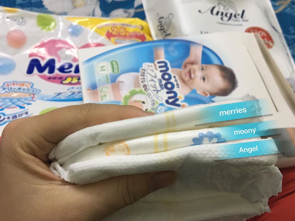 REVIEW BỈM TỐT NĂM 2020

Cf nhà mình có dịp dùng mấy loại bỉm nhưng k phải bỉm nào mình cũng hài lòng nên review cho các mẹ cùng tham khảo. Có thể với 1 số mẹ vẫn ok nhưng với Cf nhà mình thì k đc ok lắm.
Trước sinh mình có mua cho em Moony và Merries dùng song song, khi đẻ ở Tâm Anh thì họ dùng Moony cho bé nhà mình nên về nhà mình dùng tiếp moony cho bé, hết mình sang merries. Trung thành với Merries đến khi con 4m mình quyết định thử đổi bỉm cho con vì nghe mọi ng bảo có nhiều loại cũng tốt k kém.
🌹 Merries : có thể với 1 số mẹ là hơi dày nhưng mình thấy bình thường. dùng vẫn ngon. Thấm hút tốt. Có thể dùng xuyên đêm mà con k vấn đề gì. Con k bị hăm.
>> Nhược điểm: con tè hay bị vón, tức nước tè k đc trải đều
🌹 Moony: dày same same Merries, chất lượng, và ưu điểm như Merries. Bé mình dùng lúc sơ sinh rất an toàn và thích, k hăm bao giờ. Đặc biệt K BỊ VÓN như Merries.
🥀 Angel: Nghe review tốt nên mình có mua thử 1 bịch cho con dùng. Bỉm mỏng hơn 2 loại trên, vải bỉm mềm hơn chút. Tuy nhiên có lẽ k bao giờ mình dùng lại nữa. 😞
>> Nhược điểm: thấm hút k tốt. Cf nhà mình dùng bị tràn bỉm rất nhiều lần mặc dù mới thay lúc 1h chiều để đi ngủ. Ngủ dậy lúc 3h30 bị ướt tràn ra ngoài , ướt cả quần áo. Đêm có lần đóng thử cũng bị tràn làm mẹ phải dậy thay bỉm và quần áo cho con. Và cơ số lần tràn khác. Lúc thay bỉm thấy bỉm mọng nước, thậm chí ướt thành bụng bỉm.
🥀 Bobby: mình cũng từng dùng qua Bobby qua hàng dùng thử của hãng. Nhưng thấy có mùi nên mình bỏ luôn. Quan điểm của mình là dùng bỉm k mùi, k hương.

Thôi thì may hốt 6 bịch Moony k thấy hối hận rồi 😀