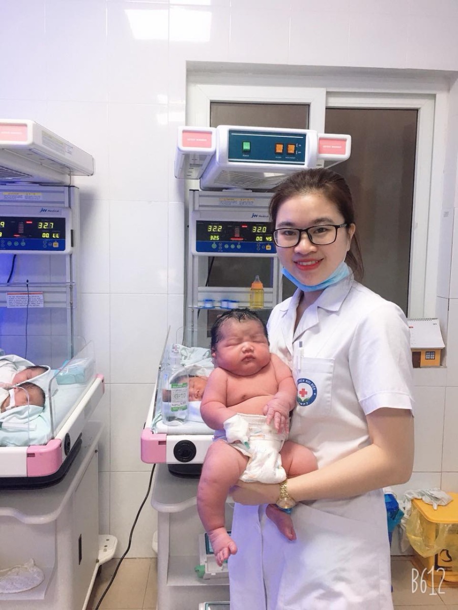 Lịch kiêng cữ 42 ngày sau sinh an toàn, khoa học giúp mẹ nhanh lại người
----------------
Bé em chồng em cũng sắp sinh, rất hay thắc mắc chuyện ở cữ ra sao vì không muốn theo các cụ ngày xưa nằm than, lót ổ nhưng vẫn lo không kiêng cữ thì sau này sẽ không đủ sức mà nuôi con.

Thật ra, em cũng không phải bác sĩ hay chuyên gia để đưa ra lời khuyên nhưng cũng hay đọc cái này cái kia. Thấy gì hay ho thì đăng bài cho các mẹ đọc tham khảo. Sẵn thắc mắc chung của nhiều chị em bấy lâu nay về chuyện ở cữ, em chia sẻ lên đây một bài viết từ trang zhuanlan. Trong này là lịch trình từng ngày về những gì xảy ra với người mẹ sau từng ngày sinh và cách kiêng cữ sau sinh sao cho an toàn, khoa học. Bản thân em thấy lịch trình này rất chi tiết và cần thiết cho các mẹ sau sinh. Các mẹ xem tham khảo nhé.

Ngày đầu tiên sau sinh

1. Không thèm ăn, không muốn ăn thì bạn vẫn phải ăn! Sau khi sinh, cơ thể người mẹ gần như hoàn toàn kiệt sức. Lúc này cần thiết phải cung cấp đủ dinh dưỡng và đảm bảo giấc ngủ đủ sâu để sớm phục hồi.

2. Thể lực bị giảm sút nên cơ thể người mẹ sẽ rất dễ bị nhiễm lạnh trong thời gian ở cữ nên phải chú ý đến việc giữ ấm cơ thể.

3. Chức năng tiêu hóa của mẹ còn yếu, ngày đầu tiên sau sinh chỉ nên ăn một số món lỏng, dễ tiêu hóa như cháo, súp.

4. Nhúng khăn sạch với nước nóng và lau bầu sữa trước mỗi lần cho con bú và sau mỗi hai giờ.

5. Để khôi phục bàng quang bình thường trở lại, phải đi tiểu ngay trong vòng 6 giờ sau khi sinh.

6. Cho con bú 2-3 giờ sau khi sinh để kích hoạt tuyến sữa hoạt động và tăng khả năng tiết sữa.

7. Để tạo điều kiện tốt nhất cho t.ử cung co lại, sau 24 giờ sinh, nên bắt đầu thả bộ, đi lại nhẹ nhàng trong phòng thay vì nằm yên một chỗ.

Ngày thứ hai sau sinh

1. Cơn đau co dạ co dạ con bắt đầu dữ dội và còn diễn ra mạnh mẽ hơn vào ngày hôm sau. Khi cơn đau co dạ con xuất hiện nên tránh hoạt động quá mức.

2. Để sữa non tiết ra nhiều hơn, luôn nhớ mát-xa bầu ngực. Đây cũng là cách tốt nhất để tránh hiện tượng tắc sữa, gây đ.au và sốt.

3. Chú ý đến nhiệt độ trong phòng, nếu thời tiết quá lạnh, hạn chế tắm toàn thân. Nếu rửa mình, nên dùng nước ấm pha riêng vào đồ dùng vệ sinh cá nhân.

4. Ăn uống thức ăn nhẹ bụng, dễ tiêu hóa để đi tiêu, đi tiểu đều đặn. Duy trì bữa ăn đều đặn 3 bữa một ngày và tránh ăn quá nhiều dầu mỡ.

5. Thực hiện một số bài tập thể dục đơn giản, làm dịu cơ bắp và thư giãn tinh thần.

6. Hầu hết những sản phụ sinh m.ổ đều kiệt sức và đau vết mổ. Do đó, người nhà tránh tác động tâm lý đến sản phụ và cần cho ăn cháo đủ bữa để mau lại người.

Ngày thứ 3 sau sinh

1. Sữa non bắt đầu nhạt dần. Vì trẻ sơ sinh bú mẹ còn yếu và ít nên sữa dư lại trong bầu ngực sẽ làm mẹ căng tức và đau đ.ớn. Để kích thích sữa về nhiều hơn và không bị tắc sữa, nên mát-xa bầu ngực liên tục, vắt bỏ sữa dư và dùng khăn ấm chườm ngực.

2. Một số mẹ sinh thường sẽ được bệnh viện cho về nhà nếu không có những biến chứng hậu sản nghiêm trọng. Mẹ chú ý nhiều về việc ăn uống và nghỉ ngơi.

3. Ngay cả khi sữa ít cũng nên cho con bú đều sau mỗi 2-3 giờ, hơn 8 cữ một ngày. Cho con bú sẽ giúp mẹ ngăn ngừa u.ng t.hư vú và có lợi cho các cơn co t.ử cung sau sinh.

4. Mồ hôi trên cơ thể sẽ tiết ra nhiều hơn cùng với dịch tiết sau sinh. Để cơ thể luôn khô thoáng và sạch sẽ, mẹ nên có 1-2 chiếc khăn sạch, nhúng nước ấm và lau mình.

5. Để ngăn ngừa táo bón sau sinh và bệnh t.rĩ xuất hiện trong thời gian cho con bú, mẹ nên uống nhiều nước.

6. Muốn phục hồi cơ thể tốt sau sinh, mẹ nên tập một số bài thể dục nhẹ nhàng, thông thường là đi lại trong phòng hoặc các bài tập tại chỗ.

Ngày thứ tư sau sinh

1. Duy trì nhiệt độ trong nhà thích hợp để tránh tình trạng quá lạnh hoặc quá nóng. Nếu đã tới ngày thứ 4 sau sinh mà vẫn chưa đi ngoài được thì đã đến lúc bạn nên gọi bác sĩ ngay lập tức.

2. Các sinh hoạt hàng ngày bắt đầu lại đều không dễ dàng. Bạn không thể bắt tay ngay vào việc nhà hoặc bồng bế con quá nhiều, cũng không được nâng vác vật nặng nếu không về sau sẽ bị đau lưng hành hạ.

3. Vị trí khâu tầng sinh môn lúc này vẫn chưa hồi phục hoàn toàn, vì thế nếu ăn uống kiêng khem, ăn đồ khó tiêu sẽ bị việc đại tiện khó làm cho đau đớn. Để giảm chứng táo bón sau sinh, mẹ nên thường xuyên xoa bụng để kích thích nhu động ruột.

4. Sau sinh, mồ hôi thoát rất nhiều. Nếu quần áo bị ướt mồ hôi quá nhiều trong thời gian ở cữ, mẹ hãy nhớ thay quần áo ngay lập tức. Nếu ngoài trời lạnh, ở trong nhà, trong phòng cũng nên mang vớ để ổn định nhiệt độ cơ thể.

Ngày thứ năm sau sinh

1. T.ử cung lúc này đã co lại bằng kích thước của nắm tay, lượng nước tiểu hàng ngày cũng về mức bình thường và sắc nâu sẫm trên đường nigra cũng mờ đáng kể.

2. Tiếp tục cho con bú nhiều để kích thích tuyến sữa tiết ra nhiều hơn, kiên trì thực hiện các bài tập mát-xa mỗi ngày.

3. Nói chuyện và cởi mở với người thân, với gia đình về những khó khăn của bản thân trong việc tự chăm sóc bản thân sau sinh và cả những vất vả khi chăm con để ngăn ngừa trầm cảm sau sinh.

4. Thức ăn phù hợp nhất trong tuần này là các thực phẩm chứa protein và sắt, chẳng hạn như cá, trứng và thịt nạc

Ngày thứ sáu sau sinh

1. Sau sinh rất dễ bị thiếu máu. Đến hết 5 tuần sau sinh lượng sắt trong cơ thể sẽ sụt giảm nghiêm trọng. Vì vậy ngoài việc bổ sung thực phẩm giàu chất sắt, mẹ nên nhờ bác sĩ kê toa để bổ sung chất sắt bằng viên uống.

2. Bạn có thể tắm rửa để giữ gìn vệ sinh thân thể và phòng bệnh cho con khi tiếp xúc với bé mỗi ngày, tuy nhiên phải nhớ tắm nhanh không quá 15 phút và tắm ở nơi kín gió. Tắm rửa sau sinh là cần thiết để tránh bị nhiễm trùng vết khâu tầng sinh môn và vết mổ sau sinh.

3. Có thể làm việc nhà nhưng là việc nhẹ nhàng, không ngâm vào nước lạnh quá lâu với các việc vặt như giặt giũ, chùi rửa.

4. Khi muốn gội đầu, tốt nhất là có sự giúp đỡ của người nhà, ngửa đầu ra chứ không nên cúi xuống gội. Tuyệt đối không gội đầu vào buổi tối và không để đầu ướt đi ngủ.

5. Để phục hồi nhanh sau sinh, bạn phải ngủ đủ giấc. Khi con ngủ, tốt nhất tranh thủ ngủ nghỉ chứ đừng tham công tiếc việc mà dọn dẹp. Nhà cửa bề bộn một chút không chết chóc nhưng nếu ngủ không đủ giấc thì rất nhiều hậu quả tồi tệ xảy ra, bao gồm cả trầm cảm sau sinh.

6. Trao đổi kinh nghiệm chăm sóc trẻ sơ sinh với người lớn tuổi. Đừng bao giờ coi kinh nghiệm của các cụ là lạc hậu hết cả, vẫn có những điều rất đáng chắt lọc. Ngoài ra, nên đọc thêm về sách nuôi dạy con cái và nắm vững các kiến thức cơ bản khi chăm sóc và nuôi dưỡng một đứa trẻ.

Ngày thứ bảy sau sinh nở

1. Với các bà mẹ sinh thường, cơ thể lúc này đã được cải thiện rõ, nhưng vẫn chưa thể gọi là hồi phục hoàn toàn. Cần phải nghỉ ngơi nhiều hơn và ngủ đủ giấc. Các bà mẹ sinh mổ có thể xuất viện sau 5 – 7 ngày sinh.

2. Bắt đầu thay tã nhiều hơn cho con và thuần thục những bước căn bản khi chăm sóc, vệ sinh cho bé. Tránh để con bọc tã bẩn quá lâu, gây hăm lở.

3. Càng cố gắng đi lại nhẹ nhàng và tập thể dục thì mẹ càng có thêm nhiều sức khỏe.

4. Nắm rõ lịch ngủ của con và canh các cữ bú đều đặn cho bé.

5. Vì một số bé cần được bú thêm vào giữa đêm nên có thể mẹ sẽ bị thiếu ngủ. Để bù sức, ban ngày khi con ngủ, hãy cố gắng tranh thủ chợp mắt.

6. Tập quan sát màu sắc và số lượng phân và nước tiểu trong tã của con để biết tình hình sức khỏe và sức bú của trẻ. Nhiều mẹ chỉ cần dựa vào dấu hiệu này mà biết được con mình thực sự có bú đủ hay chưa.

2-6 tuần sau khi sinh

Tuần thứ hai

1. Duy trì bữa ăn với các thức ăn phong phú về chất và đủ về lượng. Nếu bác sĩ có kê thuốc sắt, canxi bổ sung thêm thì tiếp tục uống theo đúng hướng dẫn.

2. Sau khi con bú, ban đêm mẹ lau sạch sẽ núm vú và thoa kem dưỡng ẩm lên để ngăn ngừa nứt da.

3. Phòng ngủ của mẹ sau sinh luôn phải kê giường để đảm bảo có thể ngả người, nghỉ ngơi bất cứ lúc nào.

4. Luôn nhớ một trong những lý do đầu tiên khiến mẹ thiếu sữa chính là thiếu ngủ.

5. Vùng tầng sinh môn đã bắt đầu lành da, để không xảy ra bất cứ điều gì đáng lo ngại, mẹ nên thay băng vệ sinh thường xuyên.

6. Tập luyện thể dục và đi lại sẽ giúp mẹ phục hồi nhanh sau sinh, đồng thời ngăn ngừa được tình trạng béo phì.

Tuần thứ ba

1. Không khom người hoặc ngồi trong 1 tư thế ở một khoảng thời gian dài.

2. Việc sử dụng áo ngực từ thời bầu bí là cần thiết để ngăn ngừa tình trạng ngực chảy xệ.

3. Để đảm bảo chất lượng sữa mẹ, ngăn ngừa thiếu máu, các mẹ sau sinh nên ăn nhiều thực phẩm giàu protein và sắt.

4. Nếu trong tình trạng quá mệt mỏi, lo âu trong thời gian dài, bạn sẽ tăng nguy cơ trầm cảm và làm đứt tuyến sữa đang hoạt động.

5. Cố gắng lịch trình giấc ngủ của trẻ và ngủ khi con ngủ để đảm bảo cơ thể người mẹ được nghỉ ngơi đầy đủ.

Tuần thứ tư

1. Một số bà mẹ sẽ bắt đầu kỳ kinh nguyệt đầu tiên sau sinh. (nếu không cho con bú, bạn sẽ bắt đầu kỳ kinh nguyệt đầu tiên sau khi sinh con).

2. Đến bệnh viện với con để kiểm tra sức khỏe sau sinh.

3. Muốn nhanh chóng lấy lại dáng sau sinh, bạn có thể tăng số lượng bài tập, nhưng không ép cơ thể tập luyện quá sức.

4. Nếu quá trình phục hồi diễn ra suôn sẻ, bạn có thể tắm gội thoải mái từ lúc này.

5. Nếu vùng tầng sinh môn tới thời điểm này vẫn chưa khô thì nên tìm biện pháp khử trùng và gặp bác sĩ ngay.

Tuần thứ năm

1. Nếu là người hồi phục nhanh chóng, bạn có thể gần gũi chồng ngay sau sinh, nhưng chú ý chuẩn bị trước về tinh thần và sức khỏe.

2. Cảm thấy bất kỳ bất thường nào liên quan đến các biến chứng hậu sản đều phải đến bệnh viện kịp thời.

3. Để cải thiện tình trạng khô da, da bủng không săn chắc, tốt nhất nên có các bước chăm sóc da cơ bản.

4. Điều chỉnh chế độ ăn uống. Ăn thêm nhiều thực phẩm lợi sữa để duy trì nguồn sữa lâu dài.

6. Nếu có việc từ công ty khẩn cấp, mẹ có thể làm việc nhà một cách độc lập.

Tuần thứ sáu

1. Ngay cả khi kinh nguyệt chưa bắt đầu, ngày rụng trứng có thể đã tới nên dù là cho con bú, các bà mẹ cũng nên dùng các biện pháp tránh thai an toàn để không ảnh hưởng đến nguồn sữa của con.

2. Mẹ có thể giảm bớt căng thẳng trong thời gian như bị giam lỏng này bằng cách đi bộ, tập yoga, và các bài tập đơn giản, dễ dàng khác.

3. Nếu là người hay đi, không chỉ có thể lái xe mà mẹ còn có thể đi những chuyến đi ngắn giải tỏa tinh thần nhưng nhớ phải hiểu được cơ thể mình muốn gì nhé.

4. Sau 42 ngày sinh, mẹ nên đến bệnh viện để kiểm tra mức độ phục hồi sau sinh ra sao. Kể cả việc khám sức khỏe cho bé cũng có thể làm trong ngày này.

Theo Giadinhmoi. Chia sẻ những điều bổ ích!