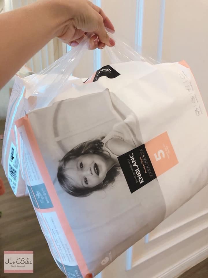 REVIEW BỈM ORGANIC NỘI ĐỊA HÀN: ENBLANC SIÊU THẤM HÚT

Sau nhiều tháng nghiên cứu, sử dụng liên tục và so sánh với các dòng bỉm cao cấp khác để có review thực tế nhất cho các mẹ, Lebebe đã quyết định ký hợp đồng phân phối hãng bỉm cao cấp 100% organic made in Korea để chia sẻ tới các mẹ bỉm đang tìm kiếm dòng bỉm chất lượng hàng đầu: Enblanc

Dưới đây là review chi tiết của Lebebe về dòng bỉm mẹ nào cũng sẽ dễ dàng nhận thấy sự khác biệt ngay lần đầu sử dụng :

✔️ THÀNH PHẦN ORGANIC 100% : Thứ nhất, Enblanc là bỉm cotton được làm bằng sợi bông Organic 100%, made in Korea chính hiệu. Nếu như những loại bỉm khác của Hàn được đặt nhà máy sản xuất tại Trung Quốc và một số nước lân cận, mô hình sản xuất tương đương nhưng chất lượng sẽ có một chút ảnh hưởng thì toàn bộ nhà máy sản xuất Enblanc được đặt DUY NHẤT tại Hàn Quốc, sản xuất trực tiếp với nguồn nguyên liệu sạch, chất lượng đảm bảo tuyệt đối và nhập khẩu về Việt Nam.

✔️ THỰC SỰ RẤT MỎNG: Thứ hai, bỉm Enblanc chỉ dày có 2mm, mỏng nhẹ như không. Bên ngoài, Enblanc siêu siêu mỏng, chỉ bằng 1/2 hay 1/3 so với bỉm thông thường nên bé dùng bỉm sẽ dễ chịu, không bị bí, cộm như các dòng khác.

✔️ CHỐNG TRÀN TỐT: Thứ ba, ưu điểm nổi trội nhất của bỉm Enblanc sử dụng công nghệ Polymer thấm hút cực nhanh kết hợp với thiết kế chống tràn, không vón cục. So sánh đơn giản với bỉm quốc dân Merries, bạn Seed nhà Lebebe chỉ tè được tối đa hai bãi đã phải thay rùi, vả lại bé mới tè một được một chút bỉm đã căng phồng, hiện rõ vạch xanh. Đến khi dùng Enblanc thì Lebeb khá bất ngờ vì bỉm mỏng mà thấm hút tốt như vậy, bé tè 3-4 bãi mới nặng, độ thấm hút Lebebe đánh giá gấp khoảng 1,5-2 lần các dòng bỉm thông thường.

Thêm nữa, bỉm ENBLANC có tính thoáng khí nổi trội nhờ ứng dụng air cover, không khí được lưu thông tốt hơn với kỹ thuật thoáng khí tân tiến nhất, điều này thực sự giúp cho bé luôn vui vẻ và thoải mái khi đóng bỉm.

✔️ CHUN MỀM: Cuối cùng, Enblanc được thiết kế quần chun khá mềm mại, co dãn tối đa cùng các lỗ thoáng khí, vì vậy một điều nhận thấy ngay là bé sử dụng không bị lằn, bạn Seed nhà Lebebe đóng bỉm suốt 3h đồng hồ mà khi bỏ bỉm bé không bị lằn chút nào, khác hẳn khi dùng Merries.

Nhược điểm duy nhất của Enblanc là thiết kế chun quần 2 bên khá dai, thường khi thay bỉm cho bé, mẹ sẽ xé bỉm 2 bên để cuộn lại, thì đoạn xé rách này của Enblanc không được dứt khoát như Merris. Trong quá trình trải nghiệm Enblanc, đây cũng là điểm trừ duy nhất Lebebe nhận thấy, tuy nhiên chi tiết nhỏ này không ảnh hưởng gì tới chất lượng của sản phẩm cả. Lebebe đã góp ý với đại diện hãng, hy vọng trong thời gian tới Enblanc sẽ có thiết kế tiện lợi hơn.