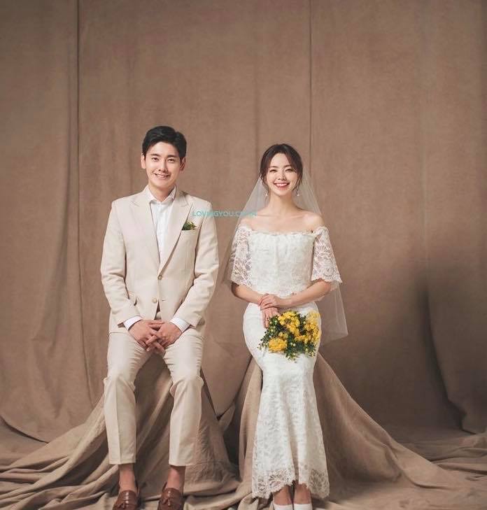 Nửa đầu cuộc đời của người phụ nữ.
_____

22 tuổi
Bạn vừa yêu đương cùng với một người con trai ở nơi đất khách.
Trong một bài viết nói, người không trả lời tin nhắn của bạn chính là không yêu bạn.
Bạn liếc nhìn cái điện thoại nửa ngày không có một âm thanh thông báo nào.
Những chị em thân thiết nói, mỗi lần bạn yêu đương đều như biến thành người khác vậy.
Nhưng cậu ấy nói, cậu ấy thích bạn hiểu chuyện như thế.
Sau này, hai người chia tay.
Bởi vì, bạn kiên cường hơn cô ấy, cô ấy so với bạn cần cậu ta hơn.

24 tuổi
Mẹ bạn hỏi, lúc nào thì đem bạn trai về nhà?
Bạn nói, bạn bây giờ muốn chuyên tâm vào công việc.
Mẹ bạn bảo, thân con gái chịu khổ như vậy làm gì chứ?
Đúng đó, tại sao bạn phải bạt mạng như thế.
“ Bởi vì thứ tôi thích rất đắt.
Nơi tôi muốn đến rất xa
Người tôi yêu anh ấy rất hoàn mĩ…”
Bạn nhìn người mẹ tóc đã bạc của mình, rốt cuộc cũng không thốt ra tiếng.

26 tuổi.
Bạn nhìn những người xung quanh mình đều kết hôn rồi.
Bạn cũng nhìn thấy những người xung quanh li hôn rồi.
Bạn cũng nhìn thấy ai ai ai đều sinh hai lần rồi.
Bạn cũng nhìn thấy ai ai ai lại ngoại tình rồi.
Những người đó nói
Con gái qua 25 tuổi thì xem như chẳng đáng tiền nữa.
Người bạn thân của bạn nói.
“ Tôi không tin tưởng tình yêu, tôi chỉ tin vào chính mình”
Cô, thím, mợ, mẹ kế.
Họ nói muốn giới thiệu đối tượng cho bạn.
Bố bạn nói một câu
“ con à, con không muốn kết hôn cũng không sao hết”.
Bạn liền muốn khóc.

28 tuổi
Bạn gặp được một người đàn ông có khả năng đưa bạn về nhà.
Bạn cảm thấy anh ấy cũng không tệ.
Nhưng bạn không dám chắc, đây có phải tình yêu không?
Nhưng mà mỗi lần đứng trên đôi giày cao gót
Trở về ngôi nhà chỉ có một người, bạn mệt rồi.
“ Em cũng 28 tuổi rồi, không thể trốn tránh nữa đâu”
Vậy là hai người bắt đầu bàn chuyện cưới gả.
Đem sính lễ, của hồi môn, đều đem gộp vào tiền lễ hỏi.
Tính toán rõ rõ ràng ràng.
Bạn thở phào một hơi.
Cũng không biết là cái gì đè nén lên bạn.

29 tuổi.
Bạn kết hôn rồi.
Vô số lần bạn nghĩ về chú rể của mình, về hôn lễ.
Hóa ra chuyện cũng chỉ có thế.
Tiếng ồn ào dưới sân khấu khiến bạn quay trở về hiện thực.
Người dẫn chương trình nở một nụ cười làm ăn chuyên nghiệp tiêu chuẩn.
“ Mọi người vui lòng yên lặng”
Anh ấy nói, “ anh yêu em”
Bạn nói, “ em cũng yêu anh”
Hóa ra chữ “ yêu” nói ra cũng chẳng hề khó.
Nửa đem tỉnh giấc.
Nghe thấy tiếng ngáy của chồng uống nhiều rượu nằm bên cạnh.
Bạn cảm thấy có chút ồn.
Nhưng lại nghĩ, từ hôm nay bạn đã là vợ của người này rồi.
Từ mai trở đi
Bạn phải học giặt quần áo, làm cơm, chăm sóc gia đình.
Nói đến đây, hình như bạn vẫn chưa làm cho bố mẹ mình một bữa cơm nào.

30 tuổi
Bạn mang thai rồi.
Người nhà bảo bạn từ bỏ công việc mà mới thăng chức không lâu, chuyên tâm dưỡng thai.
Anh ấy cũng vừa thăng chức.
Vì vậy, thời gian tan làm ngày càng muộn.
Lúc mang thai 7 tháng, bạn một mình đi khám thai.
Một mình xếp hàng, lấy số, ra khỏi bệnh viện.
Bạn trông thấy một người bạn thân trước đây.
Nghe nói cô ấy từ chức, ra nước ngoài du học.
Cô ấy hình như đẹp lên rồi.
Về đến nhà, lấy gương ra soi.
Phát hiện bạn chẳng nhận ra bản thân trong gương nữa.
Thân hình thô mập, thật tương xứng với bộ dạng của gái đã có chồng.
Bạn nghĩ đến người bạn thân kia.
Bạn không thích bộ dạng này của bản thân.
Vẫn may.
Một tiếng khóc nỉ non vang đến đánh thức bạn.

31 tuổi
Đây là năm khổ cực nhất cuộc đời bạn.
Một bên phải tỉnh giấc vài lần cho con bú sữa.
Thời gian bạn ở cữ
Bạn không thể tắm rửa, không thể đánh răng, không thể chơi điện thoại.
Bởi vì mẹ chồng nói, đây đều là muốn tốt cho bạn thôi.
Bữa ăn của bạn biến thành các loại canh bổ.
Bạn cảm thấy bản thân được nuôi như heo vậy.
Nhưng vì con, bạn vẫn nhẫn nhịn.
Nhìn chồng nằm bên cạnh.
Anh ấy lại vì xã giao mà uống nhiều rồi.
Bạn phát hiện
Bản thân trong một đêm
Từ một người con gái biến thành một người mẹ.
Cuộc sống của bạn quanh quẩn chỉ còn phân, nước tiểu, rắm và tiếng khóc của con nhỏ.
Mĩ phẩm, giày cao gót, món ăn ngon, sớm đã chẳng còn liên quan tới bạn.

35 tuổi
Bạn bắt đầu ghét soi sương, ghét đi dạo phố.
Sau khi sinh con, cân nặng một đường tăng không giảm
Bạn cũng nghĩ đến việc giảm cân.
Nhưng mà, đi làm, tan làm, công việc, con cái.
Bạn không có thời gian, cũng chẳng còn sức lực.
Bạn tham gia họp lớp.
Tốt nghiệp mười mấy năm, mọi người đều thay đổi rồi.
Mỗi người, mỗi người đều trở thành những anh tài trong công việc.
Bạn học nói, bạn cũng không tệ nha.
Có công việc ổn định.
Có chồng giúp trông nom con cái.
Bạn cũng không nghe ra
Là khen ngợi
Hay là mỉa mai.

37 tuổi.
Chồng thăng chức rồi.
Bạn cũng thấy thế mà vui vẻ theo.
Chuẩn bị cả nhà ra ngoài ăn một bữa.
Nhưng mà wechat hiện lên.
Công ty muốn tổ chức chúc mừng anh ấy.
Hơn 12h đêm, anh ấy quay lại, say bí tỉ.
Trên cổ áo còn có một dấu màu hồng.
Hai người cãi nhau.
Anh ấy nói, “ em xem bản thân đi, bây giờ chỉ có bộ dạng của một người đàn bà chanh chua”
Bạn đột nhiên bật khóc.
Đã từng là một người phụ nữ ấm áp và nhẹ nhàng.
Cô gái từng tỏa sáng trong công việc.
Rốt cuộc cô gái ấy đi đâu rồi?

39 tuổi.
Sau đó các bạn vẫn làm hòa.
Đều là những người đến tuổi tứ tuần.
Bạn cảm thấy bản thân không mơ hồ, cũng không lo lắng nữa.
Nhưng mà, mỗi khi đến tối.
Nhìn người đang hô hấp đều đều bên cạnh.
Bạn đều nghĩ
“ Rốt cuộc mình đã đi sai bước nào rồi chứ?”.
Kết thúc nửa đầu cuộc đời của người phụ nữ
______
Hãy trân trọng người con gái bên cạnh bạn, bạn không biết được cô ấy đã hi sinh nhiều như thế nào đâu.