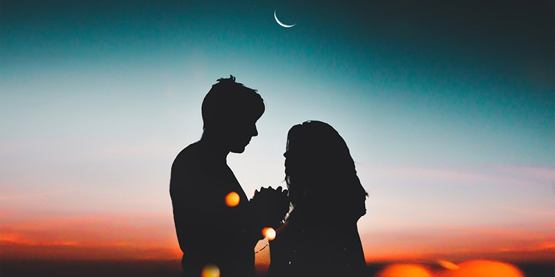 Yêu thường và yêu của phật - phần 1

Dường như rất khó yêu ai đó trong hai mươi bốn giờ một ngày. Tại sao điều đó xảy ra như vậy? Yêu có nên là quá trình liên tục không? Và ở giai đoạn nào yêu trở thành sùng kính?

Yêu không phải là hành động; nó không phải là cái gì đó bạn làm. Nếu bạn làm nó, nó không là yêu. Không việc làm nào được bao hàm trong yêu; nó là trạng thái của hiện hữu, không là hành động. Không người nào có thể làm bất kì cái gì liên tục trong hai mươi bốn giờ. Nếu bạn làm yêu, thế thì tất nhiên bạn không thể làm nó trong hai mươi bốn giờ được. Với bất kì hành động nào bạn sẽ phát mệt; với bất kì hành động nào bạn sẽ phát chán. Và thế thì, sau bất kì hành động nào, bạn phải thảnh thơi. Cho nên nếu bạn làm yêu, bạn sẽ phải thảnh thơi trong ghét, vì bạn có thể thảnh thơi chỉ trong cái đối lập.
Đó là lí do tại sao yêu của chúng ta bao giờ cũng bị trộn lẫn với hận. Bạn yêu khoảnh khắc này, và khoảnh khắc tiếp bạn ghét cùng người đó. Cùng người đó trở thành đối thể của cả yêu và ghét; đó là xung đột của những người yêu. Vì yêu của bạn là hành động, đó là lí do tại sao có khổ này.
Cho nên điều đầu tiên cần được hiểu là ở chỗ yêu không phải là hành động; bạn không thể làm được nó. Bạn có thể ở trong yêu, nhưng bạn không thể ‘làm” yêu. Làm là ngớ ngẩn. Nhưng những điều khác cũng được ngụ ý. Nó không phải là nỗ lực vì nếu nó là nỗ lực bạn chắc sẽ phát mệt. Nó là trạng thái của tâm trí.
Và đừng nghĩ dưới dạng mối quan hệ, nghĩ dưới dạng trạng thái của tâm trí. Nếu bạn đang trong yêu, đây là trạng thái của tâm trí. Trạng thái này của tâm trí có thể được hội tụ vào một người hay nó có thể không được hội tụ - vào cái toàn thể. Khi nó được hội tụ vào một người, nó được biết là yêu. Khi nó trở thành không được hội tụ, nó trở thành lời cầu nguyện. Thế thì bạn chỉ trong yêu - không với ai đó, mà chỉ trong yêu, như bạn đang thở vậy.
Nếu việc thở mà là nỗ lực bạn chắc sẽ phát mệt về nó, và bạn chắc phải thảnh thơi và thế thì bạn sẽ chết. Nếu nó là nỗ lực, thế thì vào lúc nào đó bạn có thể quên làm nó và thế thì bạn sẽ chết. Yêu cũng giống như thở: nó là bình diện cao hơn của việc thở. Nếu bạn không thở, thân thể bạn sẽ chết. Nếu bạn không trong yêu, linh hồn bạn không thể được sinh ra.
Cho nên coi yêu như là việc thở của linh hồn đi. Khi bạn trong yêu linh hồn bạn trở nên sống động, sinh động, cũng giống như nó đang thở. Nhưng nghĩ theo cách này. Nếu tôi nói với bạn, "Chỉ thở khi bạn ở gần tôi và không thở ở bất kì chỗ nào khác," thế thì bạn sẽ chết. Và lúc sau bạn sẽ ở gần tôi bạn sẽ chỉ chết và bạn thậm chí sẽ không có khả năng thở gần tôi.
Điều đó đã xảy ra với yêu. Chúng ta sở hữu - đối thể yêu bị sở hữu và người yêu nói, "Đừng yêu bất kì người nào khác. Chỉ yêu anh (em)." Thế thì yêu bị teo đi và thế thì người yêu không thể yêu được, điều đó trở thành không thể được. Điều đó không có nghĩa là bạn phải yêu mọi người, nhưng bạn phải ở trong trạng thái yêu của tâm trí. Nó giống như thở: cho dù kẻ thù của bạn có đó bạn sẽ thở.
Đó là nghĩa của câu nói của Jesus, "Yêu kẻ thù của ông." Nó đã là vấn đề cho Ki tô giáo, làm sao hiểu được câu nói này, "Yêu kẻ thù của ông." Điều đó dường như mâu thuẫn. Nhưng nếu việc yêu không là hành động, nếu nó chỉ là trạng thái của tâm trí, thế thì không có vấn đề về kẻ thù hay bạn bè. Bạn đang trong yêu.
Nhìn vào nó từ phía khác. Có những người liên tục trong ghét, và bất kì khi nào họ cố bầy tỏ yêu, họ phải làm nhiều nỗ lực. Yêu của họ là nỗ lực vì trạng thái liên tục của tâm trí họ là ghét. Đó là lí do tại sao nỗ lực được cần. Có những người liên tục buồn; thế thì tiếng cười của họ là nỗ lực. Họ phải tranh đấu chống lại bản thân họ. Thế thì tiếng cười của họ trở thành tiếng cười tô vẽ - chỉ giả dối, áp đặt, được gắn vào, không tới từ chiều sâu bên trong mà chỉ được thu xếp, không tự phát trong nó mà chỉ nhân tạo.
Có những người liên tục trong giận - không giận cái gì đó hay ai đó, chỉ là giận. Thế thì yêu của họ trở thành nỗ lực. Mặt khác, nếu yêu là trạng thái tâm trí của bạn, giận sẽ là nỗ lực. Bạn có thể làm nó, nhưng bạn không thể là giận. Thế thì bạn sẽ phải tạo ra nó một cách nhân tạo; nó sẽ là giả.
Nếu vị phật cố là giận, nhiều nỗ lực sẽ được cần, và thế nữa nó sẽ là giả. Và chỉ những người không biết ông ấy mới có thể bị lừa. Những người biết ông ấy, họ biết rằng giận đó là giả, chỉ được tô vẽ, được bịa ra. Nó không tới từ bên trong; điều đó là không thể được. Một Phật, một Jesus, không thể ghét. Thế thì nỗ lực là được cần. Nếu họ muốn biểu lộ hận, thế thì họ sẽ phải làm điều đó.
Nhưng bạn không cần bất kì nỗ lực nào đề là ghét; bạn cần nỗ lực để là yêu. Đổi trạng thái tâm trí đi. Làm sao đổi trạng thái tâm trí? Làm sao là yêu? Và đó không phải là vấn đề về thời gian, về làm sao yêu hai mươi bốn giờ một ngày. Điều này là ngớ ngẩn - câu hỏi này là ngớ ngẩn.
Vấn đề không phải là thời gian. Nếu bạn có thể là yêu trong một khoảnh khắc, điều đó là đủ, vì bạn không bao giờ có hai khoảng khắc cùng nhau. Chỉ một khoảnh khắc được cho. Khi khoảnh khắc này mất đi, khoảnh khắc thứ hai được cho. Bạn chỉ có một khoảnh khắc bao giờ cũng cùng với bạn. Nếu bạn biết cách là yêu trong một khoảnh khắc, bạn biết bí mật này. Bạn không cần nghĩ về hai mươi bốn giờ, hay về cả đời.
Chỉ một khoảnh khắc của yêu và bạn biết cách rót đầy một khoảnh khắc bằng yêu. Thế thì khoảnh khắc thứ hai sẽ được trao cho bạn, và bạn có thể rót đầy khoảnh khắc thứ hai đó cũng bằng yêu. Cho nên nhớ, vấn đề không là thời gian. Chỉ có vấn đề duy nhất về một khoảnh khắc, và một khoảnh khắc không phải là một phần của thời gian. Một khoảnh khắc không phải là quá trình; một khoảnh khắc là ngay bây giờ.
Một khi bạn biết cách đi vào một khoảnh khắc với yêu, bạn đã đi vào vĩnh hằng: thời gian không còn nữa. Phật sống trong bây giờ; bạn sống trong thời gian. Thời gian nghĩa là suy nghĩ về quá khứ, suy nghĩ về tương lai. Và trong khi bạn đang nghĩ về quá khứ và về tương lai, hiện tại bị mất.
Bạn bị dính líu với tương lai và quá khứ, và hiện tại bị mất - và hiện tại là sự tồn tại duy nhất. Quá khứ không còn nữa và tương lai còn chưa hiện hữu: chúng cả hai đều không có, chúng là phi tồn tại. Chính khoảnh khắc này, riêng khoảnh khắc nguyên tử này, là sự tồn tại duy nhất - ở đây và bây giờ. Nếu bạn biết là yêu, bạn biết bí mật này. Và bạn sẽ không bao giờ được cho hai khoảnh khắc cùng nhau, cho nên bạn không cần bận tâm về thời gian.
Một khoảnh khắc bao giờ cũng có - và nó bao giờ cũng trong hình dạng của bây giờ. Nhớ, không thực sự có hai kiểu "bây giờ." Riêng một khoảnh khắc này là như nhau; nó không khác biệt theo bất kì cách nào với khoảnh khắc đã qua trước nó, và nó không khác theo bất kì cách nào với khoảnh khắc sẽ đi theo nó.
Cái bây giờ nguyên tử này bao giờ cũng là như nhau. Đó là lí do tại sao Eckhart nói, "Không phải là thời gian trôi qua đâu. Thời gian vẫn còn như vậy. Thay vì thế, chúng ta liên tục đi qua." Thời gian thuần khiết vẫn còn là một; chúng ta liên tục đi qua. Cho nên đừng nghĩ về hai mươi bốn giờ, và thế thì bạn không cần nghĩ về khoảnh khắc hiện tại.
Một điều nữa. Suy nghĩ cần thời gian; sống không cần thời gian. Bạn không thể nghĩ trong chính khoảnh khắc này. Trong chính khoảnh khắc này, nếu bạn muốn hiện hữu bạn sẽ phải dừng suy nghĩ, vì suy nghĩ về căn bản liên quan tới hoặc quá khứ hoặc tương lai. Bạn có thể nghĩ gì trong hiện tại? Khoảnh khắc bạn nghĩ, nó đã trở thành quá khứ.
Hoa có đó - bạn nói đây là đoá hoa đẹp. Việc nói này bây giờ không còn nữa trong hiện tại; nó đã trở thành quá khứ. Khi bạn đi tới hiểu thấu cái gì đó trong suy nghĩ, nó đã trở thành quá khứ. Trong hiện tại bạn có thể hiện hữu, nhưng bạn không thể nghĩ được. Bạn có thể hiện hữu cùng đoá hoa, nhưng bạn không thể nghĩ về nó được. Suy nghĩ cần thời gian.
Cho nên theo cách khác, suy nghĩ là thời gian. Nếu bạn không nghĩ, không có thời gian. Đó là lí do tại sao trong thiền bạn cảm thấy vô thời gian. Đó là lí do tại sao trong yêu bạn cảm thấy vô thời gian. Yêu là không suy nghĩ, nó là việc dừng của ý nghĩ. Bạn hiện hữu! Khi bạn ở cùng với người yêu của bạn, bạn không nghĩ về yêu, bạn không nghĩ về người được yêu. Bạn không nghĩ chút nào. Và nếu bạn suy nghĩ thế thì bạn không hiện hữu cùng người yêu của bạn, bạn ở đâu đó khác. Suy nghĩ ngụ ý thiếu vắng khỏi bây giờ... bạn không ở đó.
Đó là lí do tại sao những người quá bị ám ảnh với suy nghĩ không thể yêu được, vì ngay cả khi họ ở đó, cho dù họ đạt tới cội nguồn thiêng liêng nguyên thuỷ, cho dù họ gặp Thượng đế, họ sẽ liên tục nghĩ về ngài và họ sẽ bỏ lỡ ngài hoàn toàn. Bạn có thể liên tục nghĩ về và về và về, nhưng nó không bao giờ là sự kiện.
Khoảnh khắc của yêu là khoảnh khắc vô thời gian. Thế thì không có vấn đề về suy nghĩ làm sao yêu hai mươi bốn giờ. Bạn không bao giờ nghĩ về làm sao sống hai mươi bốn giờ, làm sao sống động hai mươi bốn giờ. Hoặc bạn sống động hoặc bạn không. Cho nên điều cơ bản cần được hiểu là không có thời gian, nhưng có bây giờ - làm sao ở đây và bây giờ trong trạng thái yêu.
Tại sao có ghét? Khi bạn cảm thấy hận, đi tới nguyên nhân của nó. Chỉ thế thì yêu mới có thể nở hoa. Khi nào bạn cảm thấy hận? Khi bạn cảm thấy rằng sự tồn tại của bạn, cuộc sống của bạn đang lâm nguy, khi bạn cảm thấy rằng sự tồn tại của bạn có thể bị triệt tiêu, đột nhiên ghét nổi lên trong bạn. Khi bạn cảm thấy rằng bạn có thể bị phá huỷ, bạn bắt đầu phá huỷ người khác. Đó là biện pháp an toàn. Nó chỉ là một phần của bạn đang vật lộn cho sự sống còn. Bất kì khi nào bạn cảm thấy rằng sự tồn tại của bạn lâm nguy, bạn đầy với hận.
Cho nên chừng nào bạn chưa đi tới cảm thấy rằng sự tồn tại của bạn không thể trong nguy hiểm, rằng nó không thể triệt tiêu bạn, bạn không thể được rót đầy bởi yêu. Một Jesus có thể trong yêu vì ông ấy biết cái gì đó là bất tử. Bạn không thể trong yêu vì bạn chỉ biết cái thuộc về chết. Và mọi khoảnh khắc chết có đó; mọi khoảnh khắc bạn sợ. Làm sao bạn có thể yêu khi bạn sợ? Yêu không thể tồn tại cùng sợ. Và sợ có đó, cho nên bạn chỉ có thể tạo ra giả vờ rằng bạn yêu.
Và lần nữa, yêu của bạn thực sự không là gì ngoài biện pháp an toàn. Bạn yêu để cho bạn sẽ không sợ. Bất kì khi nào bạn tin rằng bạn đang trong yêu, bạn bớt sợ. Với khoảnh khắc này bạn có thể quên chết. Ảo tưởng được tạo ra theo đó bạn có thể cảm thấy rằng bạn được chấp nhận bởi sự tồn tại; bạn không bị từ chối, bác bỏ. Đó là lí do tại sao có nhiều nhu cầu thế về yêu và được yêu.
Bất kì khi nào bạn được yêu bởi ai đó, bạn tạo ra quanh bạn một ảo tưởng rằng bạn được cần bởi sự tồn tại - ít nhất bởi ai đó. Bạn được cần bởi ai đó, cho nên bạn không chỉ là vô tích sự. Bạn không chỉ là ngẫu nhiên - bạn được cần ở đâu đó. Không có bạn sự tồn tại sẽ thiếu cái gì đó. Điều đó cho bạn cảm giác về hạnh phúc. Bạn cảm thấy có mục đích, vận mệnh, nghĩa, xứng đáng.
Khi bạn không được yêu bởi ai đó, bạn cảm thấy bị bác bỏ, bạn cảm thấy bị từ chối, bạn cảm thấy vô nghĩa. Thế thì bạn cảm thấy không có mục đích, không có vận mệnh. Nếu không ai yêu bạn và bạn chết, sẽ không có cảm giác về việc thiếu vắng bạn, việc bạn không còn nữa sẽ không được ai cảm thấy. Không ai sẽ cảm thấy rằng bạn đã hiện hữu, và bây giờ bạn không còn nữa.
Yêu cho bạn cảm giác về việc được cần. Đó là lí do tại sao trong yêu người ta trở thành hay cảm thấy ít sợ. Bất kì khi nào yêu không có đó bạn trở nên sợ hơn, và trong sợ, như việc bảo vệ, bạn trở nên ghét. Ghét là việc bảo vệ. Bạn sợ bị phá huỷ; bạn trở nên có tính phá huỷ.
Trong yêu, bạn cảm thấy rằng bạn được chấp nhận, đón chào - không phải là khách không được mời, mà thay vì thế bạn được mời, đón chào, chờ đợi, được đón nhận, rằng sự tồn tại hạnh phúc là có bạn. Người yêu bạn trở thành đại diện của toàn thể sự tồn tại. Nhưng yêu này về cơ bản dựa trên sợ. Bạn đang bảo vệ chống lại sợ, chống lại chết, chống lại sự dửng dưng vô nhân của sự tồn tại.
Thực sự, sự tồn tại là dửng dưng - ít nhất trên bề mặt. Mặt trời, biển, sao, trái đất, chúng dửng dưng toàn bộ với bạn; không ai lo nghĩ về bạn. Và dường như rõ ràng rằng bạn không được cần tới. Không có bạn mọi thứ sẽ là tốt như có bạn; không cái gì sẽ bị mất. Nhìn vào sự tồn tại một cách hời hợt: không người nào, không cái gì chăm nom tới bạn. Chúng thậm chí có thể không nhận biết về bạn. Sao không nhận biết về bạn; ngay cả trái đất mà bạn gọi là Mẹ cũng không nhận biết về bạn. Và khi bạn chết, trái đất sẽ không buồn. Không cái gì sẽ thay đổi; mọi thứ sẽ như chúng vậy và như chúng bao giờ cũng vậy. Có bạn hay không có bạn, không có khác biệt gì.
Bạn cảm thấy bạn chỉ là sự ngẫu nhiên. Bạn không được cần tới; không được mời bạn đã tới... chỉ là một sản phẩm ngẫu nhiên. Điều này tạo ra sợ. Đây là điều Kierkegaard gọi là "thống khổ." Có nỗi sợ liên tục tinh vi - bạn không được cần.
Khi ai đó yêu bạn, bạn cảm thấy rằng một chiều hướng khác đã tới trong sự tồn tại. Bây giờ ít nhất một người sẽ có đó, người sẽ khóc, người sẽ thương cảm, người sẽ buồn. Sẽ có nước mắt; bạn sẽ được cần. Ít nhất sẽ có một người bao giờ cũng cảm thấy sự thiếu vắng của bạn nếu bạn không hiện hữu. Ít nhất với một người bạn đã thu được vận mệnh, mục đích.

Từ “Vigyan Bhairav Mật tông - tập 1”