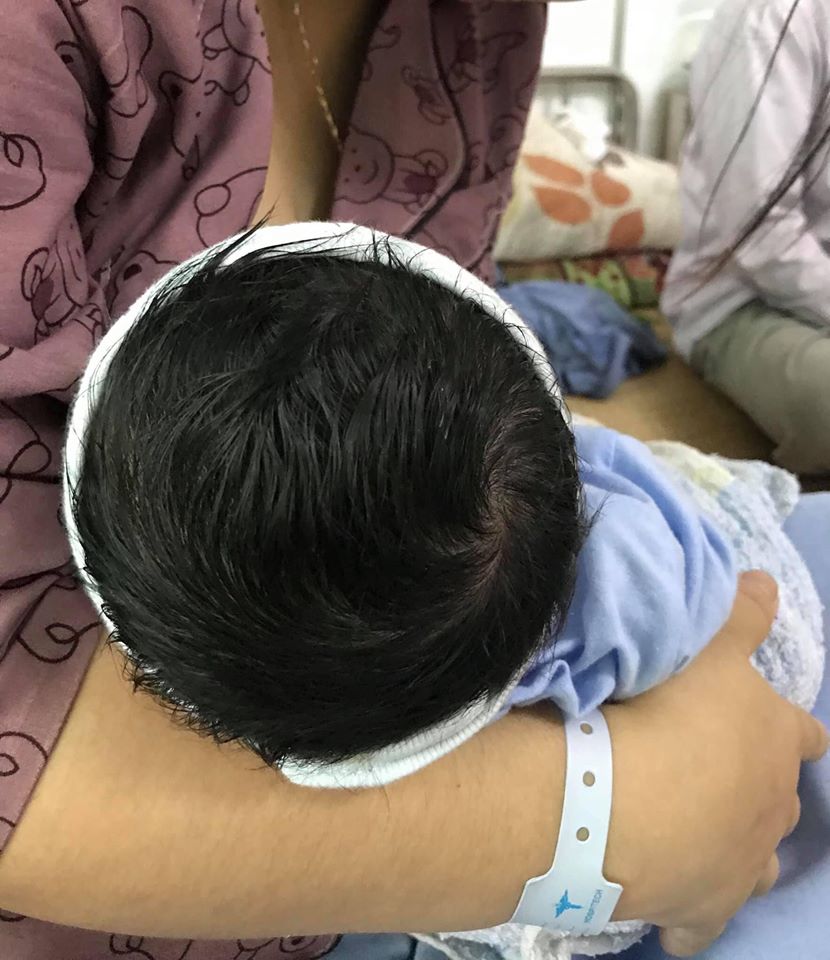 Con t 4 ngày tuổi, tóc nhiều nhất khoa sản. Mọi người bảo là lúc chửa ăn nhiều trứng vịt lộn là con mọc nhiều tóc. Chắc thế thật mng ạ 🙄