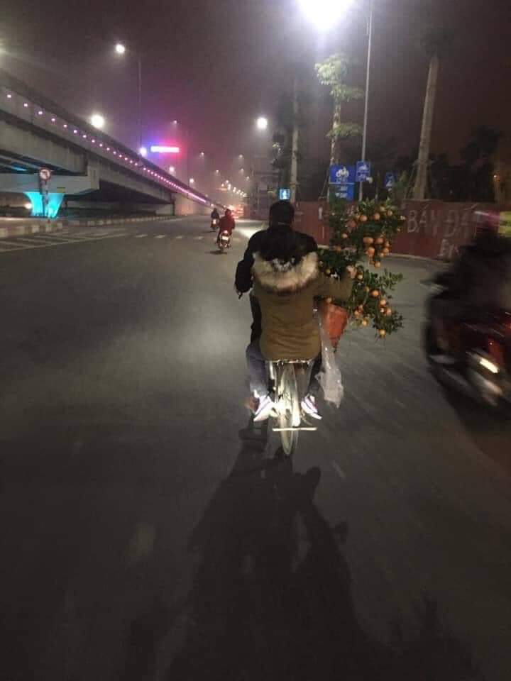 HẠNH PHÚC ĐÔI KHI CHỈ ĐƠN GIẢN NHƯ VẬY..

Nay buồn buồn đi lượn phố và đi đến Cầu Vượt Bigc gặp đôi anh chị đi mua cây quất về ! 

Anh nói cây quất đẹp không em ???  chị ngồi sau nhìn cây quất tủm tỉm cười khen cây này đẹp lắm rồi anh chứ mấy cây to đắt tiền em lại chả thấy đẹp.

Anh đạp xe đằng trước mặt mày hớn hở vui lắm,mình nhìn theo xa xa 1 lúc sau chắc anh phi nhanh quá nên xe đạp hình như bị tuột cả xích rồi 😂😂 

- Đấy tết đâu cần gì cao sang, xe đạp đơn giản mà ở cạnh nhau hạnh phúc lắm rồi ❤ 

 -Hóng_trên_mạng