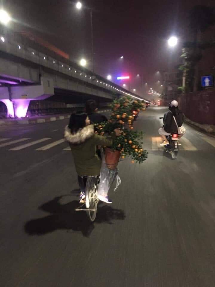 HẠNH PHÚC ĐÔI KHI CHỈ ĐƠN GIẢN NHƯ VẬY..

Nay buồn buồn đi lượn phố và đi đến Cầu Vượt Bigc gặp đôi anh chị đi mua cây quất về ! 

Anh nói cây quất đẹp không em ???  chị ngồi sau nhìn cây quất tủm tỉm cười khen cây này đẹp lắm rồi anh chứ mấy cây to đắt tiền em lại chả thấy đẹp.

Anh đạp xe đằng trước mặt mày hớn hở vui lắm,mình nhìn theo xa xa 1 lúc sau chắc anh phi nhanh quá nên xe đạp hình như bị tuột cả xích rồi 😂😂 

- Đấy tết đâu cần gì cao sang, xe đạp đơn giản mà ở cạnh nhau hạnh phúc lắm rồi ❤ 

 -Hóng_trên_mạng