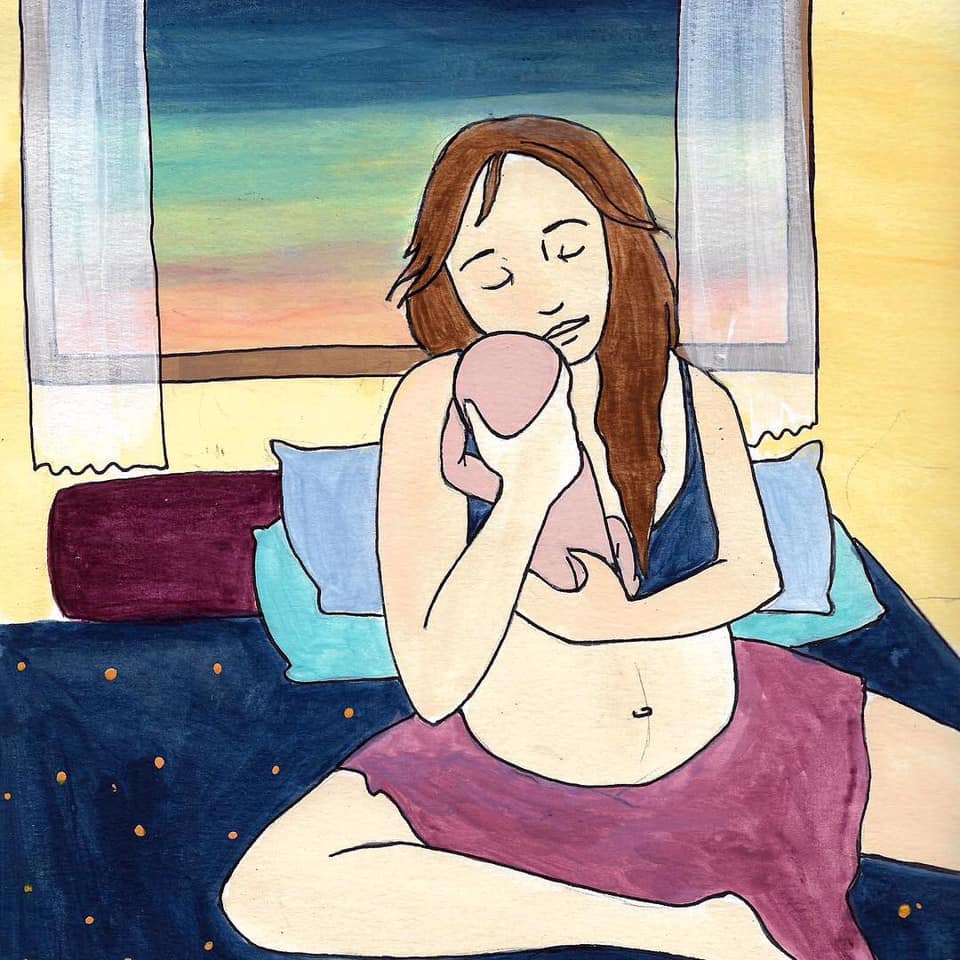 NGƯNG HÀNH HẠ NHỮNG NGƯỜI VỪA LÀM MẸ

Đúng vậy, ngưng “hành hạ” chứ không phải chỉ là ngưng phán xét hay đánh giá. Mình nghiêm túc đấy.

Đầu tiên, hãy bàn về giấc ngủ. Bạn có biết ép cho không được ngủ từng là một phương pháp tra tấn đã được sử dụng từ ít nhất 500 năm trước và vẫn còn được sử dụng cho tới ngày nay. Nó được sử dụng phổ biến ở Guantanamo. Sự khác biệt giữa việc tra tấn cho thiếu ngủ ở Guantanamo với những bà mẹ mới sinh đó là: những bà mẹ tự nguyện, ít bị tổn thương một cách có hệ thống và cố ý. Nhưng thực ra, tác động của nó thì như nhau. Tra tấn bằng giấc ngủ được thiết kế để tạo ra những thay đổi tâm lý, được cho là để khuyến khích nạn nhân phục tùng, đánh mất dần ý thức cũng như khả năng nói chuyện.

Thiếu ngủ mãn tính không tốt cho bạn. Nó dẫn tới suy giảm nhận thức, tức giận, cáu kỉnh, lo lắng và thậm chí rối loạn tâm thần. Rối loạn tâm thần ở những bà mẹ mới sinh thì không phổ biến, nhưng nó vô cùng nguy hiểm.

Một trong những ảnh hưởng của việc thiếu ngủ là mất đi phương hướng và cảm giác. Mình từng nghe một người mẹ tâm sự rằng cô ấy không thể ngủ được 3 ngày đầu tiên ngay sau khi sinh, nhưng không ai để ý. Hiện tại, sau hơn 4 tháng, cô ấy đang phải điều trị rối loạn tâm thần.

Thiếu ngủ mãn tính là khi bạn không có cơ hội bù đắp lại giấc ngủ đã thiếu. Bạn cứ thiếu mãi từ đêm này qua đêm khác, khổ sở vì ngủ không đủ giấc. Thiếu ngủ cấp tính là khi bạn mất ngủ một đêm, nhưng ngay sau đó bạn có thể ngủ bù. Ngay cả thiếu ngủ dù là cấp tính thôi, cũng ảnh hưởng rõ rệt tới sức khỏe tâm thần của chúng ta.

Trong một nghiên cứu (https://walkerlab.berkeley.edu/reprints/Yoo-Walker_CurrBiol_2007.pdf), những sinh viên trẻ khỏe mạnh được chia làm 2 nhóm: 1 nhóm thiếu ngủ và 1 nhóm ngủ bình thường. Sau 1 ngày, cả 2 nhóm được xem những bức ảnh buồn bã, tang thương. Các nhà nghiên cứu thấy rằng có sự khác biệt đáng kể trong hoạt động não của 2 nhóm, được đo bằng máy quét MRI. Nhóm thiếu ngủ cho thấy những phản ứng tương tự như phản ứng lo lắng buồn rầu, tiết ra hormone căng thẳng trong não trong khi nhóm còn lại thì có phản ứng cân bằng hơn khi nhìn thấy những bức ảnh trên. Lý do đơn giản là vì ở nhóm thiếu ngủ, khả năng xử lý và điều hòa sự lo lắng đã bị tổn thương.

Có một suy nghĩ khá phổ biến ở mọi người là do lo lắng và trầm cảm mà giấc ngủ bị xáo trộn. Nhưng thực tế thì ngược lại. Chỉ có một mình trong đêm, và những người mẹ liên tục lo lắng: lo lắng cho em bé, cho chính mình, các cảm giác hối hận, tội lỗi, không đủ tốt, những thứ có thể gây tổn thương cho em bé, về việc cho bé ăn, bé ngủ… Và một khi lo lắng xuất hiện, nó lại càng khiến họ trở nên khó ngủ, làm tăng cơ hội trầm cảm và tạo thành một vòng luẩn quẩn.

Đâu có gì lạ khi tỷ lệ lo lắng, trầm cảm, rối loạn tâm thần ngày càng tăng cao. Bởi vì phụ nữ thường sinh con qua đêm, đôi khi không phải 1 mà là 2-3 đêm liền. Họ được đưa vào phòng hộ sinh bận rộn, với đèn sáng choang, nhìn những phụ nữ và em bé khác khóc, những gián đoạn liên tục từ nhân viên y tế và liên tục lo lắng, sợ hãi. Rồi họ được về nhà, với một người chồng cũng rất mệt mỏi. Nhưng bên họ có một em bé cần được sống, và họ cần học cách chăm sóc, nuôi dưỡng. Họ không ngủ. Tiếp tục những ngày sau đó, chồng đã đi làm cả ngày, bà có thể đã bế con cả ngày giúp họ… vậy là họ chấp nhận giữ con ban đêm. Để những giờ thiếu ngủ tăng lên, cứ dồn thêm dồn mãi.

Đâu đó mình không biết, có hình ảnh những bà mẹ vừa sinh được nghỉ ngơi, hồi phục, nằm trên giường, không làm gì khác ngoài việc làm quen với em bé. Họ được cho ăn, tắm rửa, được massage đá nóng… Còn đây là thực tế mà mình biết: những bà mẹ không hề được nghỉ ngơi, họ tiếp tục mọi thứ như bình thường với việc giặt giũ, tập luyện, giảm cân, đi mua sắm, dọn dẹp nhà cửa… (mình là một trong số đó đây vì ở xa gia đình). Các bà mẹ được khuyên HÃY NGỦ ĐI KHI CON NGỦ. Tuy nhiên, điều này thực ra là khá phi thực tế và chưa đủ. Bởi vì một người mẹ không chỉ cần như vậy. Họ cần ăn, cần tắm, thi thoảng cần mặc quần áo tử tế để đi ra ngoài, cần đi khám định kỳ và rất nhiều em bé, chỉ có thể ngủ 20 phút một lần thôi (lại là mình có em bé như thế :))). Và nếu như không có chồng san sẻ bớt những đêm dài ôm con, thì thôi, bạn có thể tưởng tượng ra được rồi đấy (mình có chồng giúp nhiệt tình mà đôi khi mệt mỏi vẫn không thể kể được, huống chi những người không được giúp).

Điều buồn là, nhiều người chồng viện cớ phải đi làm cả ngày rồi nên đêm về cần nghỉ ngơi - một lí do nghe chừng thật là chính đáng. Nhưng ai chẳng cần phải làm việc, và một người mẹ “làm việc” với một em bé cả ngày đôi khi còn năng suất và mệt mỏi hơn nhiều việc ngồi gõ máy tính văn phòng. Hãy san sẻ nếu có thể.

Vậy đó, đó là lí do vì sao mình nói rằng hãy ngừng hành hạ những người mẹ. Đừng bỏ qua những vấn đề sức khỏe và tinh thần rồi mong đợi họ sẽ trở lại bình thường sau sinh chỉ vài ngày. HỌ KHÔNG BÌNH THƯỜNG. Những vấn đề họ gặp phải cũng cực kỳ quan trọng. Chúng ta cần coi trọng và đối xử với họ bằng sự tôn trọng nhiều nhất có thể.

Sự thay đổi từ nhận thức là cần thiết. Nhưng chưa đủ. Hãy bắt tay vào làm gì đó ngay bây giờ, ngay hôm nay cho những người mẹ. Hãy chăm sóc họ. Hãy bế con cho họ một lát. Hãy pha cho cô ấy một tách trà hoa cúc hay artiso. Tắt đèn cho cô ấy. Mang thêm cho cô ấy một chiếc gối. Hãy hạn chế người thăm nom vì cô ấy cần ngủ và đang ngủ.
Đừng hỏi “Em bé có ngoan không” mà hãy nói “Em đúng là một bà mẹ tuyệt vời. Em có cần giúp gì không?”.
Đừng hỏi “Em bé có ngủ qua đêm không” mà hãy nói “Em đúng là một bà mẹ tuyệt vời. Em có cần giúp gì không?”
Đừng nói “Làm thế là sai rồi, không tốt cho em bé” mà hãy nói “Em đúng là một bà mẹ tuyệt vời. Em có cần giúp gì không?”

Bởi vì cái giá phải trả cho những hành động và lời nói vô tâm đấy, chính là sức khỏe tâm thần và thể chất của người mẹ.

Nguồn : Linh Phan