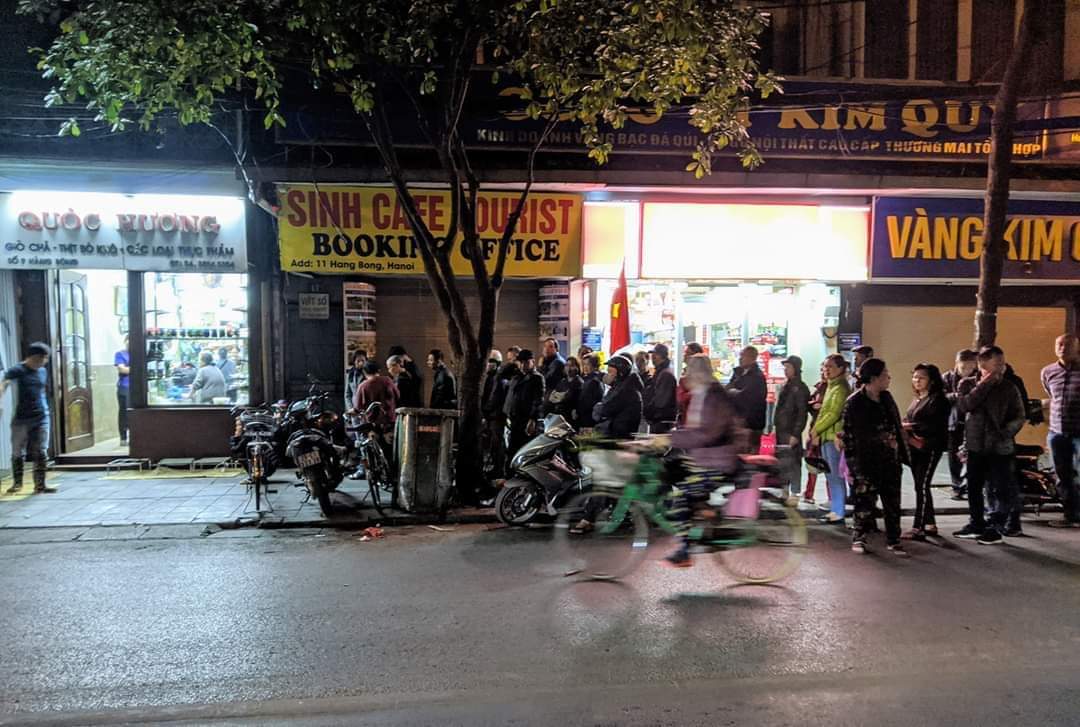 [Phóng sự]
Lỗi tại đồ ngon
------

Đây là quang cảnh xếp hàng chờ mua bánh chưng giò chả Quốc Hương đầu Hàng Bông rạng sáng 29 Tết Canh Tý.

"Ông bà cứ bắt phải mua ở đây mới chịu" - một nam trung niên nói.
"Đm mua cho cố rồi về mấy đứa ranh con ở nhà lại đéo ăn cho mà xem" - một nữ trung niên tâm sự.
"Đéo ăn con cứ vả cho tòe mồm ra cho bác. Thế lấy mấy cây giò nhỉ nói lại xem nào" - bà chủ phúc hậu tiếp nhời - "Này con kia xếp cmm hàng vào chen chen cái..."

Ảnh: Khánh Phương - một người bạn trong friend list sáng nay đhs cũng đến đây xếp hàng thay vì ngủ đẫy giấc.