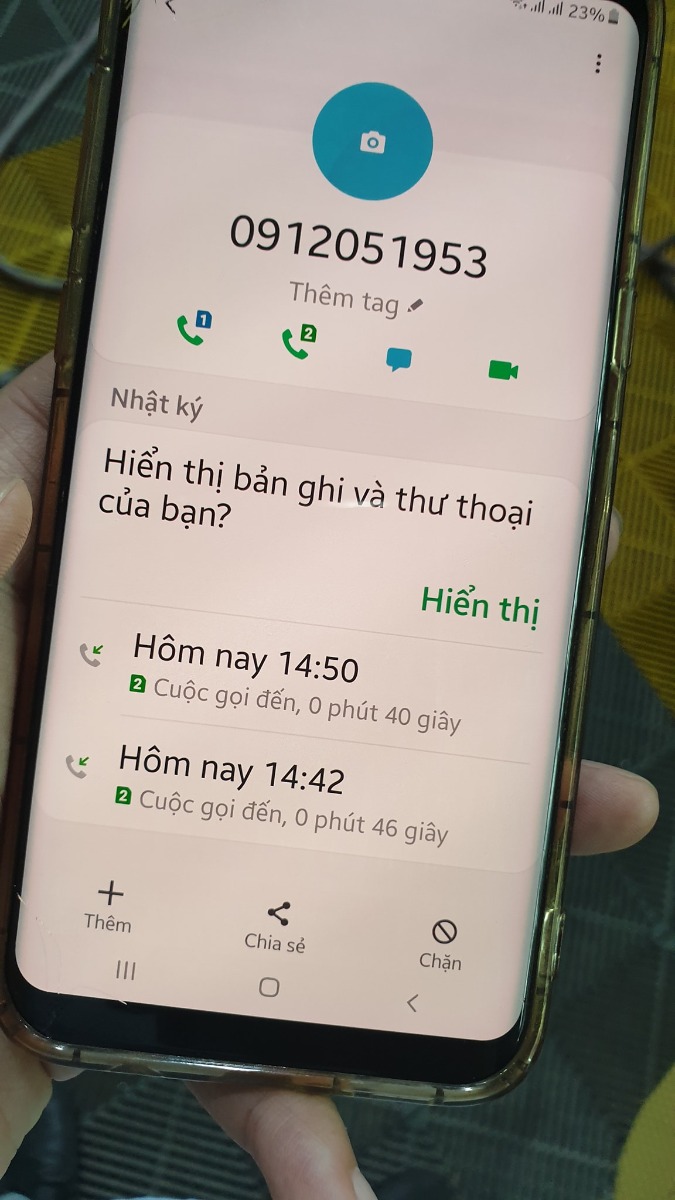 NẾU VỢ CHỒNG MÌNH KHÔNG CẨN THẬN THÌ CHIỀU NAY CON MÌNH ĐÃ CÓ THỂ BỊ BẮT CÓC.

SOS!!! Cảnh báo phụ huynh có con nhỏ.

Mình vừa trải qua một tình huống cực kì nguy hiểm nếu nó xảy ra như kịch bản được dàn dựng, đến giờ phút đang ngồi viết bài này, mình còn đang rất run và khiếp sợ vì chỉ nếu thiếu cảnh giác đôi chút thì vợ chồng minh đã bị kẻ xấu bắt cóc Tino yêu dấu, sợ thật ạ.

Vợ mình nhận đc đt tự nhận là nhân viên phòng đào tạo trường mầm non Asean, TP Bắc Giang nơi con mình đang học. Người này sau khi hỏi chị là mẹ của Tino ạ, thì người này thông báo là con đang sốt, nó giải thích là nhân viên mới đi làm, và hỏi lại tên họ đầy đủ và năm sinh của con mình để làm giấy cho con nghỉ học buổi chiều.

Mình nhận thấy bất thường nên check cam và thấy con vẫn khoẻ nghịch bình thường, ko có biểu hiện ốm, và cô chủ nhiệm thường nói với vợ mình về tình hình con ở lớp mà cô ko hề báo là con sốt. Mình lập tức gọi cho nhà trường báo về việc có nhân viên nào đó gọi cho gia đình báo con ốm, đồng thời phi ngay lên trường con để xác nhận lại vụ việc.

Khi lên trường thì mới sốc hơn, là hoá ra đã có rất nhiều cuộc gọi mạo danh là hai vợ chồng mình liên tục gọi tới nhà trường đòi đón Tino về do có người báo là con sốt. Ban đầu kẻ gian đọc sai tên họ đầy đủ của Tino nên nhà trường báo ko có bạn nào như vậy, nhưng sau đó thì đọc đúng nhưng do ko đúng số bố mẹ và giọng vợ mình cô giáo tại văn phòng rất quen, nên nhà trường cũng không cho đón trẻ. Kẻ xấu đã cãi nhau lớn tiếng qua điện thoại để đòi qua đón Tino về, nói tại sao đúng tên con tôi học tại trường con tôi sốt lại không cho tôi đón con.

Cuộc gọi tiếp theo kẻ gian sợ bị phát giác nên gọi lần nữa cho vợ mình và hỏi chị đã qua đón Tino chưa, lúc này vợ mình nói chị xem lại có nhầm không chị ở đâu gọi đến, thì nó nói lại là chị chờ e xác nhận lại có thể e nhầm con với bé khác. Kẻ gian muốn kéo dài thời gian để thực hiện hành vi của mình. Nhưng ngay sau cuộc gọi đó thì vợ chồng mình kịp thời có mặt tại trường xác nhận lại. Nhà trường cũng rất chặt chẽ trong việc đón nhận trẻ cần phải trực tiếp bố mẹ hoặc ông, bà do bố mẹ đăng kí từ khi làm hồ sơ nhập học nên khi nhận thấy không đúng số đt của vợ mình nhà trường đã nói không đc đón trẻ, và đồng thời xn trên lớp con mình ko hề sốt.

Đây là một tình huống giả mạo đc dàn dựng, động cơ của kẻ xấu là rất nguy hiểm khi đây là hành vi có ý đồ bắt cóc trẻ em. Khi rơi vào tình huống này thì cha mẹ cần bình tĩnh và phối hợp chặt chẽ cùng nhà trường để đảm bảo an toàn cho con em mình. Trước đây vợ chồng mình chỉ đọc trên mạng và không ngờ lại có ngày thủ đoạn lừa đảo này về Bắc Giang và rơi trúng vào nhà mình, kẻ xấu rất tinh vi khi không lộ diện ngay mà chờ nhà trường xác nhận rồi mới qua để tránh bị phát giác, song song với đó là mạo danh trường để lấy thông tin của con từ vợ mình. Nếu hôm nay nhà trường ko làm chặt chẽ thì ko biết chuyện gì sẽ xảy ra nữa.

Qua đây mọi người cần hết sức cảnh giác trong việc đưa đón con tại trường học cũng như phối hợp chặt chẽ với nhà trường, và cẩn trọng khi có bất cứ cuộc gọi lạ nào nhận là đơn vị giáo dục xin thông tin của con mình. Thời đại 4.0, thông tin cá nhân là tài sản quý giá, các bố mẹ có lẽ nên giữ kín thông tin con cái, không nên vô tình up ảnh con học tại trường nào để qua đó kẻ gian nắm được thông tin và có thể gây nguy hiểm đến cho các con.

Số điện thoại kẻ gọi mình và nhà trường đây 0912051953. Cảm ơn các bạn đã đọc tin.