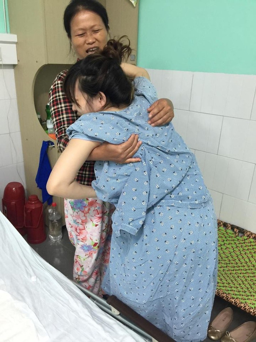 Những lưu ý gần ngày sanh và sau sanh :
- Gần ngày sanh ngủ nghiêng trái tuyệt đối ko nằm thẳng và nên đi bộ nhiều nhưng đi nhẹ nhàng
- Ngủ sớm và uống nhiều nước lọc 3lít 1 ngày + nuớc dừa cho con trắng , đủ nước ối
- Có dấu hiệu là đi bệnh viện ngay , ko chủ quan : ra huyết nâu , máu , nước ối hoặc đau bụng
- Lúc sanh đau bụng nên hít thở sâu và ko la hét nhiều mất sức là ko rặn đẻ được
- Sanh xong 30 phút sau là phải ráng nằm tiểu ngay , ko thì bị bí tiểu và nhiễm trùng
- Cho bé bú ngay sau khi phòng sanh ra , để có sữa non tốt cho bé và giúp tử cung hồi phục nhanh
- Gò tử cung xuất hiện từng cơn đau thắt , thì nên massage ngay vị trí đó . Tuyệt đối ko chườm nóng hay nịt lại , sẽ dễ bị băng huyết
- Sanh xong sau 6 tiếng phải đứng dậy đi lại nhẹ nhàng và đi tiểu cho dịch sản ra tốt
- Rửa vệ sinh vùng kín bằng nước ấm pha muối loãng + vài giọt nuớc rửa vệ sinh Latacyd cho thơm và thấm khô bằng giấy sạch
- Uống trên 2 lít nước lọc giúp lưu thông máy huyết và cơ thể ko bị mất nước , da sẽ mịn đẹp , đi tiểu nhiều sạch vùng kín ..
- Mặc quần lót và băng thoáng rộng rãi cho vết thương mau khô lành
- Buổi tối cố gắng 9-10h ngủ sớm , để khuya và đêm có sức chăm em bé
- Sáng phải ăn sáng để có sức
- Sau sanh trong 2 ngày đầu vệ sinh răng miệng súc bằng nuớc muối và Da mặt lau nước muối sinh lý để luôn tươi sáng sạch sẽ
- Sau sanh 2 ngày tập siết vùng kín giữ lại 10 giây , 1 ngày làm vài lần để co âm đạo
- Sau sanh 2 ngày ủ da đầu và tóc bằng dầu dừa 1 tiếng rồi tắm gội nhanh trong 15 phút thôi . Ra lau khô nhanh và sấy khô tóc . Tóc sẽ ko rụng sau này
- Sau sanh 5 ngày nên xông hơi 2 ngày 1 lần bằng các loại lá thiên nhiên dành cho sản phụ sau sanh (ngoài chợ có bán) xông xong nên lau khô người , ko được tắm lại liền (hoặc sau 2 tiếng tắm nước ấm nhanh)
- Lau bụng bằng rượu gừng nghệ buổi tối , và thoa bụng dầu dừa ban ngày
- hết sản dịch có thể nịt bụng tạo dáng
- 1 tháng sau sinh có thể dưỡng da body , tẩy da chết , tắm mịn da ... nhưng nhớ cho bé bú thì lau sạch da tiếp xúc
Nguồn: Sưu tầm