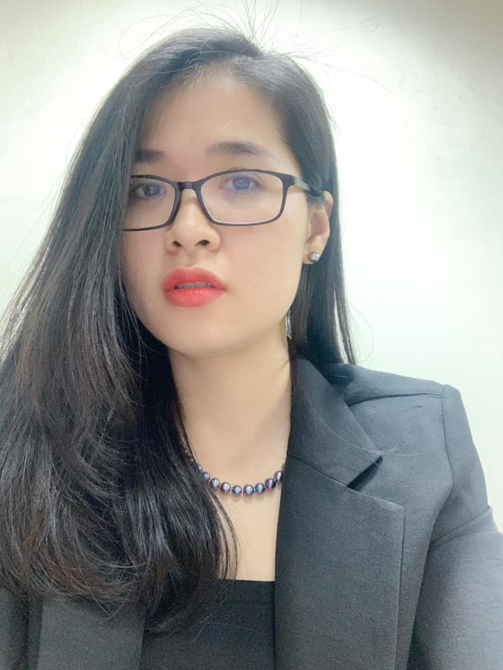 Yêu người đàn ông đã qua 1 lần đổ vỡ, bạn có sẵn sàng không?

Bài viết này, xin phép được nói lên quan điểm về việc yêu những người đàn ông đã đi qua nhiều đổ vỡ, để các chị, những người phụ nữ cũng đã trải qua nhiều nỗi đau, mạnh mẽ đi tiếp mà ko như con chim sợ cành cong, cũng đừng quá ngại ngần nếu yêu thương họ.

Thật ra, cá nhân mình chưa bao giờ thích trai tân, bởi các chàng zai tân trong mắt mình họ quá trẻ, quá nhạt, họ chẳng có cái gì trong tay, tình yêu họ dành cho mình có thể mạnh mẽ như vũ bão, lãng mạn như những cuốn tiểu thuyết nhưng để họ đồng cảm với những nỗi đau mà mình đã từng đi qua thì khó lắm, để họ yêu thương con mình như 1 người đàn ông từng trải cũng khó lắm. Mà để yêu những chàng trai đó, các chị còn phải vượt qua rất nhiều rào cản từ phía gia đình của chàng, có thể cũng sẽ rất mệt mỏi. Mà cái gì khó quá thì thôi bỏ qua cho đỡ mất thời gian.

Nhưng những chàng trai đã từng ly hôn, họ sẽ có sự từng trải, có sự thấu hiểu hơn rất nhiều, sự nghiệp cũng đã vững vàng rồi, ai giỏi thì cũng nhìn thấy rồi mà chàng nào đến tầm đó vẫn chưa có gì thì thôi cũng bỏ qua ko nói đến ở đây 😂.

Ly hôn thật ra mà nói sẽ có vô vàn lý do, tất nhiên phần lớn lý do từ phía đàn ông hoặc từ gia đình của họ. Nhưng trải qua một lần đổ vỡ, chắc chắn nhiều thứ đã được khắc phục, đã được rút kinh nghiệm. Cũng giống như chúng ta thôi. Chúng ta của năm hai mươi tuổi, mới lấy chồng, còn ngây ngô, bỡ ngỡ, mọi thứ như được bột phát, mọi tính xấu cũng ko được chế ngự, chúng ta của những năm tháng làm vợ đó cũng như một viên ngọc mộc, thô, vẫn xù xì, gai góc. Nhưng chúng ta của hôm nay đã khác, chúng mình mềm mại hơn, quyến rũ hơn, và đã được tháng năm gọt rửa để trở thành những viên ngọc quý. Các chàng cũng vậy, họ giờ đây cũng biết trầm lắng hơn, cảm thông cho phụ nữ hơn, biết chia sẻ và quan tâm hơn. Vậy hãy cho họ một cơ hội để họ được toả sáng.
Thế giới đàn ông đã từng ly hôn là một thế giới mà vàng thau lẫn lộn, đòi hỏi chúng ta cũng cần sự tinh tế, sáng suốt để nhìn ra họ. Nhưng nếu những người đàn ông ly di vợ vì những lý do sau thì các c cứ tránh luôn từ đầu cho lành nhé:
- Vì chàng cờ bạc, rượu chè, lô đề, bóng đá. Loại này next vì dính vào chỉ nát thêm thôi, cờ bạc thì không bao giờ rút được kinh nghiệm.
- Vì vũ phu, đánh vợ đến mức vợ cũ phải cao chạy xa bay thì cũng biến. Loại này ko bao giờ là đàn ông đàng hoàng được.
- Loại bỏ đến 2,3 vợ rồi thì thôi cũng biến nốt. Một cô đã phải ra đi thì còn có thể do hoàn cảnh chứ 2 cô rồi đến 3 cô vẫn phải ra đi thì chắc chắn a ta có vấn đề. Ấn nút next ngay từ đầu nhé các chị, ko giao du kết bạn luôn.

Mình nghĩ, phụ nữ chúng mình khi đã có nhiều kinh nghiệm xương máu rồi, chắc chắn sẽ nhìn nhận tinh tường hơn, thằng nào chí phèo bẩn tính chắc cũng sớm nhận ra ngay thôi, nhưng người nào thật sự đàn ông, tử tế thì hãy mở lòng mình ra nhé, ko yêu cũng được, làm bạn, làm tri kỷ cũng rất tốt mà.

Tóm lại, đàn ông đã từng đi qua những đổ vỡ, đừng kỳ thị họ, họ cũng chẳng khác gì những viên ngọc trai, có người phụ nữ đeo vào thì ngọc cứ mờ mờ đục đục và ko toát lên được vẻ đẹp của ngọc, nhưng lại có những người khéo léo phối đồ, đeo lên lại thật sang chảnh và sáng bừng từng viên ngọc. Vậy cứ mạnh mẽ mà yêu và hãy là một người phụ nữ tinh tế để lựa được một viên ngọc quý và làm nó sáng bừng lên nhé.

Suy cho cùng hạnh phúc của phụ nữ không hề được đặt vào đàn ông mà hạnh phúc đặt ở trong tâm hồn ta nên dù ai đến ai đi hay chẳng có ai hết thì chúng ta sẽ vẫn hạnh phúc mà thôi 😊, đúng không các chị?

Yêu thương ❤️
