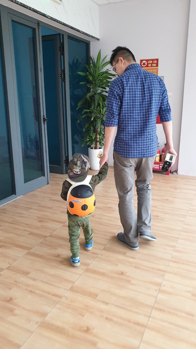 NẾU VỢ CHỒNG MÌNH KHÔNG CẨN THẬN THÌ CHIỀU NAY CON MÌNH ĐÃ CÓ THỂ BỊ BẮT CÓC.

SOS!!! Cảnh báo phụ huynh có con nhỏ.

Mình vừa trải qua một tình huống cực kì nguy hiểm nếu nó xảy ra như kịch bản được dàn dựng, đến giờ phút đang ngồi viết bài này, mình còn đang rất run và khiếp sợ vì chỉ nếu thiếu cảnh giác đôi chút thì vợ chồng minh đã bị kẻ xấu bắt cóc Tino yêu dấu, sợ thật ạ.

Vợ mình nhận đc đt tự nhận là nhân viên phòng đào tạo trường mầm non Asean, TP Bắc Giang nơi con mình đang học. Người này sau khi hỏi chị là mẹ của Tino ạ, thì người này thông báo là con đang sốt, nó giải thích là nhân viên mới đi làm, và hỏi lại tên họ đầy đủ và năm sinh của con mình để làm giấy cho con nghỉ học buổi chiều.

Mình nhận thấy bất thường nên check cam và thấy con vẫn khoẻ nghịch bình thường, ko có biểu hiện ốm, và cô chủ nhiệm thường nói với vợ mình về tình hình con ở lớp mà cô ko hề báo là con sốt. Mình lập tức gọi cho nhà trường báo về việc có nhân viên nào đó gọi cho gia đình báo con ốm, đồng thời phi ngay lên trường con để xác nhận lại vụ việc.

Khi lên trường thì mới sốc hơn, là hoá ra đã có rất nhiều cuộc gọi mạo danh là hai vợ chồng mình liên tục gọi tới nhà trường đòi đón Tino về do có người báo là con sốt. Ban đầu kẻ gian đọc sai tên họ đầy đủ của Tino nên nhà trường báo ko có bạn nào như vậy, nhưng sau đó thì đọc đúng nhưng do ko đúng số bố mẹ và giọng vợ mình cô giáo tại văn phòng rất quen, nên nhà trường cũng không cho đón trẻ. Kẻ xấu đã cãi nhau lớn tiếng qua điện thoại để đòi qua đón Tino về, nói tại sao đúng tên con tôi học tại trường con tôi sốt lại không cho tôi đón con.

Cuộc gọi tiếp theo kẻ gian sợ bị phát giác nên gọi lần nữa cho vợ mình và hỏi chị đã qua đón Tino chưa, lúc này vợ mình nói chị xem lại có nhầm không chị ở đâu gọi đến, thì nó nói lại là chị chờ e xác nhận lại có thể e nhầm con với bé khác. Kẻ gian muốn kéo dài thời gian để thực hiện hành vi của mình. Nhưng ngay sau cuộc gọi đó thì vợ chồng mình kịp thời có mặt tại trường xác nhận lại. Nhà trường cũng rất chặt chẽ trong việc đón nhận trẻ cần phải trực tiếp bố mẹ hoặc ông, bà do bố mẹ đăng kí từ khi làm hồ sơ nhập học nên khi nhận thấy không đúng số đt của vợ mình nhà trường đã nói không đc đón trẻ, và đồng thời xn trên lớp con mình ko hề sốt.

Đây là một tình huống giả mạo đc dàn dựng, động cơ của kẻ xấu là rất nguy hiểm khi đây là hành vi có ý đồ bắt cóc trẻ em. Khi rơi vào tình huống này thì cha mẹ cần bình tĩnh và phối hợp chặt chẽ cùng nhà trường để đảm bảo an toàn cho con em mình. Trước đây vợ chồng mình chỉ đọc trên mạng và không ngờ lại có ngày thủ đoạn lừa đảo này về Bắc Giang và rơi trúng vào nhà mình, kẻ xấu rất tinh vi khi không lộ diện ngay mà chờ nhà trường xác nhận rồi mới qua để tránh bị phát giác, song song với đó là mạo danh trường để lấy thông tin của con từ vợ mình. Nếu hôm nay nhà trường ko làm chặt chẽ thì ko biết chuyện gì sẽ xảy ra nữa.

Qua đây mọi người cần hết sức cảnh giác trong việc đưa đón con tại trường học cũng như phối hợp chặt chẽ với nhà trường, và cẩn trọng khi có bất cứ cuộc gọi lạ nào nhận là đơn vị giáo dục xin thông tin của con mình. Thời đại 4.0, thông tin cá nhân là tài sản quý giá, các bố mẹ có lẽ nên giữ kín thông tin con cái, không nên vô tình up ảnh con học tại trường nào để qua đó kẻ gian nắm được thông tin và có thể gây nguy hiểm đến cho các con.

Số điện thoại kẻ gọi mình và nhà trường đây 0912051953. Cảm ơn các bạn đã đọc tin.