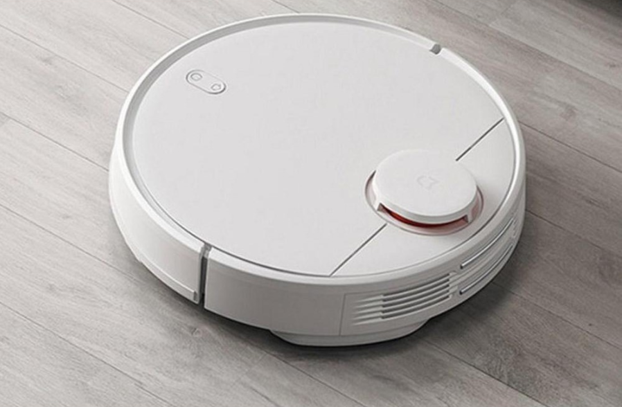 HƯỚNG DẪN CHỌN MUA CÁC DÒNG ROBOT HÚT BỤI XIAOMI PHÙ HỢP:

Các dòng giá rẻ của Xiaomi mà không có điều hướng thông minh (Xiaowa), các dòng nâng cấp nhẹ (Mi 1s), các dòng ít phổ biến (Viomi, S4) chúng tôi xin phép không đề cập. Nổi bật trong số các dòng Robot hút bụi lau nhà của Xiaomi đang bán trên thị trường có: Xiaomi Gen 1, Gen 2, Gen 3 và Mijia 2019.

* Robot hút bụi Xiaomi Gen 1: phải nói là trâu bò, ra đời từ tháng 09/2016 nhưng hiện nay vẫn được sản xuất mới để bán, chứng tỏ nó rất được ưa chuộng. Gen 1 hút sạch (không kém các dòng 2019), pin khỏe (5200 mAh, hút liên tục tầm 100 phút ~ 120 m2), chạy hơi ồn (~68 dB). Thiếu nhất là không có lau nhà, tường ảo.
Gen 1 phù hợp với nhà rộng (tổng sàn >100m2). Nếu ace có thời gian tầm 5-7 ngày lau nhà 1 lần thì Gen 1 vẫn rất Ok. Đặc biệt là bây giờ nó có giá rất vừa phải (5.2 triệu)

* Robot hút bụi lau nhà Xiaomi Gen 2 (giới thiệu Tháng 10/2017): gồm các màu: màu trắng (S50), màu trắng viền hồng (S51), màu đen (S55) và màu trắng viền xanh Inter Milan (S52). Gen 2 thì pin khỏe (giống Gen 1), hút sạch, chạy khá êm, lau tạm được (bình nước nhỏ, lau tầm 50-60m2 là phải thêm nước). Có tường ảo cho một tầng (chung cư là rộng là ngon).

Update: Từ đợt sản xuất cuối tháng 11/2019, các phiên bản S50, S51, S55 bị fix app, không sử dụng được app ở Việt Nam. Chỉ còn S52 (viền xanh) là sử dụng được. Đây lại là bản rẻ nhất, các phiên bản chỉ khác nhau về màu. Mua S52 vừa kinh tế vừa hiệu quả (7.9 triệu). Gen 2 phù hợp cho nhà rộng.

* Robot hút bụi lau nhà Xiaomi Gen 3 (giới thiệu Tháng 05/2019): Gen 3 là bản nâng cấp nhẹ của Gen 2. Về độ sạch khi hút và lau thì Gen 3 ~ Gen 2, gần như chả khác gì (khả năng dùng chung động cơ hút và cơ chế lau). Tuy nhiên, Gen 3 có ưu điểm là chạy cực êm (50 dB), nếu ace có người thường xuyên ở nhà (người già, con nhỏ) thì Gen 3 quá tuyệt vời. Chạy cực êm khỏi ảnh hưởng đến sinh hoạt hàng ngày. Gen 3 có chổi chính được nâng cấp giúp ít bị quấn lông mèo, lông chó hơn, vệ sinh cũng dễ dàng hơn do chổi chính tháo rời được các bộ phận. Lau nhà thì y chang Gen 2, bình nước nhỏ

Chế độ phân chia phòng nâng cấp so với Gen 2 giúp Gen 3 hoàn thành công việc nhanh hơn Gen 2.

Tuy nhiên, Gen 3 về Việt Nam đa phần là bản nội địa (T6) nên việc cài app khá rắc rối (đổi múi giờ...), phải tìm hiểu mới cài app được.

Xiaomi Gen 3 phù hợp cho: Nhà rộng, chạy êm nên nó phù hợp với gia đình thường xuyên có người ở nhà (có thể không cần dùng app luôn), nhà nuôi thú cưng (chó, mèo...) hoặc người hay bị rụng tóc.
Giá Gen 3 nội địa hiện tại: 9.9 triệu

* Robot hút bụi lau nhà Xiaomi Mijia 2019 (giới thiệu tháng 08/2019). Robot rất mới của Xiaomi. Cái ngon nhất của Mijia là chế độ lau được cải tiến. Bạn có thể điều chỉnh lượng nước nhiều hay ít qua App, rồi chế độ lau thông minh giúp lau sạch hơn. Nói chung là sạch nhất trong các dòng Robot Xiaomi tính đến thời điểm hiện tại.

Điểm trừ lớn nhất là pin hẻo (3200 mAh): hút tầm 90 phút, lau tầm 50-60 phút là hết pin. Chắc là Xiaomi cố tình giảm pin để bán với phân khúc rẻ hơn Gen 2, Gen 3. Pin cũng là chỉ tiêu rất quan trọng khi sử dụng Robot hằng ngày.
Mijia phù hợp nhất với chung cư (<75m2). Với nhà có diện tích nhỏ thì Mijia 2019 là ngon nhất trong họ Xiaomi. Giá Mijia 2019 hiện tại 6 triệu 8.