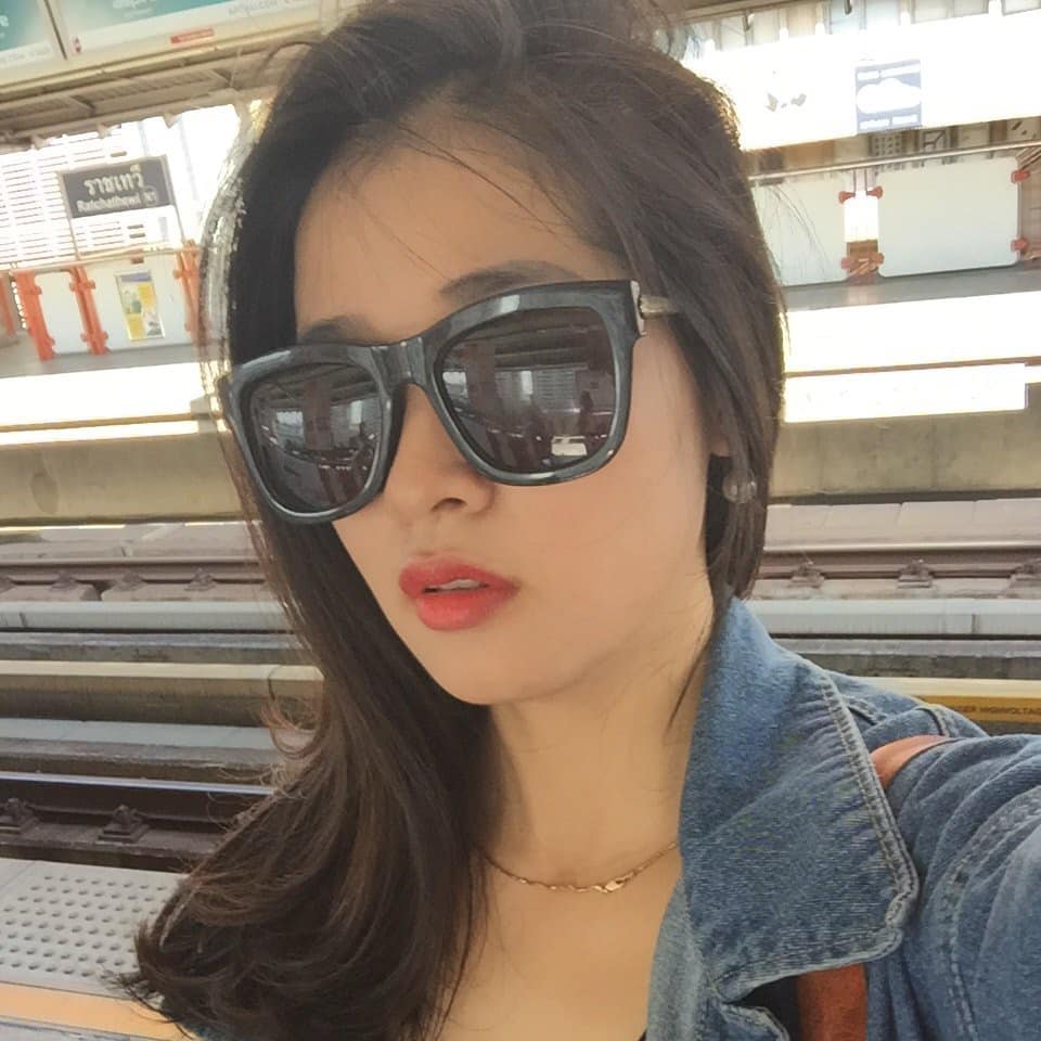 Yêu người đàn ông đã qua 1 lần đổ vỡ, bạn có sẵn sàng không?

Bài viết này, xin phép được nói lên quan điểm về việc yêu những người đàn ông đã đi qua nhiều đổ vỡ, để các chị, những người phụ nữ cũng đã trải qua nhiều nỗi đau, mạnh mẽ đi tiếp mà ko như con chim sợ cành cong, cũng đừng quá ngại ngần nếu yêu thương họ.

Thật ra, cá nhân mình chưa bao giờ thích trai tân, bởi các chàng zai tân trong mắt mình họ quá trẻ, quá nhạt, họ chẳng có cái gì trong tay, tình yêu họ dành cho mình có thể mạnh mẽ như vũ bão, lãng mạn như những cuốn tiểu thuyết nhưng để họ đồng cảm với những nỗi đau mà mình đã từng đi qua thì khó lắm, để họ yêu thương con mình như 1 người đàn ông từng trải cũng khó lắm. Mà để yêu những chàng trai đó, các chị còn phải vượt qua rất nhiều rào cản từ phía gia đình của chàng, có thể cũng sẽ rất mệt mỏi. Mà cái gì khó quá thì thôi bỏ qua cho đỡ mất thời gian.

Nhưng những chàng trai đã từng ly hôn, họ sẽ có sự từng trải, có sự thấu hiểu hơn rất nhiều, sự nghiệp cũng đã vững vàng rồi, ai giỏi thì cũng nhìn thấy rồi mà chàng nào đến tầm đó vẫn chưa có gì thì thôi cũng bỏ qua ko nói đến ở đây 😂.

Ly hôn thật ra mà nói sẽ có vô vàn lý do, tất nhiên phần lớn lý do từ phía đàn ông hoặc từ gia đình của họ. Nhưng trải qua một lần đổ vỡ, chắc chắn nhiều thứ đã được khắc phục, đã được rút kinh nghiệm. Cũng giống như chúng ta thôi. Chúng ta của năm hai mươi tuổi, mới lấy chồng, còn ngây ngô, bỡ ngỡ, mọi thứ như được bột phát, mọi tính xấu cũng ko được chế ngự, chúng ta của những năm tháng làm vợ đó cũng như một viên ngọc mộc, thô, vẫn xù xì, gai góc. Nhưng chúng ta của hôm nay đã khác, chúng mình mềm mại hơn, quyến rũ hơn, và đã được tháng năm gọt rửa để trở thành những viên ngọc quý. Các chàng cũng vậy, họ giờ đây cũng biết trầm lắng hơn, cảm thông cho phụ nữ hơn, biết chia sẻ và quan tâm hơn. Vậy hãy cho họ một cơ hội để họ được toả sáng.
Thế giới đàn ông đã từng ly hôn là một thế giới mà vàng thau lẫn lộn, đòi hỏi chúng ta cũng cần sự tinh tế, sáng suốt để nhìn ra họ. Nhưng nếu những người đàn ông ly di vợ vì những lý do sau thì các c cứ tránh luôn từ đầu cho lành nhé:
- Vì chàng cờ bạc, rượu chè, lô đề, bóng đá. Loại này next vì dính vào chỉ nát thêm thôi, cờ bạc thì không bao giờ rút được kinh nghiệm.
- Vì vũ phu, đánh vợ đến mức vợ cũ phải cao chạy xa bay thì cũng biến. Loại này ko bao giờ là đàn ông đàng hoàng được.
- Loại bỏ đến 2,3 vợ rồi thì thôi cũng biến nốt. Một cô đã phải ra đi thì còn có thể do hoàn cảnh chứ 2 cô rồi đến 3 cô vẫn phải ra đi thì chắc chắn a ta có vấn đề. Ấn nút next ngay từ đầu nhé các chị, ko giao du kết bạn luôn.

Mình nghĩ, phụ nữ chúng mình khi đã có nhiều kinh nghiệm xương máu rồi, chắc chắn sẽ nhìn nhận tinh tường hơn, thằng nào chí phèo bẩn tính chắc cũng sớm nhận ra ngay thôi, nhưng người nào thật sự đàn ông, tử tế thì hãy mở lòng mình ra nhé, ko yêu cũng được, làm bạn, làm tri kỷ cũng rất tốt mà.

Tóm lại, đàn ông đã từng đi qua những đổ vỡ, đừng kỳ thị họ, họ cũng chẳng khác gì những viên ngọc trai, có người phụ nữ đeo vào thì ngọc cứ mờ mờ đục đục và ko toát lên được vẻ đẹp của ngọc, nhưng lại có những người khéo léo phối đồ, đeo lên lại thật sang chảnh và sáng bừng từng viên ngọc. Vậy cứ mạnh mẽ mà yêu và hãy là một người phụ nữ tinh tế để lựa được một viên ngọc quý và làm nó sáng bừng lên nhé.

Suy cho cùng hạnh phúc của phụ nữ không hề được đặt vào đàn ông mà hạnh phúc đặt ở trong tâm hồn ta nên dù ai đến ai đi hay chẳng có ai hết thì chúng ta sẽ vẫn hạnh phúc mà thôi 😊, đúng không các chị?

Yêu thương ❤️