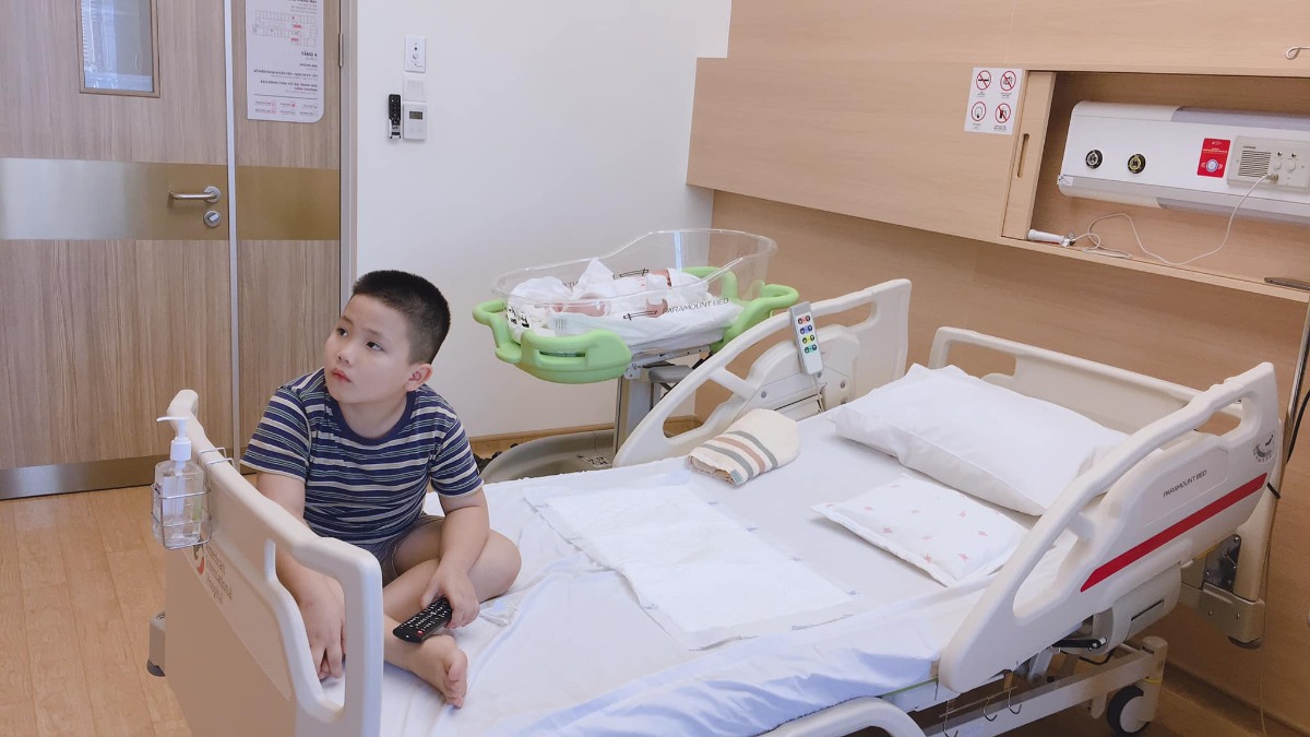 REVIEW ĐẺ TẠI BỆNH VIỆN QUỐC TẾ MỸ

Hôm nay nhân lúc em Xuka đang ngủ, mình kể lại quá trình đi sinh em ý cho các mẹ bầu tham khảo và có thêm sự lựa chọn nhé!🌸🌸🌸

1. CHUYỆN ĐI ĐẺ EM XUKA 👼👼👼
🎉Lần vượt cạn thứ hai của mình diễn ra khá bất ngờ, vì em bé đòi ra trước 10 ngày, khác với anh Tô quá dks đến cả 2 ngày mới chịu chui ra nên mẹ em vẫn chưa kịp chuẩn bị tinh thần. Thứ 7 đó, mẹ vẫn chăm chỉ đi làm với deadline cần hoàn thành trước khi nghỉ Tết, chiều tối về tranh thủ phụ bố em dọn nhà đón Tết, sau đó đi ăn SN chị Chích Bông và tất niên cuối năm nhà bác Xuyen Vu Ha
🎉Đến 11h pm mình và ox về nhà, lúc này anh hai đã ngủ lại nhà các bác vì hôm sau hai vợ chồng mình có lịch đi công tác SG lúc 4h sáng hôm sau, lúc đó mình xuất hiện cơn gò nhẹ, giống như mọi khi xuất hiện cơn gò giả, mình không mấy bận tâm đến nó và ung dung vào phòng nằm lướt fb 😁
🎉Lần đầu sinh Tô mình được báo trước bằng việc bong nút nhầy, và những cơn đau chuyển dạ kéo dài gần 30h đồng hồ anh hai mới chịu ra, nên lần này có phần chủ quan khi không có máu báo hay vỡ ối, cơn gò thì vẫn nằm trong tầm kiểm soát nên mình an tâm đi ngủ.
🎉Cho đến 11h30 đêm đó, các cơn gò xuất hiện ngày càng nhiều, liên tục thúc xuống dưới bụng dưới, tần suất 20’ một lần. Mình cuống lên kêu chồng, rồi thu xếp đi tắm gội sạch sẽ chuẩn bị lên đường (phần này là luật bất thành văn của các mẹ sắp lâm bồn, nên các bác đừng hỏi tại sao nhoé 😅). Anh chồng vui tính, còn cố động viên vợ: thôi em cố nhịn đi rồi 4h anh đưa em lên SG để họp báo cáo tổng Cty. Mẹ nào từng đau đẻ vào phát biểu cho chồng em sáng mắt ra chứ vợ đau đẻ mà kêu em nhịn thì em cũng thuaaaa 🤣🤣🤣... hâhhaa, lúc đó e cáu quát um lên rồi, kêu ổng ở nhà đi, tôi đi đẻ một mình. Thế là giời ko chịu đất thì đất phải chịu giời chứ biết sao giờ... 😎
🎊Hơn 12h mình bắt đầu xuất phát từ Vũng Tàu đi đến bệnh viện. Nói về bệnh viện đón em Xuka, thì lần này hai vc mình chọn bệnh viện quốc tế Mỹ (AIH) ở quận 2, lý do đó là bv quốc tế gần Vũng Tàu nhất ~ 90km (lúc đầu m chọn bv quốc tế Hạnh Phúc)
🚘Trên đường đi, các cơn gò liên tục và dồn dập: từ 15’ giảm dần còn 10’, 6’, 3’,.... cả quãng đường 90km mà mình đếm từng s, chưa kể hôm đó đội quân gia đình đưa mình đi viện, bác nào cũng say bí tỉ. Lúc tối ăn tất niên, bố Xuka với các bác dzô dzô nhiệt tình lắm :” nay tất niên năm cũ anh em uống hết mình nha “ vậy nên mị đau bụng lắm rồi mà không giám la, la lớn rồi nhỡ đâu lại lái không chuẩn 😊. Đành cắn răng mà cấu chồng vậy... (À chia sẻ thêm cho các bác là chở người đi cấp cứu là được xả trạm BOT, thông chốt trạm thu phí hết nha các bác 😂 em Xuka được thông chốt 4 trạm từ VT lên SG đó)

🎊Mình đến BV lúc 2h5’ sáng và được chuyển vào phòng cấp cứu. Lúc này mình đau và hét muốn banh cái BV 😂 bác sĩ khám và ôi thôi toang, ối vỡ tràn bờ đê, chuyển gấp sang phòng sanh, mình quằn quại đau, hỏi bs có chuyển mổ hay giảm đau bằng pp gây tê màng cứng được ko, vì lúc này mình đau quá rồi, nhưng bs từ chối vì em bé đã sắp ra đời, ko kịp làm các thủ thuật giảm đau 🤨 mị được hưởng trọn combo đau đẻ không thuốc tê 😆
❤️May mắn mình gặp bs Thuận và đội ngũ y tá, điều dưỡng trực hôm đó khích lệ tinh thần của mình rất nhiều, theo cảm nhận của mình là bs rất nhẹ nhàng, chuyên môn cao nên lúc sinh mình được hướng dẫn rất chi tiết cách rặn đẻ sao cho nhanh chóng, an toàn cho bé, giảm đau cho mẹ. Bác còn dặn dò cẩn thận, chú ý rặn theo hướng dẫn của bác không là mẹ mất sức. Sau 3 hơi rặn sâu thì em Xuka cất tiếng khóc đầu đời lúc 02h35’. Xuka được sinh thường và bất ngờ hơn là em nặng 3920g, vượt sức mong đợi của mình ( lúc này em mới chỉ hơn 38w) 😍
❤️Sau khi được cắt dây rốn, Xuka được skin to skin với mẹ và bú sữa non ngay sau đó. Cảm giác khi được ôm em ý vừa xúc động, vừa hạnh phúc, vừa “ đã” gì đâu 🥰🥰🥰

2. REVIEW BỆNH VIỆN QUỐC TẾ MỸ - QUẬN 2 - TPHCM 🏩🏩🏩
Mục này nhiều mẹ ở Vũng Tàu mình quan tâm nè vì ưu điểm là gần sịch Vũng Tàu luôn á, đi hết cao tốc là tới ~1,5h di chuyển, bệnh viện tuy mới đi vào hoạt động được hơn 1 năm thôi nhưng về đội ngũ y bác sĩ và chất lượng dịch vụ thì không chê được điểm nào, mình đánh giá 5/5* luôn, đi đẻ đúng như đi nghỉ dưỡng vậy đó, ai cũng nhỏ nhẹ từ bác sĩ, y tá đến nhân viên phục vụ phòng... 💕
🌸Lúc đầu mình chọn bv qt Hạnh Phúc ở Bình Dương, nhưng anh chồng nhất định không chịu vì lý do không muốn trên giấy khai sinh của con ghi nơi sinh là Bình Dương, trong khi con ở VTau nên nằng nặc chọn nơi sinh cho con hoặc ở TPHCM hoặc BRVT. Lý do trời ơi, nhưng ngẫm ra cũng thấy hợp lý nên em chuyển qua BV quốc tế Mỹ tại quận 2 luôn 😆

Cảm nhận đầu tiên khi đến BV AIH chính là cảm giác đang được ở trong một căn chung cư cao cấp, tất cả mọi thứ đều sạch tinh tươm, trang thiết bị hiện đại, từ phòng sinh đến phòng lưu viện, đúng chuẩn quốc tế 😍😍😍

🌸Mình chọn gói sinh thường, phòng sinh gia đình “4 trong1” tiêu chuẩn Mỹ, còn gọi là phòng LDRP ( chuyển dạ chờ sinh - sinh thường - hồi phục - theo dõi sau sinh. Cả gđ mình lưu trú tại một phòng duy nhất từ lúc vào viện đến khi ra viện
Mình sinh thường nên nằm lưu viện ~3 ngày, nếu sinh mổ thì 4 ngày.
🌸Mỗi ngày đều có bác sĩ khoa sản và bs khoa nhi đến khám cho mẹ và bé, các cô y tá điều dưỡng thường xuyên ghé động viên và hỏi han xem có cần hỗ trợ gì không?, có còn đau không? trong phòng và trong toilet đều có nút chuông khẩn cấp và chỉ 10s sau các cô y tá đã có mặt hỗ trợ cho mẹ và bé từ những việc nhỏ như: thay tã, dỗ bé, pha sữa hay súc rửa, tiệt trùng bình sữa,... lúc đầu mình cũng ngại, tâm lý sợ làm phiền, nhưng với thái độ siêu dịu dàng, dễ thương của các bạn ấy mình thực sự rất an tâm và hoàn toàn hài lòng với quyết định chọn sinh con BV AIH.
Chưa kể gặp bs giỏi, tâm lý thoải mái nên sau 2 tiếng hồi sức về phòng nội trú là mình có thể đi lại nhẹ nhàng và cho bé bú được rồi. Hôm sau cứ gọi là đi lại phà phà, cười phớ lớ luôn 🤣🤣🤣
🌸Mỗi ngày BV sẽ cung cấp cho mình 5 phần ăn đầy đủ dinh dưỡng, gồm 3 bữa chính và 2 bữa phụ. Mỗi buổi sáng là các bạn nhân viên mang menu hỏi xem mình muốn ăn gì để chuẩn bị, thực đơn thì đa dạng đủ các món Á, Âu, truyền thống, ... Đồ ăn với mình thì khá là ngon, trang trí đẹp mắt, lần nào ăn xong mình vẫn còn thèm 🤣🤣🤣

Thật chứ khi xuất viện ra về mình buồn thiu, chỉ muốn nằm viện hoài luôn vì sướng quá. Nói chung là mình và Gđ đã có những trải nghiệm sinh bạn Xuka trên cả tuyệt vời tại Bệnh viện quốc tế Mỹ AIH😝

Đi đẻ mà như đi nghỉ dưỡng tại ks 5* vậy đó. Mẹ chỉ cần ... đẻ thôi, mọi vấn đề khác đã có đội ngũ bác sĩ, điều dưỡng viên lo hết rồi. Các cô chú siêu có tâm, động viên, hỗ trợ từng li từng tí để mẹ được tự tin và thoải mái trong suốt quá trình vượt cạn. Không biết phải nói cảm ơn sao cho đủ ❤️❤️❤️

🎁5 tiêu chí khi chọn đi sinh tại Bệnh viện Quốc tế Mỹ:
1. Chuyên môn: khi chọn nơi sanh thì tiêu chí an toàn cho cả mẹ và con cần được đặt ra hàng đầu. Do vậy các mẹ nên chọn bệnh viện có chất lượng chuyên môn tốt, các quy trình, quy chuẩn chặt chẽ tránh những rủi ro có thể xảy ra.
- Về chuyên môn: Bệnh viện Quốc tế Mỹ (AIH) là bệnh viện đầu tiên tại Việt Nam có sự hợp tác chuyên môn với Johns Hopkins Medicine International (JHI), một trong những hệ thống chăm sóc sức khỏe hàng đầu tại Mỹ. Qua đó AIH đã nâng cao các tiêu chuẩn chăm sóc sức khỏe tại Việt Nam.
- Về quy trình, quy chuẩn: Với định hướng chất lượng đạt chuẩn JCI ngay từ những ngày đầu xây dựng, trong quá trình quản lý và vận hành, bệnh viện Quốc tế Mỹ AIH đã có những quy trình quy chuẩn nhằm đảm bảo an toàn cho mẹ và bé, thậm chí cả thân nhân thăm nuôi nhằm hạn chế những rủi ro, sai sót trong quá trình khám, điều trị.

2. Cơ sở vật chất, trang thiết bị: Bác sĩ giỏi nhưng cơ sở vật chất kém, thiếu thốn cũng khó cho cuộc vượt cạn an toàn. Bệnh viện Quốc tế Mỹ xây dựng ngay từ đầu với tiêu chuẩn của Mỹ ngay từ thiết kế cơ sở hạ tầng đến các trang thiết bị máy móc.

3. Dịch vụ: chăm sóc giúp các mẹ cảm thay an tâm vượt cạn. Đội ngũ chăm sóc khách hàng của Bệnh viện Quốc tế Mỹ được đào tạo bài bản, làm việc rất tận tâm, luôn hỗ trợ các mẹ bầu 1 cách tận tình. Thậm chí đội ngũ chăm sóc khách hàng còn luôn hỗ trợ nhắc hẹn và sắp xếp lịch hẹn cho các Bác sĩ làm việc 1 cách khoa học và hiệu quả.

4. Chi phí: Với những tiêu chuẩn trên thì AIH có thể nói là Bệnh viện đạt chuẩn quốc tế có giá hợp lý nhất hiện nay.

5. Vị trí địa lý: Nơi sinh thuận tiện cho việc di chuyển, đặc biệt những tình huống cấp cứu. AIH đặt ngay trung tâm Quận 2, đi đâu cũng gần, thuận tiện về giao thông, hiếm khi xảy ra kẹt xe.

Các mẹ đang có bầu, hoặc có kế hoạch sinh con đừng lo lắng gì hết nhé! Làm mẹ là thiên chức kỳ diệu mà tự nhiên trao tặng cho phụ nữ chúng mình, các mẹ cứ bình tĩnh và yên tâm, chuẩn bị tâm lý vững vàng và chọn được nơi vượt cạn như ý thì cơn đau đẻ sẽ qua mau như mẹ Xuka thôi 💕
Chúc các mẹ có thai kỳ khoẻ mạnh và chọn được nơi sinh ưng ý nhé ❤️

Cre: Sora Chan