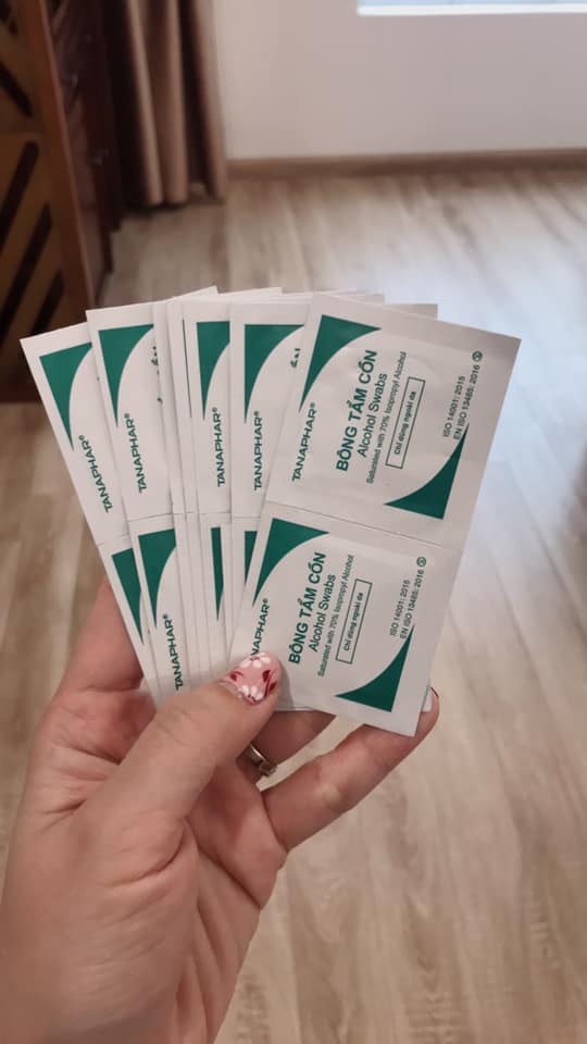 Nếu không có nước rửa tay khô, hãy dùng gạc tẩm cồn 70 độ!

Bác sĩ Ngô Đức Hùng, tác giả cuốn sách “3 phút sơ cứu” cho biết nếu không có nước rửa tay khô, hãy dùng cồn 70 độ để vệ sinh tay sau mỗi lần chúng ta sờ vào bàn ghế, tay nắm cửa, thang máy, máy tính của người khác... Việc này đặc biệt quan trọng trước khi ăn, nhất là ăn hàng quán.

Mình thấy một số nơi hay bán hoặc phát cái chai cồn 70 độ nhỏ nhỏ. Nhưng mà mang chai đó theo người nguy hiểm lắm luôn, nhất là khi không may đổ vỡ. Mấy bạn mua cái này này, dùng an toàn mà tiện lắm. Nó là gạc đã tẩm sẵn cồn 70. Mỗi ngày mang theo vài gói nhỏ nhỏ trong túi, gọn hơn cả mang theo chai cồn.

Nước rửa tay chỉ rửa được tay, nhưng cồn này còn dùng để vệ sinh được cả các vật dụng mình sờ vào. Hồi xưa bán dầu dừa và son mình toàn dùng để vệ sinh dụng cụ. Bây giờ có con nhỏ cũng phải găm sẵn trong nhà phòng khi cần thiết. Và nó chưa bị tăng giá trên thị trường như khẩu trang và nước rửa tay 😀