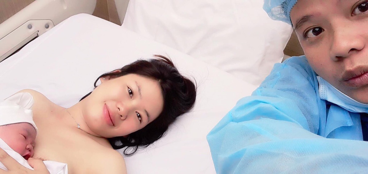 REVIEW ĐẺ TẠI BỆNH VIỆN QUỐC TẾ MỸ

Hôm nay nhân lúc em Xuka đang ngủ, mình kể lại quá trình đi sinh em ý cho các mẹ bầu tham khảo và có thêm sự lựa chọn nhé!🌸🌸🌸

1. CHUYỆN ĐI ĐẺ EM XUKA 👼👼👼
🎉Lần vượt cạn thứ hai của mình diễn ra khá bất ngờ, vì em bé đòi ra trước 10 ngày, khác với anh Tô quá dks đến cả 2 ngày mới chịu chui ra nên mẹ em vẫn chưa kịp chuẩn bị tinh thần. Thứ 7 đó, mẹ vẫn chăm chỉ đi làm với deadline cần hoàn thành trước khi nghỉ Tết, chiều tối về tranh thủ phụ bố em dọn nhà đón Tết, sau đó đi ăn SN chị Chích Bông và tất niên cuối năm nhà bác Xuyen Vu Ha
🎉Đến 11h pm mình và ox về nhà, lúc này anh hai đã ngủ lại nhà các bác vì hôm sau hai vợ chồng mình có lịch đi công tác SG lúc 4h sáng hôm sau, lúc đó mình xuất hiện cơn gò nhẹ, giống như mọi khi xuất hiện cơn gò giả, mình không mấy bận tâm đến nó và ung dung vào phòng nằm lướt fb 😁
🎉Lần đầu sinh Tô mình được báo trước bằng việc bong nút nhầy, và những cơn đau chuyển dạ kéo dài gần 30h đồng hồ anh hai mới chịu ra, nên lần này có phần chủ quan khi không có máu báo hay vỡ ối, cơn gò thì vẫn nằm trong tầm kiểm soát nên mình an tâm đi ngủ.
🎉Cho đến 11h30 đêm đó, các cơn gò xuất hiện ngày càng nhiều, liên tục thúc xuống dưới bụng dưới, tần suất 20’ một lần. Mình cuống lên kêu chồng, rồi thu xếp đi tắm gội sạch sẽ chuẩn bị lên đường (phần này là luật bất thành văn của các mẹ sắp lâm bồn, nên các bác đừng hỏi tại sao nhoé 😅). Anh chồng vui tính, còn cố động viên vợ: thôi em cố nhịn đi rồi 4h anh đưa em lên SG để họp báo cáo tổng Cty. Mẹ nào từng đau đẻ vào phát biểu cho chồng em sáng mắt ra chứ vợ đau đẻ mà kêu em nhịn thì em cũng thuaaaa 🤣🤣🤣... hâhhaa, lúc đó e cáu quát um lên rồi, kêu ổng ở nhà đi, tôi đi đẻ một mình. Thế là giời ko chịu đất thì đất phải chịu giời chứ biết sao giờ... 😎
🎊Hơn 12h mình bắt đầu xuất phát từ Vũng Tàu đi đến bệnh viện. Nói về bệnh viện đón em Xuka, thì lần này hai vc mình chọn bệnh viện quốc tế Mỹ (AIH) ở quận 2, lý do đó là bv quốc tế gần Vũng Tàu nhất ~ 90km (lúc đầu m chọn bv quốc tế Hạnh Phúc)
🚘Trên đường đi, các cơn gò liên tục và dồn dập: từ 15’ giảm dần còn 10’, 6’, 3’,.... cả quãng đường 90km mà mình đếm từng s, chưa kể hôm đó đội quân gia đình đưa mình đi viện, bác nào cũng say bí tỉ. Lúc tối ăn tất niên, bố Xuka với các bác dzô dzô nhiệt tình lắm :” nay tất niên năm cũ anh em uống hết mình nha “ vậy nên mị đau bụng lắm rồi mà không giám la, la lớn rồi nhỡ đâu lại lái không chuẩn 😊. Đành cắn răng mà cấu chồng vậy... (À chia sẻ thêm cho các bác là chở người đi cấp cứu là được xả trạm BOT, thông chốt trạm thu phí hết nha các bác 😂 em Xuka được thông chốt 4 trạm từ VT lên SG đó)

🎊Mình đến BV lúc 2h5’ sáng và được chuyển vào phòng cấp cứu. Lúc này mình đau và hét muốn banh cái BV 😂 bác sĩ khám và ôi thôi toang, ối vỡ tràn bờ đê, chuyển gấp sang phòng sanh, mình quằn quại đau, hỏi bs có chuyển mổ hay giảm đau bằng pp gây tê màng cứng được ko, vì lúc này mình đau quá rồi, nhưng bs từ chối vì em bé đã sắp ra đời, ko kịp làm các thủ thuật giảm đau 🤨 mị được hưởng trọn combo đau đẻ không thuốc tê 😆
❤️May mắn mình gặp bs Thuận và đội ngũ y tá, điều dưỡng trực hôm đó khích lệ tinh thần của mình rất nhiều, theo cảm nhận của mình là bs rất nhẹ nhàng, chuyên môn cao nên lúc sinh mình được hướng dẫn rất chi tiết cách rặn đẻ sao cho nhanh chóng, an toàn cho bé, giảm đau cho mẹ. Bác còn dặn dò cẩn thận, chú ý rặn theo hướng dẫn của bác không là mẹ mất sức. Sau 3 hơi rặn sâu thì em Xuka cất tiếng khóc đầu đời lúc 02h35’. Xuka được sinh thường và bất ngờ hơn là em nặng 3920g, vượt sức mong đợi của mình ( lúc này em mới chỉ hơn 38w) 😍
❤️Sau khi được cắt dây rốn, Xuka được skin to skin với mẹ và bú sữa non ngay sau đó. Cảm giác khi được ôm em ý vừa xúc động, vừa hạnh phúc, vừa “ đã” gì đâu 🥰🥰🥰

2. REVIEW BỆNH VIỆN QUỐC TẾ MỸ - QUẬN 2 - TPHCM 🏩🏩🏩
Mục này nhiều mẹ ở Vũng Tàu mình quan tâm nè vì ưu điểm là gần sịch Vũng Tàu luôn á, đi hết cao tốc là tới ~1,5h di chuyển, bệnh viện tuy mới đi vào hoạt động được hơn 1 năm thôi nhưng về đội ngũ y bác sĩ và chất lượng dịch vụ thì không chê được điểm nào, mình đánh giá 5/5* luôn, đi đẻ đúng như đi nghỉ dưỡng vậy đó, ai cũng nhỏ nhẹ từ bác sĩ, y tá đến nhân viên phục vụ phòng... 💕
🌸Lúc đầu mình chọn bv qt Hạnh Phúc ở Bình Dương, nhưng anh chồng nhất định không chịu vì lý do không muốn trên giấy khai sinh của con ghi nơi sinh là Bình Dương, trong khi con ở VTau nên nằng nặc chọn nơi sinh cho con hoặc ở TPHCM hoặc BRVT. Lý do trời ơi, nhưng ngẫm ra cũng thấy hợp lý nên em chuyển qua BV quốc tế Mỹ tại quận 2 luôn 😆

Cảm nhận đầu tiên khi đến BV AIH chính là cảm giác đang được ở trong một căn chung cư cao cấp, tất cả mọi thứ đều sạch tinh tươm, trang thiết bị hiện đại, từ phòng sinh đến phòng lưu viện, đúng chuẩn quốc tế 😍😍😍

🌸Mình chọn gói sinh thường, phòng sinh gia đình “4 trong1” tiêu chuẩn Mỹ, còn gọi là phòng LDRP ( chuyển dạ chờ sinh - sinh thường - hồi phục - theo dõi sau sinh. Cả gđ mình lưu trú tại một phòng duy nhất từ lúc vào viện đến khi ra viện
Mình sinh thường nên nằm lưu viện ~3 ngày, nếu sinh mổ thì 4 ngày.
🌸Mỗi ngày đều có bác sĩ khoa sản và bs khoa nhi đến khám cho mẹ và bé, các cô y tá điều dưỡng thường xuyên ghé động viên và hỏi han xem có cần hỗ trợ gì không?, có còn đau không? trong phòng và trong toilet đều có nút chuông khẩn cấp và chỉ 10s sau các cô y tá đã có mặt hỗ trợ cho mẹ và bé từ những việc nhỏ như: thay tã, dỗ bé, pha sữa hay súc rửa, tiệt trùng bình sữa,... lúc đầu mình cũng ngại, tâm lý sợ làm phiền, nhưng với thái độ siêu dịu dàng, dễ thương của các bạn ấy mình thực sự rất an tâm và hoàn toàn hài lòng với quyết định chọn sinh con BV AIH.
Chưa kể gặp bs giỏi, tâm lý thoải mái nên sau 2 tiếng hồi sức về phòng nội trú là mình có thể đi lại nhẹ nhàng và cho bé bú được rồi. Hôm sau cứ gọi là đi lại phà phà, cười phớ lớ luôn 🤣🤣🤣
🌸Mỗi ngày BV sẽ cung cấp cho mình 5 phần ăn đầy đủ dinh dưỡng, gồm 3 bữa chính và 2 bữa phụ. Mỗi buổi sáng là các bạn nhân viên mang menu hỏi xem mình muốn ăn gì để chuẩn bị, thực đơn thì đa dạng đủ các món Á, Âu, truyền thống, ... Đồ ăn với mình thì khá là ngon, trang trí đẹp mắt, lần nào ăn xong mình vẫn còn thèm 🤣🤣🤣

Thật chứ khi xuất viện ra về mình buồn thiu, chỉ muốn nằm viện hoài luôn vì sướng quá. Nói chung là mình và Gđ đã có những trải nghiệm sinh bạn Xuka trên cả tuyệt vời tại Bệnh viện quốc tế Mỹ AIH😝

Đi đẻ mà như đi nghỉ dưỡng tại ks 5* vậy đó. Mẹ chỉ cần ... đẻ thôi, mọi vấn đề khác đã có đội ngũ bác sĩ, điều dưỡng viên lo hết rồi. Các cô chú siêu có tâm, động viên, hỗ trợ từng li từng tí để mẹ được tự tin và thoải mái trong suốt quá trình vượt cạn. Không biết phải nói cảm ơn sao cho đủ ❤️❤️❤️

🎁5 tiêu chí khi chọn đi sinh tại Bệnh viện Quốc tế Mỹ:
1. Chuyên môn: khi chọn nơi sanh thì tiêu chí an toàn cho cả mẹ và con cần được đặt ra hàng đầu. Do vậy các mẹ nên chọn bệnh viện có chất lượng chuyên môn tốt, các quy trình, quy chuẩn chặt chẽ tránh những rủi ro có thể xảy ra.
- Về chuyên môn: Bệnh viện Quốc tế Mỹ (AIH) là bệnh viện đầu tiên tại Việt Nam có sự hợp tác chuyên môn với Johns Hopkins Medicine International (JHI), một trong những hệ thống chăm sóc sức khỏe hàng đầu tại Mỹ. Qua đó AIH đã nâng cao các tiêu chuẩn chăm sóc sức khỏe tại Việt Nam.
- Về quy trình, quy chuẩn: Với định hướng chất lượng đạt chuẩn JCI ngay từ những ngày đầu xây dựng, trong quá trình quản lý và vận hành, bệnh viện Quốc tế Mỹ AIH đã có những quy trình quy chuẩn nhằm đảm bảo an toàn cho mẹ và bé, thậm chí cả thân nhân thăm nuôi nhằm hạn chế những rủi ro, sai sót trong quá trình khám, điều trị.

2. Cơ sở vật chất, trang thiết bị: Bác sĩ giỏi nhưng cơ sở vật chất kém, thiếu thốn cũng khó cho cuộc vượt cạn an toàn. Bệnh viện Quốc tế Mỹ xây dựng ngay từ đầu với tiêu chuẩn của Mỹ ngay từ thiết kế cơ sở hạ tầng đến các trang thiết bị máy móc.

3. Dịch vụ: chăm sóc giúp các mẹ cảm thay an tâm vượt cạn. Đội ngũ chăm sóc khách hàng của Bệnh viện Quốc tế Mỹ được đào tạo bài bản, làm việc rất tận tâm, luôn hỗ trợ các mẹ bầu 1 cách tận tình. Thậm chí đội ngũ chăm sóc khách hàng còn luôn hỗ trợ nhắc hẹn và sắp xếp lịch hẹn cho các Bác sĩ làm việc 1 cách khoa học và hiệu quả.

4. Chi phí: Với những tiêu chuẩn trên thì AIH có thể nói là Bệnh viện đạt chuẩn quốc tế có giá hợp lý nhất hiện nay.

5. Vị trí địa lý: Nơi sinh thuận tiện cho việc di chuyển, đặc biệt những tình huống cấp cứu. AIH đặt ngay trung tâm Quận 2, đi đâu cũng gần, thuận tiện về giao thông, hiếm khi xảy ra kẹt xe.

Các mẹ đang có bầu, hoặc có kế hoạch sinh con đừng lo lắng gì hết nhé! Làm mẹ là thiên chức kỳ diệu mà tự nhiên trao tặng cho phụ nữ chúng mình, các mẹ cứ bình tĩnh và yên tâm, chuẩn bị tâm lý vững vàng và chọn được nơi vượt cạn như ý thì cơn đau đẻ sẽ qua mau như mẹ Xuka thôi 💕
Chúc các mẹ có thai kỳ khoẻ mạnh và chọn được nơi sinh ưng ý nhé ❤️

Cre: Sora Chan