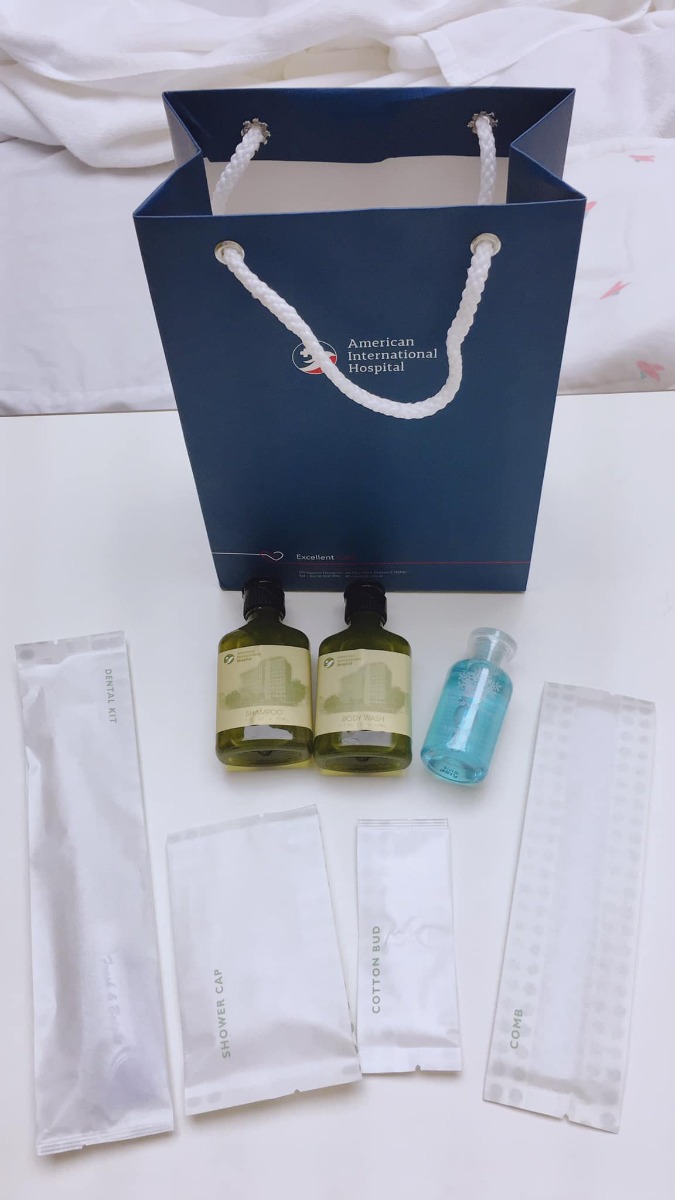 REVIEW ĐẺ TẠI BỆNH VIỆN QUỐC TẾ MỸ

Hôm nay nhân lúc em Xuka đang ngủ, mình kể lại quá trình đi sinh em ý cho các mẹ bầu tham khảo và có thêm sự lựa chọn nhé!🌸🌸🌸

1. CHUYỆN ĐI ĐẺ EM XUKA 👼👼👼
🎉Lần vượt cạn thứ hai của mình diễn ra khá bất ngờ, vì em bé đòi ra trước 10 ngày, khác với anh Tô quá dks đến cả 2 ngày mới chịu chui ra nên mẹ em vẫn chưa kịp chuẩn bị tinh thần. Thứ 7 đó, mẹ vẫn chăm chỉ đi làm với deadline cần hoàn thành trước khi nghỉ Tết, chiều tối về tranh thủ phụ bố em dọn nhà đón Tết, sau đó đi ăn SN chị Chích Bông và tất niên cuối năm nhà bác Xuyen Vu Ha
🎉Đến 11h pm mình và ox về nhà, lúc này anh hai đã ngủ lại nhà các bác vì hôm sau hai vợ chồng mình có lịch đi công tác SG lúc 4h sáng hôm sau, lúc đó mình xuất hiện cơn gò nhẹ, giống như mọi khi xuất hiện cơn gò giả, mình không mấy bận tâm đến nó và ung dung vào phòng nằm lướt fb 😁
🎉Lần đầu sinh Tô mình được báo trước bằng việc bong nút nhầy, và những cơn đau chuyển dạ kéo dài gần 30h đồng hồ anh hai mới chịu ra, nên lần này có phần chủ quan khi không có máu báo hay vỡ ối, cơn gò thì vẫn nằm trong tầm kiểm soát nên mình an tâm đi ngủ.
🎉Cho đến 11h30 đêm đó, các cơn gò xuất hiện ngày càng nhiều, liên tục thúc xuống dưới bụng dưới, tần suất 20’ một lần. Mình cuống lên kêu chồng, rồi thu xếp đi tắm gội sạch sẽ chuẩn bị lên đường (phần này là luật bất thành văn của các mẹ sắp lâm bồn, nên các bác đừng hỏi tại sao nhoé 😅). Anh chồng vui tính, còn cố động viên vợ: thôi em cố nhịn đi rồi 4h anh đưa em lên SG để họp báo cáo tổng Cty. Mẹ nào từng đau đẻ vào phát biểu cho chồng em sáng mắt ra chứ vợ đau đẻ mà kêu em nhịn thì em cũng thuaaaa 🤣🤣🤣... hâhhaa, lúc đó e cáu quát um lên rồi, kêu ổng ở nhà đi, tôi đi đẻ một mình. Thế là giời ko chịu đất thì đất phải chịu giời chứ biết sao giờ... 😎
🎊Hơn 12h mình bắt đầu xuất phát từ Vũng Tàu đi đến bệnh viện. Nói về bệnh viện đón em Xuka, thì lần này hai vc mình chọn bệnh viện quốc tế Mỹ (AIH) ở quận 2, lý do đó là bv quốc tế gần Vũng Tàu nhất ~ 90km (lúc đầu m chọn bv quốc tế Hạnh Phúc)
🚘Trên đường đi, các cơn gò liên tục và dồn dập: từ 15’ giảm dần còn 10’, 6’, 3’,.... cả quãng đường 90km mà mình đếm từng s, chưa kể hôm đó đội quân gia đình đưa mình đi viện, bác nào cũng say bí tỉ. Lúc tối ăn tất niên, bố Xuka với các bác dzô dzô nhiệt tình lắm :” nay tất niên năm cũ anh em uống hết mình nha “ vậy nên mị đau bụng lắm rồi mà không giám la, la lớn rồi nhỡ đâu lại lái không chuẩn 😊. Đành cắn răng mà cấu chồng vậy... (À chia sẻ thêm cho các bác là chở người đi cấp cứu là được xả trạm BOT, thông chốt trạm thu phí hết nha các bác 😂 em Xuka được thông chốt 4 trạm từ VT lên SG đó)

🎊Mình đến BV lúc 2h5’ sáng và được chuyển vào phòng cấp cứu. Lúc này mình đau và hét muốn banh cái BV 😂 bác sĩ khám và ôi thôi toang, ối vỡ tràn bờ đê, chuyển gấp sang phòng sanh, mình quằn quại đau, hỏi bs có chuyển mổ hay giảm đau bằng pp gây tê màng cứng được ko, vì lúc này mình đau quá rồi, nhưng bs từ chối vì em bé đã sắp ra đời, ko kịp làm các thủ thuật giảm đau 🤨 mị được hưởng trọn combo đau đẻ không thuốc tê 😆
❤️May mắn mình gặp bs Thuận và đội ngũ y tá, điều dưỡng trực hôm đó khích lệ tinh thần của mình rất nhiều, theo cảm nhận của mình là bs rất nhẹ nhàng, chuyên môn cao nên lúc sinh mình được hướng dẫn rất chi tiết cách rặn đẻ sao cho nhanh chóng, an toàn cho bé, giảm đau cho mẹ. Bác còn dặn dò cẩn thận, chú ý rặn theo hướng dẫn của bác không là mẹ mất sức. Sau 3 hơi rặn sâu thì em Xuka cất tiếng khóc đầu đời lúc 02h35’. Xuka được sinh thường và bất ngờ hơn là em nặng 3920g, vượt sức mong đợi của mình ( lúc này em mới chỉ hơn 38w) 😍
❤️Sau khi được cắt dây rốn, Xuka được skin to skin với mẹ và bú sữa non ngay sau đó. Cảm giác khi được ôm em ý vừa xúc động, vừa hạnh phúc, vừa “ đã” gì đâu 🥰🥰🥰

2. REVIEW BỆNH VIỆN QUỐC TẾ MỸ - QUẬN 2 - TPHCM 🏩🏩🏩
Mục này nhiều mẹ ở Vũng Tàu mình quan tâm nè vì ưu điểm là gần sịch Vũng Tàu luôn á, đi hết cao tốc là tới ~1,5h di chuyển, bệnh viện tuy mới đi vào hoạt động được hơn 1 năm thôi nhưng về đội ngũ y bác sĩ và chất lượng dịch vụ thì không chê được điểm nào, mình đánh giá 5/5* luôn, đi đẻ đúng như đi nghỉ dưỡng vậy đó, ai cũng nhỏ nhẹ từ bác sĩ, y tá đến nhân viên phục vụ phòng... 💕
🌸Lúc đầu mình chọn bv qt Hạnh Phúc ở Bình Dương, nhưng anh chồng nhất định không chịu vì lý do không muốn trên giấy khai sinh của con ghi nơi sinh là Bình Dương, trong khi con ở VTau nên nằng nặc chọn nơi sinh cho con hoặc ở TPHCM hoặc BRVT. Lý do trời ơi, nhưng ngẫm ra cũng thấy hợp lý nên em chuyển qua BV quốc tế Mỹ tại quận 2 luôn 😆

Cảm nhận đầu tiên khi đến BV AIH chính là cảm giác đang được ở trong một căn chung cư cao cấp, tất cả mọi thứ đều sạch tinh tươm, trang thiết bị hiện đại, từ phòng sinh đến phòng lưu viện, đúng chuẩn quốc tế 😍😍😍

🌸Mình chọn gói sinh thường, phòng sinh gia đình “4 trong1” tiêu chuẩn Mỹ, còn gọi là phòng LDRP ( chuyển dạ chờ sinh - sinh thường - hồi phục - theo dõi sau sinh. Cả gđ mình lưu trú tại một phòng duy nhất từ lúc vào viện đến khi ra viện
Mình sinh thường nên nằm lưu viện ~3 ngày, nếu sinh mổ thì 4 ngày.
🌸Mỗi ngày đều có bác sĩ khoa sản và bs khoa nhi đến khám cho mẹ và bé, các cô y tá điều dưỡng thường xuyên ghé động viên và hỏi han xem có cần hỗ trợ gì không?, có còn đau không? trong phòng và trong toilet đều có nút chuông khẩn cấp và chỉ 10s sau các cô y tá đã có mặt hỗ trợ cho mẹ và bé từ những việc nhỏ như: thay tã, dỗ bé, pha sữa hay súc rửa, tiệt trùng bình sữa,... lúc đầu mình cũng ngại, tâm lý sợ làm phiền, nhưng với thái độ siêu dịu dàng, dễ thương của các bạn ấy mình thực sự rất an tâm và hoàn toàn hài lòng với quyết định chọn sinh con BV AIH.
Chưa kể gặp bs giỏi, tâm lý thoải mái nên sau 2 tiếng hồi sức về phòng nội trú là mình có thể đi lại nhẹ nhàng và cho bé bú được rồi. Hôm sau cứ gọi là đi lại phà phà, cười phớ lớ luôn 🤣🤣🤣
🌸Mỗi ngày BV sẽ cung cấp cho mình 5 phần ăn đầy đủ dinh dưỡng, gồm 3 bữa chính và 2 bữa phụ. Mỗi buổi sáng là các bạn nhân viên mang menu hỏi xem mình muốn ăn gì để chuẩn bị, thực đơn thì đa dạng đủ các món Á, Âu, truyền thống, ... Đồ ăn với mình thì khá là ngon, trang trí đẹp mắt, lần nào ăn xong mình vẫn còn thèm 🤣🤣🤣

Thật chứ khi xuất viện ra về mình buồn thiu, chỉ muốn nằm viện hoài luôn vì sướng quá. Nói chung là mình và Gđ đã có những trải nghiệm sinh bạn Xuka trên cả tuyệt vời tại Bệnh viện quốc tế Mỹ AIH😝

Đi đẻ mà như đi nghỉ dưỡng tại ks 5* vậy đó. Mẹ chỉ cần ... đẻ thôi, mọi vấn đề khác đã có đội ngũ bác sĩ, điều dưỡng viên lo hết rồi. Các cô chú siêu có tâm, động viên, hỗ trợ từng li từng tí để mẹ được tự tin và thoải mái trong suốt quá trình vượt cạn. Không biết phải nói cảm ơn sao cho đủ ❤️❤️❤️

🎁5 tiêu chí khi chọn đi sinh tại Bệnh viện Quốc tế Mỹ:
1. Chuyên môn: khi chọn nơi sanh thì tiêu chí an toàn cho cả mẹ và con cần được đặt ra hàng đầu. Do vậy các mẹ nên chọn bệnh viện có chất lượng chuyên môn tốt, các quy trình, quy chuẩn chặt chẽ tránh những rủi ro có thể xảy ra.
- Về chuyên môn: Bệnh viện Quốc tế Mỹ (AIH) là bệnh viện đầu tiên tại Việt Nam có sự hợp tác chuyên môn với Johns Hopkins Medicine International (JHI), một trong những hệ thống chăm sóc sức khỏe hàng đầu tại Mỹ. Qua đó AIH đã nâng cao các tiêu chuẩn chăm sóc sức khỏe tại Việt Nam.
- Về quy trình, quy chuẩn: Với định hướng chất lượng đạt chuẩn JCI ngay từ những ngày đầu xây dựng, trong quá trình quản lý và vận hành, bệnh viện Quốc tế Mỹ AIH đã có những quy trình quy chuẩn nhằm đảm bảo an toàn cho mẹ và bé, thậm chí cả thân nhân thăm nuôi nhằm hạn chế những rủi ro, sai sót trong quá trình khám, điều trị.

2. Cơ sở vật chất, trang thiết bị: Bác sĩ giỏi nhưng cơ sở vật chất kém, thiếu thốn cũng khó cho cuộc vượt cạn an toàn. Bệnh viện Quốc tế Mỹ xây dựng ngay từ đầu với tiêu chuẩn của Mỹ ngay từ thiết kế cơ sở hạ tầng đến các trang thiết bị máy móc.

3. Dịch vụ: chăm sóc giúp các mẹ cảm thay an tâm vượt cạn. Đội ngũ chăm sóc khách hàng của Bệnh viện Quốc tế Mỹ được đào tạo bài bản, làm việc rất tận tâm, luôn hỗ trợ các mẹ bầu 1 cách tận tình. Thậm chí đội ngũ chăm sóc khách hàng còn luôn hỗ trợ nhắc hẹn và sắp xếp lịch hẹn cho các Bác sĩ làm việc 1 cách khoa học và hiệu quả.

4. Chi phí: Với những tiêu chuẩn trên thì AIH có thể nói là Bệnh viện đạt chuẩn quốc tế có giá hợp lý nhất hiện nay.

5. Vị trí địa lý: Nơi sinh thuận tiện cho việc di chuyển, đặc biệt những tình huống cấp cứu. AIH đặt ngay trung tâm Quận 2, đi đâu cũng gần, thuận tiện về giao thông, hiếm khi xảy ra kẹt xe.

Các mẹ đang có bầu, hoặc có kế hoạch sinh con đừng lo lắng gì hết nhé! Làm mẹ là thiên chức kỳ diệu mà tự nhiên trao tặng cho phụ nữ chúng mình, các mẹ cứ bình tĩnh và yên tâm, chuẩn bị tâm lý vững vàng và chọn được nơi vượt cạn như ý thì cơn đau đẻ sẽ qua mau như mẹ Xuka thôi 💕
Chúc các mẹ có thai kỳ khoẻ mạnh và chọn được nơi sinh ưng ý nhé ❤️

Cre: Sora Chan