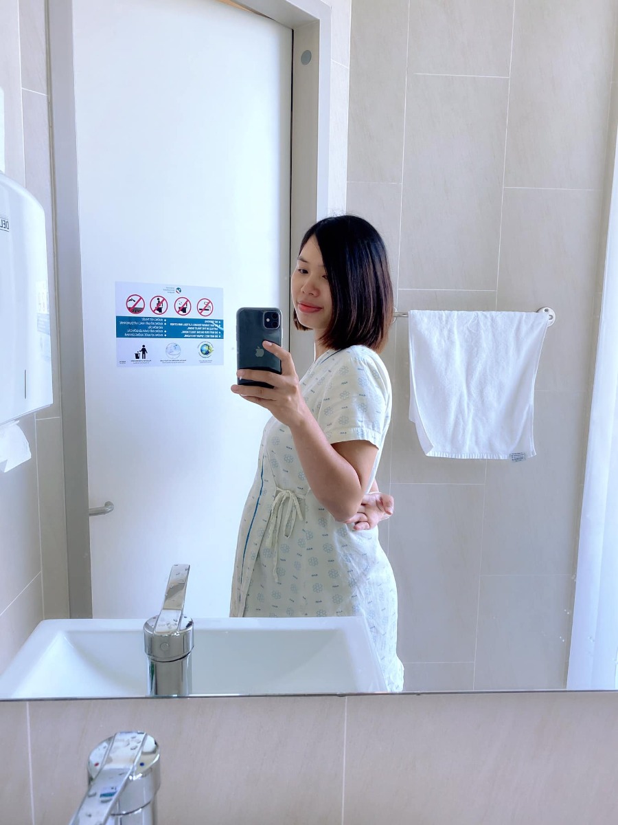 REVIEW ĐẺ TẠI BỆNH VIỆN QUỐC TẾ MỸ

Hôm nay nhân lúc em Xuka đang ngủ, mình kể lại quá trình đi sinh em ý cho các mẹ bầu tham khảo và có thêm sự lựa chọn nhé!🌸🌸🌸

1. CHUYỆN ĐI ĐẺ EM XUKA 👼👼👼
🎉Lần vượt cạn thứ hai của mình diễn ra khá bất ngờ, vì em bé đòi ra trước 10 ngày, khác với anh Tô quá dks đến cả 2 ngày mới chịu chui ra nên mẹ em vẫn chưa kịp chuẩn bị tinh thần. Thứ 7 đó, mẹ vẫn chăm chỉ đi làm với deadline cần hoàn thành trước khi nghỉ Tết, chiều tối về tranh thủ phụ bố em dọn nhà đón Tết, sau đó đi ăn SN chị Chích Bông và tất niên cuối năm nhà bác Xuyen Vu Ha
🎉Đến 11h pm mình và ox về nhà, lúc này anh hai đã ngủ lại nhà các bác vì hôm sau hai vợ chồng mình có lịch đi công tác SG lúc 4h sáng hôm sau, lúc đó mình xuất hiện cơn gò nhẹ, giống như mọi khi xuất hiện cơn gò giả, mình không mấy bận tâm đến nó và ung dung vào phòng nằm lướt fb 😁
🎉Lần đầu sinh Tô mình được báo trước bằng việc bong nút nhầy, và những cơn đau chuyển dạ kéo dài gần 30h đồng hồ anh hai mới chịu ra, nên lần này có phần chủ quan khi không có máu báo hay vỡ ối, cơn gò thì vẫn nằm trong tầm kiểm soát nên mình an tâm đi ngủ.
🎉Cho đến 11h30 đêm đó, các cơn gò xuất hiện ngày càng nhiều, liên tục thúc xuống dưới bụng dưới, tần suất 20’ một lần. Mình cuống lên kêu chồng, rồi thu xếp đi tắm gội sạch sẽ chuẩn bị lên đường (phần này là luật bất thành văn của các mẹ sắp lâm bồn, nên các bác đừng hỏi tại sao nhoé 😅). Anh chồng vui tính, còn cố động viên vợ: thôi em cố nhịn đi rồi 4h anh đưa em lên SG để họp báo cáo tổng Cty. Mẹ nào từng đau đẻ vào phát biểu cho chồng em sáng mắt ra chứ vợ đau đẻ mà kêu em nhịn thì em cũng thuaaaa 🤣🤣🤣... hâhhaa, lúc đó e cáu quát um lên rồi, kêu ổng ở nhà đi, tôi đi đẻ một mình. Thế là giời ko chịu đất thì đất phải chịu giời chứ biết sao giờ... 😎
🎊Hơn 12h mình bắt đầu xuất phát từ Vũng Tàu đi đến bệnh viện. Nói về bệnh viện đón em Xuka, thì lần này hai vc mình chọn bệnh viện quốc tế Mỹ (AIH) ở quận 2, lý do đó là bv quốc tế gần Vũng Tàu nhất ~ 90km (lúc đầu m chọn bv quốc tế Hạnh Phúc)
🚘Trên đường đi, các cơn gò liên tục và dồn dập: từ 15’ giảm dần còn 10’, 6’, 3’,.... cả quãng đường 90km mà mình đếm từng s, chưa kể hôm đó đội quân gia đình đưa mình đi viện, bác nào cũng say bí tỉ. Lúc tối ăn tất niên, bố Xuka với các bác dzô dzô nhiệt tình lắm :” nay tất niên năm cũ anh em uống hết mình nha “ vậy nên mị đau bụng lắm rồi mà không giám la, la lớn rồi nhỡ đâu lại lái không chuẩn 😊. Đành cắn răng mà cấu chồng vậy... (À chia sẻ thêm cho các bác là chở người đi cấp cứu là được xả trạm BOT, thông chốt trạm thu phí hết nha các bác 😂 em Xuka được thông chốt 4 trạm từ VT lên SG đó)

🎊Mình đến BV lúc 2h5’ sáng và được chuyển vào phòng cấp cứu. Lúc này mình đau và hét muốn banh cái BV 😂 bác sĩ khám và ôi thôi toang, ối vỡ tràn bờ đê, chuyển gấp sang phòng sanh, mình quằn quại đau, hỏi bs có chuyển mổ hay giảm đau bằng pp gây tê màng cứng được ko, vì lúc này mình đau quá rồi, nhưng bs từ chối vì em bé đã sắp ra đời, ko kịp làm các thủ thuật giảm đau 🤨 mị được hưởng trọn combo đau đẻ không thuốc tê 😆
❤️May mắn mình gặp bs Thuận và đội ngũ y tá, điều dưỡng trực hôm đó khích lệ tinh thần của mình rất nhiều, theo cảm nhận của mình là bs rất nhẹ nhàng, chuyên môn cao nên lúc sinh mình được hướng dẫn rất chi tiết cách rặn đẻ sao cho nhanh chóng, an toàn cho bé, giảm đau cho mẹ. Bác còn dặn dò cẩn thận, chú ý rặn theo hướng dẫn của bác không là mẹ mất sức. Sau 3 hơi rặn sâu thì em Xuka cất tiếng khóc đầu đời lúc 02h35’. Xuka được sinh thường và bất ngờ hơn là em nặng 3920g, vượt sức mong đợi của mình ( lúc này em mới chỉ hơn 38w) 😍
❤️Sau khi được cắt dây rốn, Xuka được skin to skin với mẹ và bú sữa non ngay sau đó. Cảm giác khi được ôm em ý vừa xúc động, vừa hạnh phúc, vừa “ đã” gì đâu 🥰🥰🥰

2. REVIEW BỆNH VIỆN QUỐC TẾ MỸ - QUẬN 2 - TPHCM 🏩🏩🏩
Mục này nhiều mẹ ở Vũng Tàu mình quan tâm nè vì ưu điểm là gần sịch Vũng Tàu luôn á, đi hết cao tốc là tới ~1,5h di chuyển, bệnh viện tuy mới đi vào hoạt động được hơn 1 năm thôi nhưng về đội ngũ y bác sĩ và chất lượng dịch vụ thì không chê được điểm nào, mình đánh giá 5/5* luôn, đi đẻ đúng như đi nghỉ dưỡng vậy đó, ai cũng nhỏ nhẹ từ bác sĩ, y tá đến nhân viên phục vụ phòng... 💕
🌸Lúc đầu mình chọn bv qt Hạnh Phúc ở Bình Dương, nhưng anh chồng nhất định không chịu vì lý do không muốn trên giấy khai sinh của con ghi nơi sinh là Bình Dương, trong khi con ở VTau nên nằng nặc chọn nơi sinh cho con hoặc ở TPHCM hoặc BRVT. Lý do trời ơi, nhưng ngẫm ra cũng thấy hợp lý nên em chuyển qua BV quốc tế Mỹ tại quận 2 luôn 😆

Cảm nhận đầu tiên khi đến BV AIH chính là cảm giác đang được ở trong một căn chung cư cao cấp, tất cả mọi thứ đều sạch tinh tươm, trang thiết bị hiện đại, từ phòng sinh đến phòng lưu viện, đúng chuẩn quốc tế 😍😍😍

🌸Mình chọn gói sinh thường, phòng sinh gia đình “4 trong1” tiêu chuẩn Mỹ, còn gọi là phòng LDRP ( chuyển dạ chờ sinh - sinh thường - hồi phục - theo dõi sau sinh. Cả gđ mình lưu trú tại một phòng duy nhất từ lúc vào viện đến khi ra viện
Mình sinh thường nên nằm lưu viện ~3 ngày, nếu sinh mổ thì 4 ngày.
🌸Mỗi ngày đều có bác sĩ khoa sản và bs khoa nhi đến khám cho mẹ và bé, các cô y tá điều dưỡng thường xuyên ghé động viên và hỏi han xem có cần hỗ trợ gì không?, có còn đau không? trong phòng và trong toilet đều có nút chuông khẩn cấp và chỉ 10s sau các cô y tá đã có mặt hỗ trợ cho mẹ và bé từ những việc nhỏ như: thay tã, dỗ bé, pha sữa hay súc rửa, tiệt trùng bình sữa,... lúc đầu mình cũng ngại, tâm lý sợ làm phiền, nhưng với thái độ siêu dịu dàng, dễ thương của các bạn ấy mình thực sự rất an tâm và hoàn toàn hài lòng với quyết định chọn sinh con BV AIH.
Chưa kể gặp bs giỏi, tâm lý thoải mái nên sau 2 tiếng hồi sức về phòng nội trú là mình có thể đi lại nhẹ nhàng và cho bé bú được rồi. Hôm sau cứ gọi là đi lại phà phà, cười phớ lớ luôn 🤣🤣🤣
🌸Mỗi ngày BV sẽ cung cấp cho mình 5 phần ăn đầy đủ dinh dưỡng, gồm 3 bữa chính và 2 bữa phụ. Mỗi buổi sáng là các bạn nhân viên mang menu hỏi xem mình muốn ăn gì để chuẩn bị, thực đơn thì đa dạng đủ các món Á, Âu, truyền thống, ... Đồ ăn với mình thì khá là ngon, trang trí đẹp mắt, lần nào ăn xong mình vẫn còn thèm 🤣🤣🤣

Thật chứ khi xuất viện ra về mình buồn thiu, chỉ muốn nằm viện hoài luôn vì sướng quá. Nói chung là mình và Gđ đã có những trải nghiệm sinh bạn Xuka trên cả tuyệt vời tại Bệnh viện quốc tế Mỹ AIH😝

Đi đẻ mà như đi nghỉ dưỡng tại ks 5* vậy đó. Mẹ chỉ cần ... đẻ thôi, mọi vấn đề khác đã có đội ngũ bác sĩ, điều dưỡng viên lo hết rồi. Các cô chú siêu có tâm, động viên, hỗ trợ từng li từng tí để mẹ được tự tin và thoải mái trong suốt quá trình vượt cạn. Không biết phải nói cảm ơn sao cho đủ ❤️❤️❤️

🎁5 tiêu chí khi chọn đi sinh tại Bệnh viện Quốc tế Mỹ:
1. Chuyên môn: khi chọn nơi sanh thì tiêu chí an toàn cho cả mẹ và con cần được đặt ra hàng đầu. Do vậy các mẹ nên chọn bệnh viện có chất lượng chuyên môn tốt, các quy trình, quy chuẩn chặt chẽ tránh những rủi ro có thể xảy ra.
- Về chuyên môn: Bệnh viện Quốc tế Mỹ (AIH) là bệnh viện đầu tiên tại Việt Nam có sự hợp tác chuyên môn với Johns Hopkins Medicine International (JHI), một trong những hệ thống chăm sóc sức khỏe hàng đầu tại Mỹ. Qua đó AIH đã nâng cao các tiêu chuẩn chăm sóc sức khỏe tại Việt Nam.
- Về quy trình, quy chuẩn: Với định hướng chất lượng đạt chuẩn JCI ngay từ những ngày đầu xây dựng, trong quá trình quản lý và vận hành, bệnh viện Quốc tế Mỹ AIH đã có những quy trình quy chuẩn nhằm đảm bảo an toàn cho mẹ và bé, thậm chí cả thân nhân thăm nuôi nhằm hạn chế những rủi ro, sai sót trong quá trình khám, điều trị.

2. Cơ sở vật chất, trang thiết bị: Bác sĩ giỏi nhưng cơ sở vật chất kém, thiếu thốn cũng khó cho cuộc vượt cạn an toàn. Bệnh viện Quốc tế Mỹ xây dựng ngay từ đầu với tiêu chuẩn của Mỹ ngay từ thiết kế cơ sở hạ tầng đến các trang thiết bị máy móc.

3. Dịch vụ: chăm sóc giúp các mẹ cảm thay an tâm vượt cạn. Đội ngũ chăm sóc khách hàng của Bệnh viện Quốc tế Mỹ được đào tạo bài bản, làm việc rất tận tâm, luôn hỗ trợ các mẹ bầu 1 cách tận tình. Thậm chí đội ngũ chăm sóc khách hàng còn luôn hỗ trợ nhắc hẹn và sắp xếp lịch hẹn cho các Bác sĩ làm việc 1 cách khoa học và hiệu quả.

4. Chi phí: Với những tiêu chuẩn trên thì AIH có thể nói là Bệnh viện đạt chuẩn quốc tế có giá hợp lý nhất hiện nay.

5. Vị trí địa lý: Nơi sinh thuận tiện cho việc di chuyển, đặc biệt những tình huống cấp cứu. AIH đặt ngay trung tâm Quận 2, đi đâu cũng gần, thuận tiện về giao thông, hiếm khi xảy ra kẹt xe.

Các mẹ đang có bầu, hoặc có kế hoạch sinh con đừng lo lắng gì hết nhé! Làm mẹ là thiên chức kỳ diệu mà tự nhiên trao tặng cho phụ nữ chúng mình, các mẹ cứ bình tĩnh và yên tâm, chuẩn bị tâm lý vững vàng và chọn được nơi vượt cạn như ý thì cơn đau đẻ sẽ qua mau như mẹ Xuka thôi 💕
Chúc các mẹ có thai kỳ khoẻ mạnh và chọn được nơi sinh ưng ý nhé ❤️

Cre: Sora Chan