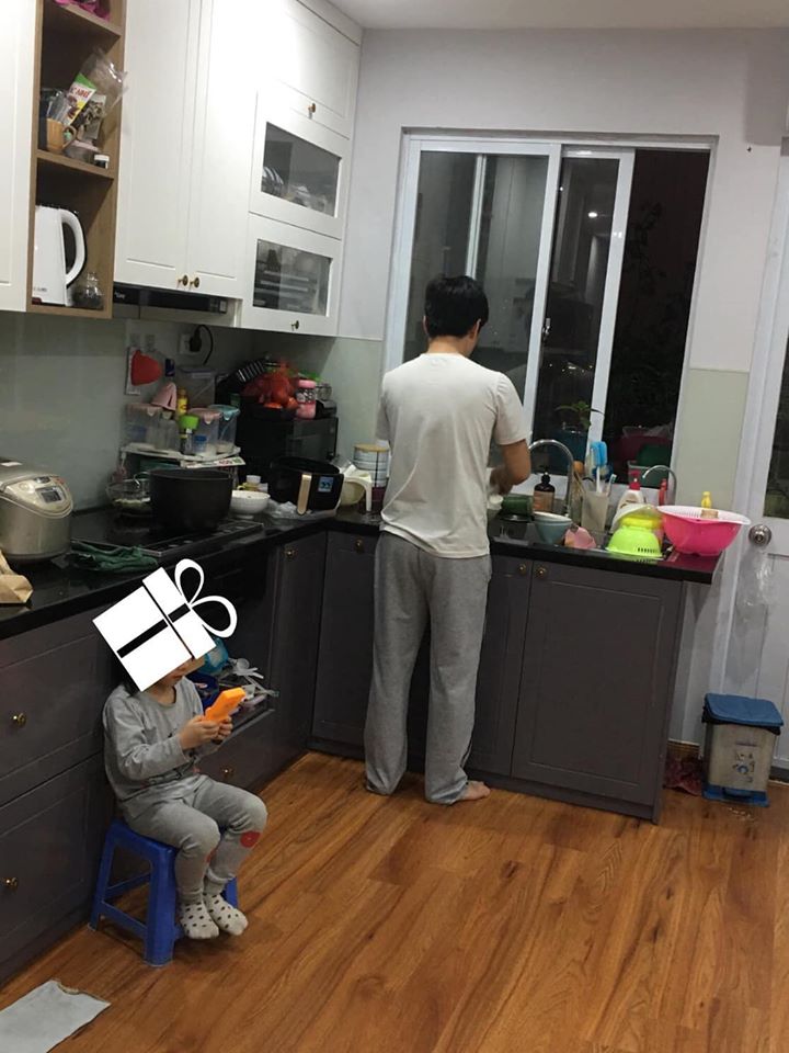 < Chuyên mục review >
Dạo gần đây mọi người ưa chuộng máy rửa bát quá, từ loại mấy chục triệu đến loại vài triệu, chị em nô nức review, nay mình cũng xin review một chút về máy rửa bát nhà mình.

Model 1987
Ngoài các chế độ rửa nước nóng, rửa nước lạnh thông thường thì có thêm chế độ úp bát, với chế độ rửa bình sữa thì auto thêm tiệt trùng và sấy khô.
Mình đang cài đặt thêm tính năng: lau bếp, dọn bồn nữa nhưng quá trình update tính năng mới hơi lâu.

Được cái mình thích nhất ở dòng này là không tốn điện, lại khá đa năng. Như trong hình các bạn có thể thấy chức năng phụ của máy: Trông con!
Sau tấm hình này thì bếp mình còn được lắp thêm vài cái ổ điện, lò vi sóng được đấu nối đúng chỗ làm bếp gọn và rộng hơn rất nhiều.

Dành cho các bạn hỏi Mua máy ở đâu? Máy này phường phát miễn phí cho các cô gái ra đăng kí kết hôn. Mang về chịu khó cài đặt các chức năng vì máy phát free thường chỉ có chức năng basic thôi.
Tuy nhiên chịu khó cài đặt và update phần mềm thì được phết. Mình mất 7 năm máy chạy mới ổn định được. Còn các máy mà sẵn đã Full Option thì phải chịu khó kiếm một chút vì hiếm hơn ạ.

Nguồn: in tơ lét