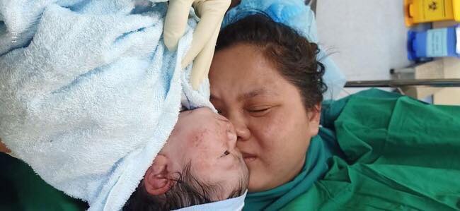 VÔ CÙNG HIẾM GẶP Ở VIỆT NAM: BÉ TRAI CHÀO ĐỜI CÓ CÂN NẶNG LÊN ĐẾN 6,5KG

Ngày 09/2, thông tin từ Khoa Sản - Bệnh viện Đa Khoa Tâm Trí Nha Trang (Khánh Hòa) đã giúp sản phụ H.T.A.T vượt cạn thành công và hạ sinh 1 cậu con trai thật đáng yêu. Điều đặc biệt là bé trai chào đời có cân nặng lên tới 6,5kg, tương đương với em bé 3-4 tháng tuổi.

Theo các bác sĩ Bệnh viện Đa Khoa Tâm Trí Nha Trang đây là trường hợp không những đầu tiên mà còn là kỷ lục về cần nặng đối với Khoa sản - Bệnh viện Tâm Trí từ trước đến nay, ngoài ra đây cũng là 1 ca vô cùng hiếm gặp ở nước ta.

Được biết, sản phụ H.T.A.T sinh năm 1992, hiện đang sinh sống tại Diên Khánh (Khánh Hòa) và tham gia chăm sóc thai sản tại bệnh viện. Vì kết quả siêu âm trước khi sinh thai nhi lớn, nên bác sĩ đã chỉ định sinh mổ để giữ an toàn cho cả mẹ và bé. Tuy nhiên, việc bé trai nặng hơn 6,5kg vẫn khiến rất nhiều người ngạc nhiên.

Sau khi sinh, tình trạng hồi phục của sản phụ lẫn sức khỏe của bé đều ổn định. Hiện bác sĩ vẫn thường xuyên kiểm tra và theo dõi thêm về tình hình sức khoẻ của chị T.

Theo tiêu chuẩn của Tổ chức Y tế Thế giới, trẻ sơ sinh đủ tháng (37 tuần – 40 tuần) có trọng lượng cơ thể dao động từ 2,5kg đến 4kg.

Trẻ sơ sinh ở Việt Nam thường chỉ đạt 3,2 kg là cao. Trên 4kg, thai được xác định là to và phải sinh mổ cũng như theo dõi sức khỏe liên tục. Nếu trẻ sinh ra nhẹ cân hoặc nặng cân hơn trung bình mà sức khỏe vẫn bình thường thì không có gì đáng lo. Các bác sĩ và y tá có thể sẽ theo dõi thêm sau khi trẻ sinh ra để đảm bảo không có vấn đề.