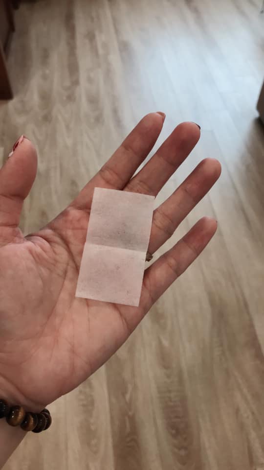 Nếu không có nước rửa tay khô, hãy dùng gạc tẩm cồn 70 độ!

Bác sĩ Ngô Đức Hùng, tác giả cuốn sách “3 phút sơ cứu” cho biết nếu không có nước rửa tay khô, hãy dùng cồn 70 độ để vệ sinh tay sau mỗi lần chúng ta sờ vào bàn ghế, tay nắm cửa, thang máy, máy tính của người khác... Việc này đặc biệt quan trọng trước khi ăn, nhất là ăn hàng quán.

Mình thấy một số nơi hay bán hoặc phát cái chai cồn 70 độ nhỏ nhỏ. Nhưng mà mang chai đó theo người nguy hiểm lắm luôn, nhất là khi không may đổ vỡ. Mấy bạn mua cái này này, dùng an toàn mà tiện lắm. Nó là gạc đã tẩm sẵn cồn 70. Mỗi ngày mang theo vài gói nhỏ nhỏ trong túi, gọn hơn cả mang theo chai cồn.

Nước rửa tay chỉ rửa được tay, nhưng cồn này còn dùng để vệ sinh được cả các vật dụng mình sờ vào. Hồi xưa bán dầu dừa và son mình toàn dùng để vệ sinh dụng cụ. Bây giờ có con nhỏ cũng phải găm sẵn trong nhà phòng khi cần thiết. Và nó chưa bị tăng giá trên thị trường như khẩu trang và nước rửa tay 😀