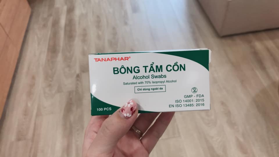 Nếu không có nước rửa tay khô, hãy dùng gạc tẩm cồn 70 độ!

Bác sĩ Ngô Đức Hùng, tác giả cuốn sách “3 phút sơ cứu” cho biết nếu không có nước rửa tay khô, hãy dùng cồn 70 độ để vệ sinh tay sau mỗi lần chúng ta sờ vào bàn ghế, tay nắm cửa, thang máy, máy tính của người khác... Việc này đặc biệt quan trọng trước khi ăn, nhất là ăn hàng quán.

Mình thấy một số nơi hay bán hoặc phát cái chai cồn 70 độ nhỏ nhỏ. Nhưng mà mang chai đó theo người nguy hiểm lắm luôn, nhất là khi không may đổ vỡ. Mấy bạn mua cái này này, dùng an toàn mà tiện lắm. Nó là gạc đã tẩm sẵn cồn 70. Mỗi ngày mang theo vài gói nhỏ nhỏ trong túi, gọn hơn cả mang theo chai cồn.

Nước rửa tay chỉ rửa được tay, nhưng cồn này còn dùng để vệ sinh được cả các vật dụng mình sờ vào. Hồi xưa bán dầu dừa và son mình toàn dùng để vệ sinh dụng cụ. Bây giờ có con nhỏ cũng phải găm sẵn trong nhà phòng khi cần thiết. Và nó chưa bị tăng giá trên thị trường như khẩu trang và nước rửa tay 😀