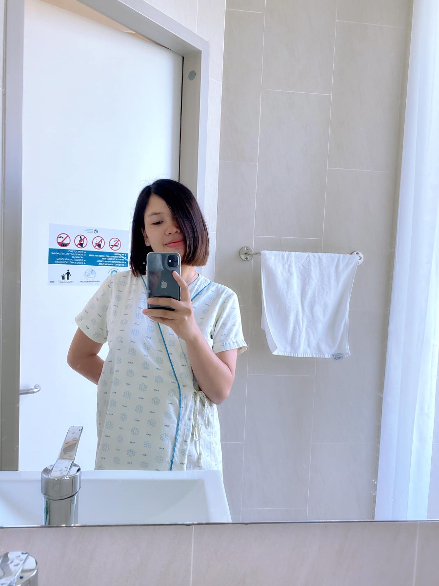 REVIEW ĐẺ TẠI BỆNH VIỆN QUỐC TẾ MỸ

Hôm nay nhân lúc em Xuka đang ngủ, mình kể lại quá trình đi sinh em ý cho các mẹ bầu tham khảo và có thêm sự lựa chọn nhé!🌸🌸🌸

1. CHUYỆN ĐI ĐẺ EM XUKA 👼👼👼
🎉Lần vượt cạn thứ hai của mình diễn ra khá bất ngờ, vì em bé đòi ra trước 10 ngày, khác với anh Tô quá dks đến cả 2 ngày mới chịu chui ra nên mẹ em vẫn chưa kịp chuẩn bị tinh thần. Thứ 7 đó, mẹ vẫn chăm chỉ đi làm với deadline cần hoàn thành trước khi nghỉ Tết, chiều tối về tranh thủ phụ bố em dọn nhà đón Tết, sau đó đi ăn SN chị Chích Bông và tất niên cuối năm nhà bác Xuyen Vu Ha
🎉Đến 11h pm mình và ox về nhà, lúc này anh hai đã ngủ lại nhà các bác vì hôm sau hai vợ chồng mình có lịch đi công tác SG lúc 4h sáng hôm sau, lúc đó mình xuất hiện cơn gò nhẹ, giống như mọi khi xuất hiện cơn gò giả, mình không mấy bận tâm đến nó và ung dung vào phòng nằm lướt fb 😁
🎉Lần đầu sinh Tô mình được báo trước bằng việc bong nút nhầy, và những cơn đau chuyển dạ kéo dài gần 30h đồng hồ anh hai mới chịu ra, nên lần này có phần chủ quan khi không có máu báo hay vỡ ối, cơn gò thì vẫn nằm trong tầm kiểm soát nên mình an tâm đi ngủ.
🎉Cho đến 11h30 đêm đó, các cơn gò xuất hiện ngày càng nhiều, liên tục thúc xuống dưới bụng dưới, tần suất 20’ một lần. Mình cuống lên kêu chồng, rồi thu xếp đi tắm gội sạch sẽ chuẩn bị lên đường (phần này là luật bất thành văn của các mẹ sắp lâm bồn, nên các bác đừng hỏi tại sao nhoé 😅). Anh chồng vui tính, còn cố động viên vợ: thôi em cố nhịn đi rồi 4h anh đưa em lên SG để họp báo cáo tổng Cty. Mẹ nào từng đau đẻ vào phát biểu cho chồng em sáng mắt ra chứ vợ đau đẻ mà kêu em nhịn thì em cũng thuaaaa 🤣🤣🤣... hâhhaa, lúc đó e cáu quát um lên rồi, kêu ổng ở nhà đi, tôi đi đẻ một mình. Thế là giời ko chịu đất thì đất phải chịu giời chứ biết sao giờ... 😎
🎊Hơn 12h mình bắt đầu xuất phát từ Vũng Tàu đi đến bệnh viện. Nói về bệnh viện đón em Xuka, thì lần này hai vc mình chọn bệnh viện quốc tế Mỹ (AIH) ở quận 2, lý do đó là bv quốc tế gần Vũng Tàu nhất ~ 90km (lúc đầu m chọn bv quốc tế Hạnh Phúc)
🚘Trên đường đi, các cơn gò liên tục và dồn dập: từ 15’ giảm dần còn 10’, 6’, 3’,.... cả quãng đường 90km mà mình đếm từng s, chưa kể hôm đó đội quân gia đình đưa mình đi viện, bác nào cũng say bí tỉ. Lúc tối ăn tất niên, bố Xuka với các bác dzô dzô nhiệt tình lắm :” nay tất niên năm cũ anh em uống hết mình nha “ vậy nên mị đau bụng lắm rồi mà không giám la, la lớn rồi nhỡ đâu lại lái không chuẩn 😊. Đành cắn răng mà cấu chồng vậy... (À chia sẻ thêm cho các bác là chở người đi cấp cứu là được xả trạm BOT, thông chốt trạm thu phí hết nha các bác 😂 em Xuka được thông chốt 4 trạm từ VT lên SG đó)

🎊Mình đến BV lúc 2h5’ sáng và được chuyển vào phòng cấp cứu. Lúc này mình đau và hét muốn banh cái BV 😂 bác sĩ khám và ôi thôi toang, ối vỡ tràn bờ đê, chuyển gấp sang phòng sanh, mình quằn quại đau, hỏi bs có chuyển mổ hay giảm đau bằng pp gây tê màng cứng được ko, vì lúc này mình đau quá rồi, nhưng bs từ chối vì em bé đã sắp ra đời, ko kịp làm các thủ thuật giảm đau 🤨 mị được hưởng trọn combo đau đẻ không thuốc tê 😆
❤️May mắn mình gặp bs Thuận và đội ngũ y tá, điều dưỡng trực hôm đó khích lệ tinh thần của mình rất nhiều, theo cảm nhận của mình là bs rất nhẹ nhàng, chuyên môn cao nên lúc sinh mình được hướng dẫn rất chi tiết cách rặn đẻ sao cho nhanh chóng, an toàn cho bé, giảm đau cho mẹ. Bác còn dặn dò cẩn thận, chú ý rặn theo hướng dẫn của bác không là mẹ mất sức. Sau 3 hơi rặn sâu thì em Xuka cất tiếng khóc đầu đời lúc 02h35’. Xuka được sinh thường và bất ngờ hơn là em nặng 3920g, vượt sức mong đợi của mình ( lúc này em mới chỉ hơn 38w) 😍
❤️Sau khi được cắt dây rốn, Xuka được skin to skin với mẹ và bú sữa non ngay sau đó. Cảm giác khi được ôm em ý vừa xúc động, vừa hạnh phúc, vừa “ đã” gì đâu 🥰🥰🥰

2. REVIEW BỆNH VIỆN QUỐC TẾ MỸ - QUẬN 2 - TPHCM 🏩🏩🏩
Mục này nhiều mẹ ở Vũng Tàu mình quan tâm nè vì ưu điểm là gần sịch Vũng Tàu luôn á, đi hết cao tốc là tới ~1,5h di chuyển, bệnh viện tuy mới đi vào hoạt động được hơn 1 năm thôi nhưng về đội ngũ y bác sĩ và chất lượng dịch vụ thì không chê được điểm nào, mình đánh giá 5/5* luôn, đi đẻ đúng như đi nghỉ dưỡng vậy đó, ai cũng nhỏ nhẹ từ bác sĩ, y tá đến nhân viên phục vụ phòng... 💕
🌸Lúc đầu mình chọn bv qt Hạnh Phúc ở Bình Dương, nhưng anh chồng nhất định không chịu vì lý do không muốn trên giấy khai sinh của con ghi nơi sinh là Bình Dương, trong khi con ở VTau nên nằng nặc chọn nơi sinh cho con hoặc ở TPHCM hoặc BRVT. Lý do trời ơi, nhưng ngẫm ra cũng thấy hợp lý nên em chuyển qua BV quốc tế Mỹ tại quận 2 luôn 😆

Cảm nhận đầu tiên khi đến BV AIH chính là cảm giác đang được ở trong một căn chung cư cao cấp, tất cả mọi thứ đều sạch tinh tươm, trang thiết bị hiện đại, từ phòng sinh đến phòng lưu viện, đúng chuẩn quốc tế 😍😍😍

🌸Mình chọn gói sinh thường, phòng sinh gia đình “4 trong1” tiêu chuẩn Mỹ, còn gọi là phòng LDRP ( chuyển dạ chờ sinh - sinh thường - hồi phục - theo dõi sau sinh. Cả gđ mình lưu trú tại một phòng duy nhất từ lúc vào viện đến khi ra viện
Mình sinh thường nên nằm lưu viện ~3 ngày, nếu sinh mổ thì 4 ngày.
🌸Mỗi ngày đều có bác sĩ khoa sản và bs khoa nhi đến khám cho mẹ và bé, các cô y tá điều dưỡng thường xuyên ghé động viên và hỏi han xem có cần hỗ trợ gì không?, có còn đau không? trong phòng và trong toilet đều có nút chuông khẩn cấp và chỉ 10s sau các cô y tá đã có mặt hỗ trợ cho mẹ và bé từ những việc nhỏ như: thay tã, dỗ bé, pha sữa hay súc rửa, tiệt trùng bình sữa,... lúc đầu mình cũng ngại, tâm lý sợ làm phiền, nhưng với thái độ siêu dịu dàng, dễ thương của các bạn ấy mình thực sự rất an tâm và hoàn toàn hài lòng với quyết định chọn sinh con BV AIH.
Chưa kể gặp bs giỏi, tâm lý thoải mái nên sau 2 tiếng hồi sức về phòng nội trú là mình có thể đi lại nhẹ nhàng và cho bé bú được rồi. Hôm sau cứ gọi là đi lại phà phà, cười phớ lớ luôn 🤣🤣🤣
🌸Mỗi ngày BV sẽ cung cấp cho mình 5 phần ăn đầy đủ dinh dưỡng, gồm 3 bữa chính và 2 bữa phụ. Mỗi buổi sáng là các bạn nhân viên mang menu hỏi xem mình muốn ăn gì để chuẩn bị, thực đơn thì đa dạng đủ các món Á, Âu, truyền thống, ... Đồ ăn với mình thì khá là ngon, trang trí đẹp mắt, lần nào ăn xong mình vẫn còn thèm 🤣🤣🤣

Thật chứ khi xuất viện ra về mình buồn thiu, chỉ muốn nằm viện hoài luôn vì sướng quá. Nói chung là mình và Gđ đã có những trải nghiệm sinh bạn Xuka trên cả tuyệt vời tại Bệnh viện quốc tế Mỹ AIH😝

Đi đẻ mà như đi nghỉ dưỡng tại ks 5* vậy đó. Mẹ chỉ cần ... đẻ thôi, mọi vấn đề khác đã có đội ngũ bác sĩ, điều dưỡng viên lo hết rồi. Các cô chú siêu có tâm, động viên, hỗ trợ từng li từng tí để mẹ được tự tin và thoải mái trong suốt quá trình vượt cạn. Không biết phải nói cảm ơn sao cho đủ ❤️❤️❤️

🎁5 tiêu chí khi chọn đi sinh tại Bệnh viện Quốc tế Mỹ:
1. Chuyên môn: khi chọn nơi sanh thì tiêu chí an toàn cho cả mẹ và con cần được đặt ra hàng đầu. Do vậy các mẹ nên chọn bệnh viện có chất lượng chuyên môn tốt, các quy trình, quy chuẩn chặt chẽ tránh những rủi ro có thể xảy ra.
- Về chuyên môn: Bệnh viện Quốc tế Mỹ (AIH) là bệnh viện đầu tiên tại Việt Nam có sự hợp tác chuyên môn với Johns Hopkins Medicine International (JHI), một trong những hệ thống chăm sóc sức khỏe hàng đầu tại Mỹ. Qua đó AIH đã nâng cao các tiêu chuẩn chăm sóc sức khỏe tại Việt Nam.
- Về quy trình, quy chuẩn: Với định hướng chất lượng đạt chuẩn JCI ngay từ những ngày đầu xây dựng, trong quá trình quản lý và vận hành, bệnh viện Quốc tế Mỹ AIH đã có những quy trình quy chuẩn nhằm đảm bảo an toàn cho mẹ và bé, thậm chí cả thân nhân thăm nuôi nhằm hạn chế những rủi ro, sai sót trong quá trình khám, điều trị.

2. Cơ sở vật chất, trang thiết bị: Bác sĩ giỏi nhưng cơ sở vật chất kém, thiếu thốn cũng khó cho cuộc vượt cạn an toàn. Bệnh viện Quốc tế Mỹ xây dựng ngay từ đầu với tiêu chuẩn của Mỹ ngay từ thiết kế cơ sở hạ tầng đến các trang thiết bị máy móc.

3. Dịch vụ: chăm sóc giúp các mẹ cảm thay an tâm vượt cạn. Đội ngũ chăm sóc khách hàng của Bệnh viện Quốc tế Mỹ được đào tạo bài bản, làm việc rất tận tâm, luôn hỗ trợ các mẹ bầu 1 cách tận tình. Thậm chí đội ngũ chăm sóc khách hàng còn luôn hỗ trợ nhắc hẹn và sắp xếp lịch hẹn cho các Bác sĩ làm việc 1 cách khoa học và hiệu quả.

4. Chi phí: Với những tiêu chuẩn trên thì AIH có thể nói là Bệnh viện đạt chuẩn quốc tế có giá hợp lý nhất hiện nay.

5. Vị trí địa lý: Nơi sinh thuận tiện cho việc di chuyển, đặc biệt những tình huống cấp cứu. AIH đặt ngay trung tâm Quận 2, đi đâu cũng gần, thuận tiện về giao thông, hiếm khi xảy ra kẹt xe.

Các mẹ đang có bầu, hoặc có kế hoạch sinh con đừng lo lắng gì hết nhé! Làm mẹ là thiên chức kỳ diệu mà tự nhiên trao tặng cho phụ nữ chúng mình, các mẹ cứ bình tĩnh và yên tâm, chuẩn bị tâm lý vững vàng và chọn được nơi vượt cạn như ý thì cơn đau đẻ sẽ qua mau như mẹ Xuka thôi 💕
Chúc các mẹ có thai kỳ khoẻ mạnh và chọn được nơi sinh ưng ý nhé ❤️

Cre: Sora Chan