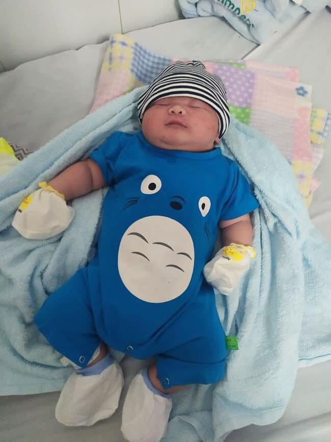VÔ CÙNG HIẾM GẶP Ở VIỆT NAM: BÉ TRAI CHÀO ĐỜI CÓ CÂN NẶNG LÊN ĐẾN 6,5KG

Ngày 09/2, thông tin từ Khoa Sản - Bệnh viện Đa Khoa Tâm Trí Nha Trang (Khánh Hòa) đã giúp sản phụ H.T.A.T vượt cạn thành công và hạ sinh 1 cậu con trai thật đáng yêu. Điều đặc biệt là bé trai chào đời có cân nặng lên tới 6,5kg, tương đương với em bé 3-4 tháng tuổi.

Theo các bác sĩ Bệnh viện Đa Khoa Tâm Trí Nha Trang đây là trường hợp không những đầu tiên mà còn là kỷ lục về cần nặng đối với Khoa sản - Bệnh viện Tâm Trí từ trước đến nay, ngoài ra đây cũng là 1 ca vô cùng hiếm gặp ở nước ta.

Được biết, sản phụ H.T.A.T sinh năm 1992, hiện đang sinh sống tại Diên Khánh (Khánh Hòa) và tham gia chăm sóc thai sản tại bệnh viện. Vì kết quả siêu âm trước khi sinh thai nhi lớn, nên bác sĩ đã chỉ định sinh mổ để giữ an toàn cho cả mẹ và bé. Tuy nhiên, việc bé trai nặng hơn 6,5kg vẫn khiến rất nhiều người ngạc nhiên.

Sau khi sinh, tình trạng hồi phục của sản phụ lẫn sức khỏe của bé đều ổn định. Hiện bác sĩ vẫn thường xuyên kiểm tra và theo dõi thêm về tình hình sức khoẻ của chị T.

Theo tiêu chuẩn của Tổ chức Y tế Thế giới, trẻ sơ sinh đủ tháng (37 tuần – 40 tuần) có trọng lượng cơ thể dao động từ 2,5kg đến 4kg.

Trẻ sơ sinh ở Việt Nam thường chỉ đạt 3,2 kg là cao. Trên 4kg, thai được xác định là to và phải sinh mổ cũng như theo dõi sức khỏe liên tục. Nếu trẻ sinh ra nhẹ cân hoặc nặng cân hơn trung bình mà sức khỏe vẫn bình thường thì không có gì đáng lo. Các bác sĩ và y tá có thể sẽ theo dõi thêm sau khi trẻ sinh ra để đảm bảo không có vấn đề.