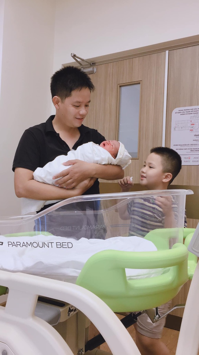 REVIEW ĐẺ TẠI BỆNH VIỆN QUỐC TẾ MỸ

Hôm nay nhân lúc em Xuka đang ngủ, mình kể lại quá trình đi sinh em ý cho các mẹ bầu tham khảo và có thêm sự lựa chọn nhé!🌸🌸🌸

1. CHUYỆN ĐI ĐẺ EM XUKA 👼👼👼
🎉Lần vượt cạn thứ hai của mình diễn ra khá bất ngờ, vì em bé đòi ra trước 10 ngày, khác với anh Tô quá dks đến cả 2 ngày mới chịu chui ra nên mẹ em vẫn chưa kịp chuẩn bị tinh thần. Thứ 7 đó, mẹ vẫn chăm chỉ đi làm với deadline cần hoàn thành trước khi nghỉ Tết, chiều tối về tranh thủ phụ bố em dọn nhà đón Tết, sau đó đi ăn SN chị Chích Bông và tất niên cuối năm nhà bác Xuyen Vu Ha
🎉Đến 11h pm mình và ox về nhà, lúc này anh hai đã ngủ lại nhà các bác vì hôm sau hai vợ chồng mình có lịch đi công tác SG lúc 4h sáng hôm sau, lúc đó mình xuất hiện cơn gò nhẹ, giống như mọi khi xuất hiện cơn gò giả, mình không mấy bận tâm đến nó và ung dung vào phòng nằm lướt fb 😁
🎉Lần đầu sinh Tô mình được báo trước bằng việc bong nút nhầy, và những cơn đau chuyển dạ kéo dài gần 30h đồng hồ anh hai mới chịu ra, nên lần này có phần chủ quan khi không có máu báo hay vỡ ối, cơn gò thì vẫn nằm trong tầm kiểm soát nên mình an tâm đi ngủ.
🎉Cho đến 11h30 đêm đó, các cơn gò xuất hiện ngày càng nhiều, liên tục thúc xuống dưới bụng dưới, tần suất 20’ một lần. Mình cuống lên kêu chồng, rồi thu xếp đi tắm gội sạch sẽ chuẩn bị lên đường (phần này là luật bất thành văn của các mẹ sắp lâm bồn, nên các bác đừng hỏi tại sao nhoé 😅). Anh chồng vui tính, còn cố động viên vợ: thôi em cố nhịn đi rồi 4h anh đưa em lên SG để họp báo cáo tổng Cty. Mẹ nào từng đau đẻ vào phát biểu cho chồng em sáng mắt ra chứ vợ đau đẻ mà kêu em nhịn thì em cũng thuaaaa 🤣🤣🤣... hâhhaa, lúc đó e cáu quát um lên rồi, kêu ổng ở nhà đi, tôi đi đẻ một mình. Thế là giời ko chịu đất thì đất phải chịu giời chứ biết sao giờ... 😎
🎊Hơn 12h mình bắt đầu xuất phát từ Vũng Tàu đi đến bệnh viện. Nói về bệnh viện đón em Xuka, thì lần này hai vc mình chọn bệnh viện quốc tế Mỹ (AIH) ở quận 2, lý do đó là bv quốc tế gần Vũng Tàu nhất ~ 90km (lúc đầu m chọn bv quốc tế Hạnh Phúc)
🚘Trên đường đi, các cơn gò liên tục và dồn dập: từ 15’ giảm dần còn 10’, 6’, 3’,.... cả quãng đường 90km mà mình đếm từng s, chưa kể hôm đó đội quân gia đình đưa mình đi viện, bác nào cũng say bí tỉ. Lúc tối ăn tất niên, bố Xuka với các bác dzô dzô nhiệt tình lắm :” nay tất niên năm cũ anh em uống hết mình nha “ vậy nên mị đau bụng lắm rồi mà không giám la, la lớn rồi nhỡ đâu lại lái không chuẩn 😊. Đành cắn răng mà cấu chồng vậy... (À chia sẻ thêm cho các bác là chở người đi cấp cứu là được xả trạm BOT, thông chốt trạm thu phí hết nha các bác 😂 em Xuka được thông chốt 4 trạm từ VT lên SG đó)

🎊Mình đến BV lúc 2h5’ sáng và được chuyển vào phòng cấp cứu. Lúc này mình đau và hét muốn banh cái BV 😂 bác sĩ khám và ôi thôi toang, ối vỡ tràn bờ đê, chuyển gấp sang phòng sanh, mình quằn quại đau, hỏi bs có chuyển mổ hay giảm đau bằng pp gây tê màng cứng được ko, vì lúc này mình đau quá rồi, nhưng bs từ chối vì em bé đã sắp ra đời, ko kịp làm các thủ thuật giảm đau 🤨 mị được hưởng trọn combo đau đẻ không thuốc tê 😆
❤️May mắn mình gặp bs Thuận và đội ngũ y tá, điều dưỡng trực hôm đó khích lệ tinh thần của mình rất nhiều, theo cảm nhận của mình là bs rất nhẹ nhàng, chuyên môn cao nên lúc sinh mình được hướng dẫn rất chi tiết cách rặn đẻ sao cho nhanh chóng, an toàn cho bé, giảm đau cho mẹ. Bác còn dặn dò cẩn thận, chú ý rặn theo hướng dẫn của bác không là mẹ mất sức. Sau 3 hơi rặn sâu thì em Xuka cất tiếng khóc đầu đời lúc 02h35’. Xuka được sinh thường và bất ngờ hơn là em nặng 3920g, vượt sức mong đợi của mình ( lúc này em mới chỉ hơn 38w) 😍
❤️Sau khi được cắt dây rốn, Xuka được skin to skin với mẹ và bú sữa non ngay sau đó. Cảm giác khi được ôm em ý vừa xúc động, vừa hạnh phúc, vừa “ đã” gì đâu 🥰🥰🥰

2. REVIEW BỆNH VIỆN QUỐC TẾ MỸ - QUẬN 2 - TPHCM 🏩🏩🏩
Mục này nhiều mẹ ở Vũng Tàu mình quan tâm nè vì ưu điểm là gần sịch Vũng Tàu luôn á, đi hết cao tốc là tới ~1,5h di chuyển, bệnh viện tuy mới đi vào hoạt động được hơn 1 năm thôi nhưng về đội ngũ y bác sĩ và chất lượng dịch vụ thì không chê được điểm nào, mình đánh giá 5/5* luôn, đi đẻ đúng như đi nghỉ dưỡng vậy đó, ai cũng nhỏ nhẹ từ bác sĩ, y tá đến nhân viên phục vụ phòng... 💕
🌸Lúc đầu mình chọn bv qt Hạnh Phúc ở Bình Dương, nhưng anh chồng nhất định không chịu vì lý do không muốn trên giấy khai sinh của con ghi nơi sinh là Bình Dương, trong khi con ở VTau nên nằng nặc chọn nơi sinh cho con hoặc ở TPHCM hoặc BRVT. Lý do trời ơi, nhưng ngẫm ra cũng thấy hợp lý nên em chuyển qua BV quốc tế Mỹ tại quận 2 luôn 😆

Cảm nhận đầu tiên khi đến BV AIH chính là cảm giác đang được ở trong một căn chung cư cao cấp, tất cả mọi thứ đều sạch tinh tươm, trang thiết bị hiện đại, từ phòng sinh đến phòng lưu viện, đúng chuẩn quốc tế 😍😍😍

🌸Mình chọn gói sinh thường, phòng sinh gia đình “4 trong1” tiêu chuẩn Mỹ, còn gọi là phòng LDRP ( chuyển dạ chờ sinh - sinh thường - hồi phục - theo dõi sau sinh. Cả gđ mình lưu trú tại một phòng duy nhất từ lúc vào viện đến khi ra viện
Mình sinh thường nên nằm lưu viện ~3 ngày, nếu sinh mổ thì 4 ngày.
🌸Mỗi ngày đều có bác sĩ khoa sản và bs khoa nhi đến khám cho mẹ và bé, các cô y tá điều dưỡng thường xuyên ghé động viên và hỏi han xem có cần hỗ trợ gì không?, có còn đau không? trong phòng và trong toilet đều có nút chuông khẩn cấp và chỉ 10s sau các cô y tá đã có mặt hỗ trợ cho mẹ và bé từ những việc nhỏ như: thay tã, dỗ bé, pha sữa hay súc rửa, tiệt trùng bình sữa,... lúc đầu mình cũng ngại, tâm lý sợ làm phiền, nhưng với thái độ siêu dịu dàng, dễ thương của các bạn ấy mình thực sự rất an tâm và hoàn toàn hài lòng với quyết định chọn sinh con BV AIH.
Chưa kể gặp bs giỏi, tâm lý thoải mái nên sau 2 tiếng hồi sức về phòng nội trú là mình có thể đi lại nhẹ nhàng và cho bé bú được rồi. Hôm sau cứ gọi là đi lại phà phà, cười phớ lớ luôn 🤣🤣🤣
🌸Mỗi ngày BV sẽ cung cấp cho mình 5 phần ăn đầy đủ dinh dưỡng, gồm 3 bữa chính và 2 bữa phụ. Mỗi buổi sáng là các bạn nhân viên mang menu hỏi xem mình muốn ăn gì để chuẩn bị, thực đơn thì đa dạng đủ các món Á, Âu, truyền thống, ... Đồ ăn với mình thì khá là ngon, trang trí đẹp mắt, lần nào ăn xong mình vẫn còn thèm 🤣🤣🤣

Thật chứ khi xuất viện ra về mình buồn thiu, chỉ muốn nằm viện hoài luôn vì sướng quá. Nói chung là mình và Gđ đã có những trải nghiệm sinh bạn Xuka trên cả tuyệt vời tại Bệnh viện quốc tế Mỹ AIH😝

Đi đẻ mà như đi nghỉ dưỡng tại ks 5* vậy đó. Mẹ chỉ cần ... đẻ thôi, mọi vấn đề khác đã có đội ngũ bác sĩ, điều dưỡng viên lo hết rồi. Các cô chú siêu có tâm, động viên, hỗ trợ từng li từng tí để mẹ được tự tin và thoải mái trong suốt quá trình vượt cạn. Không biết phải nói cảm ơn sao cho đủ ❤️❤️❤️

🎁5 tiêu chí khi chọn đi sinh tại Bệnh viện Quốc tế Mỹ:
1. Chuyên môn: khi chọn nơi sanh thì tiêu chí an toàn cho cả mẹ và con cần được đặt ra hàng đầu. Do vậy các mẹ nên chọn bệnh viện có chất lượng chuyên môn tốt, các quy trình, quy chuẩn chặt chẽ tránh những rủi ro có thể xảy ra.
- Về chuyên môn: Bệnh viện Quốc tế Mỹ (AIH) là bệnh viện đầu tiên tại Việt Nam có sự hợp tác chuyên môn với Johns Hopkins Medicine International (JHI), một trong những hệ thống chăm sóc sức khỏe hàng đầu tại Mỹ. Qua đó AIH đã nâng cao các tiêu chuẩn chăm sóc sức khỏe tại Việt Nam.
- Về quy trình, quy chuẩn: Với định hướng chất lượng đạt chuẩn JCI ngay từ những ngày đầu xây dựng, trong quá trình quản lý và vận hành, bệnh viện Quốc tế Mỹ AIH đã có những quy trình quy chuẩn nhằm đảm bảo an toàn cho mẹ và bé, thậm chí cả thân nhân thăm nuôi nhằm hạn chế những rủi ro, sai sót trong quá trình khám, điều trị.

2. Cơ sở vật chất, trang thiết bị: Bác sĩ giỏi nhưng cơ sở vật chất kém, thiếu thốn cũng khó cho cuộc vượt cạn an toàn. Bệnh viện Quốc tế Mỹ xây dựng ngay từ đầu với tiêu chuẩn của Mỹ ngay từ thiết kế cơ sở hạ tầng đến các trang thiết bị máy móc.

3. Dịch vụ: chăm sóc giúp các mẹ cảm thay an tâm vượt cạn. Đội ngũ chăm sóc khách hàng của Bệnh viện Quốc tế Mỹ được đào tạo bài bản, làm việc rất tận tâm, luôn hỗ trợ các mẹ bầu 1 cách tận tình. Thậm chí đội ngũ chăm sóc khách hàng còn luôn hỗ trợ nhắc hẹn và sắp xếp lịch hẹn cho các Bác sĩ làm việc 1 cách khoa học và hiệu quả.

4. Chi phí: Với những tiêu chuẩn trên thì AIH có thể nói là Bệnh viện đạt chuẩn quốc tế có giá hợp lý nhất hiện nay.

5. Vị trí địa lý: Nơi sinh thuận tiện cho việc di chuyển, đặc biệt những tình huống cấp cứu. AIH đặt ngay trung tâm Quận 2, đi đâu cũng gần, thuận tiện về giao thông, hiếm khi xảy ra kẹt xe.

Các mẹ đang có bầu, hoặc có kế hoạch sinh con đừng lo lắng gì hết nhé! Làm mẹ là thiên chức kỳ diệu mà tự nhiên trao tặng cho phụ nữ chúng mình, các mẹ cứ bình tĩnh và yên tâm, chuẩn bị tâm lý vững vàng và chọn được nơi vượt cạn như ý thì cơn đau đẻ sẽ qua mau như mẹ Xuka thôi 💕
Chúc các mẹ có thai kỳ khoẻ mạnh và chọn được nơi sinh ưng ý nhé ❤️

Cre: Sora Chan