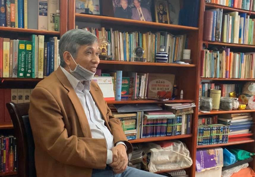 Tôi vừa từ nhà của TS.BS Từ Ngữ về. Update nhanh vài thông tin liên quan tới Corona mọi người tham khảo:

BS Ngữ nói Corona Virus nếu người khỏe bị lây thì cũng như cảm cúm thông thường thôi. Cái nguy hiểm ở chỗ là nó có thể lây từ chính người khỏe ấy sang người già, yếu hoặc mắc các bệnh khác.

"Ví dụ như nó lây sang anh thì có thể anh bị cảm cúm thôi nhưng anh sẽ làm lây sang tôi. Như tôi mà bị lây thì toi luôn", BS nói.

(Các bệnh nhân ngoài TQ bị nhiễm virus đều có triệu chứng khá nhẹ. Ngay cả bệnh nhân mới ở Khánh Hoà cũng không ho, không sốt, sức khoẻ ổn định)

Không có loại khẩu trang nào chặn được Corona, mà khẩu trang chỉ ngăn được giọt nước bọt bắn. Trong giọt nước bọt có thể có Virus Corona. Nếu không có khẩu trang mà tiếp xúc với chỗ nghi ngờ thì tạm thời dùng vạt áo ở khuỷu tay che mũi.

Do đó, hạn chế đi vào khu vực có nguy cơ, ra ngoài thì dùng khẩu trang nào cũng được. Chỉ các bác sĩ ở vùng dịch mới thực sự cần khẩu trang xịn, bảo hộ y tế.

Nói chuyện thì nên đứng cách xa nhau 2m, có khẩu trang thì cũng nên cách 1m.

Quan trọng nhất là rửa tay vì người Việt hay mò lung tung mà ít rửa tay. Xà phòng không diệt được virus corona nhưng có thể rửa trôi các vật nhỏ mà virus này bám vào.

BS Ngữ khẳng định ông chỉ dùng nước xà phòng rửa tay ở nhà chứ không dùng loại dung dịch nào khác.

TS. BS Từ Ngữ đặt câu hỏi "Anh có biết tại sao bác sĩ trực tiếp điều trị cho bệnh nhân mà ít bị lây nhiễm nhất không?" rồi trả lời "Vì họ có sức khỏe, bảo hộ và phòng dịch tốt".

TS.BS cũng hướng dẫn chi tiết về chế độ dinh dưỡng để có cơ thể khỏe mạnh, nâng cao đề kháng, tôi sẽ update sau.

___________________________

Ảnh: TS.BS Từ Ngữ là con của GS Từ Giấy. BS Ngữ bảo ở nhà thì không cần đeo khẩu trang, nhưng vì đang dịch và có quay clip nên ngoắc thêm cái cho hợp trend.

Cre: Trần Trọng An