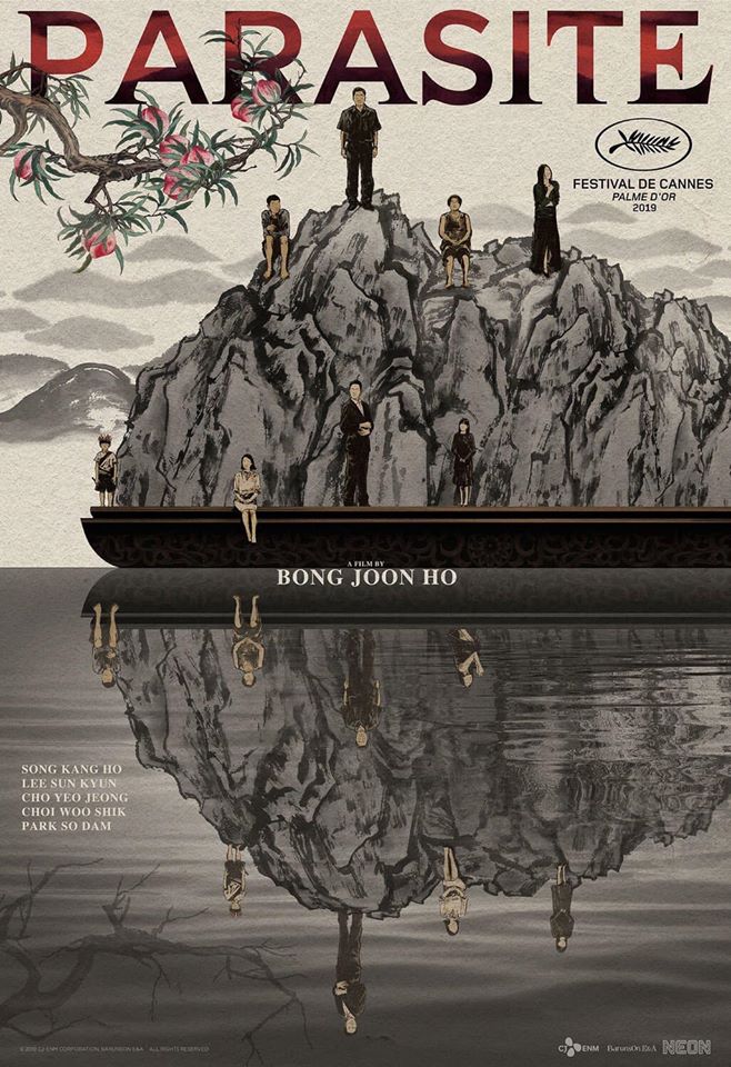 KÝ SINH TRÙNG (2019): AI MỚI THỰC SỰ LÀ VẬT CHỦ?

(REMINDER: Đây hoàn toàn là ý kiến cá nhân, và lời của tớ có thể là vàng ngọc với bạn này, nhưng có thể là bullsh*t với bạn khác. Nên nghe được thì nghe còn không nghe được thì góp ý nhẹ nhàng nhé, không yêu xin đừng nói lời cay đắng :’)

Các bạn xem Ký Sinh Trùng chưa? Rồi thì tốt, mà chưa thì đó là lỗi của các bạn. Lo đi xem đi mấy con đỗ nghèo khỉ vì phim hay vl luôn. Nhưng nếu order taobao hết tiền rồi thì đây là tóm tắt sơ sơ của tớ cho mấy bạn: Ôi hoàng tử xin hãy tha thứ cho 2 gia đình đã bị trúng lời nguyền, chính là đồng tiền đã giật dây tụi nó. Hai nhà đã nhận lấy hậu quả rồi, xin đừng làm mọi việc tồi hơn :’)
Không hiểu gì đúng không? Dĩ nhiên rồi, xem phim đi rồi hiểu. Còn từ đây về sau là spoiler.

Ký Sinh Trùng kết thúc với hình ảnh cậu con trai nhà Kim, Ki-woo, nằm trên chiếc sofa trong một đêm đông ảm đạm, dưới tầng bán hầm tối tăm đẫm mùi cống rãnh. Ở bên kia thành phố, phía trên những chiếc cầu thang, có một người cha đứng dưới hàng mét khối bê tông, trông mong về một ngày kia đầy nắng, ngày gia đình ông được đoàn tụ, dẫu chuyện đã không thể nữa rồi.

Bong Joon-ho coi cái kết của Ký Sinh Trùng như “một phát súng ân sủng để đảm bảo cái chết chắc chắn” (A surefire killshot). “Nếu như bộ phim khép lại khi cả gia đình Kim sum vầy trước căn biệt thự, có thể khán giả sẽ cho rằng: Nhưng nó là bất khả thi để mua căn biệt thự đó mà? Nhưng ngay sau đó, máy quay chìm xuống phía dưới tầng bán hầm, và ta nhận ra rằng đứa trẻ này sẽ chẳng đời nào mua được căn nhà đó.”

Nhưng liệu còn cơ hội nào cho Ki-woo?

Để trả lời câu hỏi này, ta phải xét đến một nhân vật khác. Người cha của gia đình Park, ngài Park Dong-ik.

Với các bạn đã xem Parasite, đã bao giờ các bạn tự hỏi, tại sao những con chó luôn quấn quýt với ông Park, bà giúp việc Moon-gwang hay thậm chí cả những người trong gia đình Kim, nhưng lại lảng tránh phu nhân Park, bà Choi Yeon-kyo chưa? Một giả thuyết ở đây, là như ông bà ta nói, “vật họp theo loài”, những con gì giống nhau sẽ tụ tập với nhau. Và bà giúp việc, gia đình Kim cũng bầy chó có một điểm chung: Đều là ký sinh trùng trên gia đình Park. Vậy đó không phải bằng chứng cho việc Park Dong-ik cũng là một ký sinh trùng sao?

Trong Ký Sinh Trùng, không phải ông Park, chủ nhân gia đình, là người nhận ra rằng gia đình Kim có mùi cống rãnh nghèo hèn, mà là con trai ông, Park Da-song, một người được sinh ra trong nhung lụa. Park Da-song chính là “thổ dân Châu Mỹ”, là kẻ phù hợp nhất với “lãnh địa” của mình, Giàu Có, và không bất ngờ gì khi cậu bé là người đầu tiên nhận ra gia đình Kim “có mùi lạ”.
Nhưng tại sao ông Park lại là người khó chịu nhất trước “cái mùi cống rãnh” kia?
Ta biết rằng Ki-taek đã cùng quẫn đến mức giết ông Park, vì ông Park đã năm lần bảy lượt khinh khi cái mùi trên cơ thể ông, gợi ông nhớ rằng dù ông có bước chân vào được một gia đình giàu có và ăn sung mặc sướng, thì trừ khi ông ra được khỏi căn bán hầm kia, ông mãi mãi vẫn là một “người nghèo”, và cái nghèo đó sẽ đeo bám ông đời đời kiếp kiếp, từ thế hệ ông đến thế hệ của con ông, và còn lâu hơn nữa. Từ những biểu cảm từ trước và hành động giết người cuối phim, ta đều rõ Ki-taek ghét bị nhắc về gốc gác nghèo hèn của mình. Và ngài Park Dong-ik cũng vậy.
“Đừng bao giờ vượt quá giới hạn”, Park Dong-ik đã nói với Ki-taek trên xe. Giới hạn rõ ràng nhất của Parasite là giới hạn giàu nghèo, lẩn khuất trong những mép kính, những vách tường, những hàng cầu thang. Nhưng còn có một giới hạn khác, mà biểu hiện rõ nhất qua hành động giết người của Ki-taek, đó là giới hạn sức chịu đựng của con người. “Mùi của tài xế có mùi như tàu điện ngầm, của bắp cải thối.” Nếu chưa từng đi tàu điện ngầm, sao Dong-ik biết về mùi của nó. Và nếu tàu điện ngầm chỉ có người nghèo mới đi, vậy không phải ông Park cũng từng là người nghèo sao? Ông Park không muốn mùi hôi của Ki-taek vượt quá giới hạn, bởi nó gợi nhắc cho ông về một quá khứ nghèo đói. Và như cậu con trai nhà Kim đã nói, “Liệu anh có xứng đáng không?” ngay cả khi đứng trước một buổi tiệc xa hoa mà hình hoàn toàn có quyền dự, bên cạnh một cô bé giàu sang đã hoàn toàn yêu mình. Tớ tự hỏi liệu ông Park có luôn đau đáu như vậy khi sống trong căn biệt thự mà mình vốn không xứng tầm?

Chi tiết cuối cùng về nguồn gốc của ông Park lại thuộc về vợ ông, bà Choi Yeon-kyo. Trong bức tranh gia đình ta thấy lúc Ki-woo đến nhận công việc gia sư, ta thấy duy nhất phu nhân Park được ngồi vị trí trang trọng nhất, trên chiếc ghế ngay giữa khung hình. Phu nhân Park là một cô vợ trẻ ngu ngơ, nhưng bà ta lại là vật chủ duy nhất của cả bộ phim, và là cánh cổng của chồng bà đến thế giới người giàu. Trong đoạn đối thoại của gia đình Kim khi nhà Park đi cắm trại, cả nhà đã bàn về việc Ki-woo lấy được cô con gái nhà Park, mà nhờ thế được đưa vào tầng lớp quý tộc. Liệu cuộc đối thoại này có cho ta manh mối gì về gốc gác của ông Park không? Sau cùng, đến ngay cả ông ta cũng không chắc mình có yêu vợ mình không mà.

Chốt hạ: Bà Park tưởng kí sinh trùng nhưng lại là vật chủ. Ông Park tưởng vật chủ lại là ký sinh trùng. Surprise?!

Một phát hiện thú vị của tớ lúc tìm manh mối về ông Park là lúc tớ đọc bài phỏng vấn của Choi Woo-sik: “Tôi chắc rằng Ki-woo là một đứa trẻ thông minh, anh ta sẽ có một vài ý tưởng, rồi cứ đi vào căn nhà của những người Đức và cứu cha mình ra thôi.”. Tớ đoán sẽ không có vụ cướp tù nào đâu, vì người thông minh như Ki-woo sẽ có cách khác cơ :)))

Gì thì gì, các bạn nghĩ sao về giả thuyết này? Cứ bàn luận thoải mái nhé vì nó cũng chỉ là ý kiến riêng của tớ thôi.

Nguồn: page Tạp nham của PHT