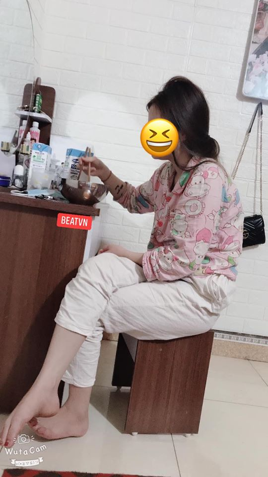 VỢ TÔI ĐẤY CÁC ÔNG Ạ

Ngày xưa vợ tôi cũng rực rỡ lắm nhưng giờ đỡ hơn rồi.

Ngồi đần mặt ra ngắm vợ, ngắm từ trên xuống dưới như cái hồi mới yêu, rồi lại từ trong ra ngoài như cái hồi mới cưới. Tự nhiên thấy mắt buồn buồn tủi thân thế nào ấy.

Vợ tôi thay đổi quá, Mặc quần áo rộng như cái bao, tóc tai rũ rượi, ngực bằng bụng, bụng bằng mông.

Từ ngày bầu bí, nghe đâu người ta bảo đấy là phong cách bỉm sữa. Mặt mũi cũng chả trang điểm, nude 100% luôn. Bọng mắt tàn nhang lên đủ cả, da xạm đùi to.

Vợ nghén, cơm thì ko ăn, chỉ thích ăn mấy thứ linh tinh, ko cho ăn linh tinh thì vợ lại thèm, mà cho ăn thì lại chẳng có chất. Mà cứ ăn đc tí thì lại nôn. Đang nấu cơm mà vợ ra ngửi mùi dầu mỡ là lại nôn. Nghén ngẩm vừa khổ vừa thương vợ. Nấu cho bát miến mà đánh vật mãi mới đc nửa bát.

Soi gương thấy chỉ có mình là vẫn vậy. Phải công nhận đàn ông chỉ thay đổi người tình còn phong cách thì đa số trước sau như một.

Được cái giờ vợ không up facebook tung tóe nữa rồi. Ra đường chả cần nhắc cũng kín như hồi giáo, riêng khoản khoe bưởi em cũng thách luôn.
Ngồi trêu bảo vợ lắp con sang đây chồng nghén hộ cho =)))

Nghĩ bụng biết đến kiếp nào mới thành Cường dolla cơ chứ. Sau này có giàu đến mấy, thì kim cương cũng chẳng đổi lại được nhan sắc với thanh xuân cho vợ mình.

Thôi gác tạm mấy bữa nhậu, bỏ tạm mấy cuộc vui. Gì nhịn cũng qua được hết. Miễn sao cho vợ vui vẻ bình yên.

Đàn ông đao to búa lớn ở đâu không biết. Về nhà nhẫn nhịn bao bọc vợ mình là vĩ đại lắm rồi.
Nguồn beat