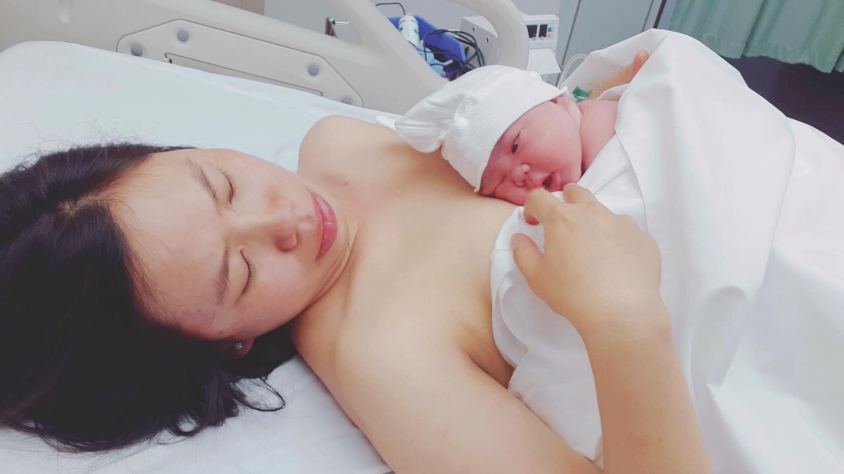 REVIEW ĐẺ TẠI BỆNH VIỆN QUỐC TẾ MỸ

Hôm nay nhân lúc em Xuka đang ngủ, mình kể lại quá trình đi sinh em ý cho các mẹ bầu tham khảo và có thêm sự lựa chọn nhé!🌸🌸🌸

1. CHUYỆN ĐI ĐẺ EM XUKA 👼👼👼
🎉Lần vượt cạn thứ hai của mình diễn ra khá bất ngờ, vì em bé đòi ra trước 10 ngày, khác với anh Tô quá dks đến cả 2 ngày mới chịu chui ra nên mẹ em vẫn chưa kịp chuẩn bị tinh thần. Thứ 7 đó, mẹ vẫn chăm chỉ đi làm với deadline cần hoàn thành trước khi nghỉ Tết, chiều tối về tranh thủ phụ bố em dọn nhà đón Tết, sau đó đi ăn SN chị Chích Bông và tất niên cuối năm nhà bác Xuyen Vu Ha
🎉Đến 11h pm mình và ox về nhà, lúc này anh hai đã ngủ lại nhà các bác vì hôm sau hai vợ chồng mình có lịch đi công tác SG lúc 4h sáng hôm sau, lúc đó mình xuất hiện cơn gò nhẹ, giống như mọi khi xuất hiện cơn gò giả, mình không mấy bận tâm đến nó và ung dung vào phòng nằm lướt fb 😁
🎉Lần đầu sinh Tô mình được báo trước bằng việc bong nút nhầy, và những cơn đau chuyển dạ kéo dài gần 30h đồng hồ anh hai mới chịu ra, nên lần này có phần chủ quan khi không có máu báo hay vỡ ối, cơn gò thì vẫn nằm trong tầm kiểm soát nên mình an tâm đi ngủ.
🎉Cho đến 11h30 đêm đó, các cơn gò xuất hiện ngày càng nhiều, liên tục thúc xuống dưới bụng dưới, tần suất 20’ một lần. Mình cuống lên kêu chồng, rồi thu xếp đi tắm gội sạch sẽ chuẩn bị lên đường (phần này là luật bất thành văn của các mẹ sắp lâm bồn, nên các bác đừng hỏi tại sao nhoé 😅). Anh chồng vui tính, còn cố động viên vợ: thôi em cố nhịn đi rồi 4h anh đưa em lên SG để họp báo cáo tổng Cty. Mẹ nào từng đau đẻ vào phát biểu cho chồng em sáng mắt ra chứ vợ đau đẻ mà kêu em nhịn thì em cũng thuaaaa 🤣🤣🤣... hâhhaa, lúc đó e cáu quát um lên rồi, kêu ổng ở nhà đi, tôi đi đẻ một mình. Thế là giời ko chịu đất thì đất phải chịu giời chứ biết sao giờ... 😎
🎊Hơn 12h mình bắt đầu xuất phát từ Vũng Tàu đi đến bệnh viện. Nói về bệnh viện đón em Xuka, thì lần này hai vc mình chọn bệnh viện quốc tế Mỹ (AIH) ở quận 2, lý do đó là bv quốc tế gần Vũng Tàu nhất ~ 90km (lúc đầu m chọn bv quốc tế Hạnh Phúc)
🚘Trên đường đi, các cơn gò liên tục và dồn dập: từ 15’ giảm dần còn 10’, 6’, 3’,.... cả quãng đường 90km mà mình đếm từng s, chưa kể hôm đó đội quân gia đình đưa mình đi viện, bác nào cũng say bí tỉ. Lúc tối ăn tất niên, bố Xuka với các bác dzô dzô nhiệt tình lắm :” nay tất niên năm cũ anh em uống hết mình nha “ vậy nên mị đau bụng lắm rồi mà không giám la, la lớn rồi nhỡ đâu lại lái không chuẩn 😊. Đành cắn răng mà cấu chồng vậy... (À chia sẻ thêm cho các bác là chở người đi cấp cứu là được xả trạm BOT, thông chốt trạm thu phí hết nha các bác 😂 em Xuka được thông chốt 4 trạm từ VT lên SG đó)

🎊Mình đến BV lúc 2h5’ sáng và được chuyển vào phòng cấp cứu. Lúc này mình đau và hét muốn banh cái BV 😂 bác sĩ khám và ôi thôi toang, ối vỡ tràn bờ đê, chuyển gấp sang phòng sanh, mình quằn quại đau, hỏi bs có chuyển mổ hay giảm đau bằng pp gây tê màng cứng được ko, vì lúc này mình đau quá rồi, nhưng bs từ chối vì em bé đã sắp ra đời, ko kịp làm các thủ thuật giảm đau 🤨 mị được hưởng trọn combo đau đẻ không thuốc tê 😆
❤️May mắn mình gặp bs Thuận và đội ngũ y tá, điều dưỡng trực hôm đó khích lệ tinh thần của mình rất nhiều, theo cảm nhận của mình là bs rất nhẹ nhàng, chuyên môn cao nên lúc sinh mình được hướng dẫn rất chi tiết cách rặn đẻ sao cho nhanh chóng, an toàn cho bé, giảm đau cho mẹ. Bác còn dặn dò cẩn thận, chú ý rặn theo hướng dẫn của bác không là mẹ mất sức. Sau 3 hơi rặn sâu thì em Xuka cất tiếng khóc đầu đời lúc 02h35’. Xuka được sinh thường và bất ngờ hơn là em nặng 3920g, vượt sức mong đợi của mình ( lúc này em mới chỉ hơn 38w) 😍
❤️Sau khi được cắt dây rốn, Xuka được skin to skin với mẹ và bú sữa non ngay sau đó. Cảm giác khi được ôm em ý vừa xúc động, vừa hạnh phúc, vừa “ đã” gì đâu 🥰🥰🥰

2. REVIEW BỆNH VIỆN QUỐC TẾ MỸ - QUẬN 2 - TPHCM 🏩🏩🏩
Mục này nhiều mẹ ở Vũng Tàu mình quan tâm nè vì ưu điểm là gần sịch Vũng Tàu luôn á, đi hết cao tốc là tới ~1,5h di chuyển, bệnh viện tuy mới đi vào hoạt động được hơn 1 năm thôi nhưng về đội ngũ y bác sĩ và chất lượng dịch vụ thì không chê được điểm nào, mình đánh giá 5/5* luôn, đi đẻ đúng như đi nghỉ dưỡng vậy đó, ai cũng nhỏ nhẹ từ bác sĩ, y tá đến nhân viên phục vụ phòng... 💕
🌸Lúc đầu mình chọn bv qt Hạnh Phúc ở Bình Dương, nhưng anh chồng nhất định không chịu vì lý do không muốn trên giấy khai sinh của con ghi nơi sinh là Bình Dương, trong khi con ở VTau nên nằng nặc chọn nơi sinh cho con hoặc ở TPHCM hoặc BRVT. Lý do trời ơi, nhưng ngẫm ra cũng thấy hợp lý nên em chuyển qua BV quốc tế Mỹ tại quận 2 luôn 😆

Cảm nhận đầu tiên khi đến BV AIH chính là cảm giác đang được ở trong một căn chung cư cao cấp, tất cả mọi thứ đều sạch tinh tươm, trang thiết bị hiện đại, từ phòng sinh đến phòng lưu viện, đúng chuẩn quốc tế 😍😍😍

🌸Mình chọn gói sinh thường, phòng sinh gia đình “4 trong1” tiêu chuẩn Mỹ, còn gọi là phòng LDRP ( chuyển dạ chờ sinh - sinh thường - hồi phục - theo dõi sau sinh. Cả gđ mình lưu trú tại một phòng duy nhất từ lúc vào viện đến khi ra viện
Mình sinh thường nên nằm lưu viện ~3 ngày, nếu sinh mổ thì 4 ngày.
🌸Mỗi ngày đều có bác sĩ khoa sản và bs khoa nhi đến khám cho mẹ và bé, các cô y tá điều dưỡng thường xuyên ghé động viên và hỏi han xem có cần hỗ trợ gì không?, có còn đau không? trong phòng và trong toilet đều có nút chuông khẩn cấp và chỉ 10s sau các cô y tá đã có mặt hỗ trợ cho mẹ và bé từ những việc nhỏ như: thay tã, dỗ bé, pha sữa hay súc rửa, tiệt trùng bình sữa,... lúc đầu mình cũng ngại, tâm lý sợ làm phiền, nhưng với thái độ siêu dịu dàng, dễ thương của các bạn ấy mình thực sự rất an tâm và hoàn toàn hài lòng với quyết định chọn sinh con BV AIH.
Chưa kể gặp bs giỏi, tâm lý thoải mái nên sau 2 tiếng hồi sức về phòng nội trú là mình có thể đi lại nhẹ nhàng và cho bé bú được rồi. Hôm sau cứ gọi là đi lại phà phà, cười phớ lớ luôn 🤣🤣🤣
🌸Mỗi ngày BV sẽ cung cấp cho mình 5 phần ăn đầy đủ dinh dưỡng, gồm 3 bữa chính và 2 bữa phụ. Mỗi buổi sáng là các bạn nhân viên mang menu hỏi xem mình muốn ăn gì để chuẩn bị, thực đơn thì đa dạng đủ các món Á, Âu, truyền thống, ... Đồ ăn với mình thì khá là ngon, trang trí đẹp mắt, lần nào ăn xong mình vẫn còn thèm 🤣🤣🤣

Thật chứ khi xuất viện ra về mình buồn thiu, chỉ muốn nằm viện hoài luôn vì sướng quá. Nói chung là mình và Gđ đã có những trải nghiệm sinh bạn Xuka trên cả tuyệt vời tại Bệnh viện quốc tế Mỹ AIH😝

Đi đẻ mà như đi nghỉ dưỡng tại ks 5* vậy đó. Mẹ chỉ cần ... đẻ thôi, mọi vấn đề khác đã có đội ngũ bác sĩ, điều dưỡng viên lo hết rồi. Các cô chú siêu có tâm, động viên, hỗ trợ từng li từng tí để mẹ được tự tin và thoải mái trong suốt quá trình vượt cạn. Không biết phải nói cảm ơn sao cho đủ ❤️❤️❤️

🎁5 tiêu chí khi chọn đi sinh tại Bệnh viện Quốc tế Mỹ:
1. Chuyên môn: khi chọn nơi sanh thì tiêu chí an toàn cho cả mẹ và con cần được đặt ra hàng đầu. Do vậy các mẹ nên chọn bệnh viện có chất lượng chuyên môn tốt, các quy trình, quy chuẩn chặt chẽ tránh những rủi ro có thể xảy ra.
- Về chuyên môn: Bệnh viện Quốc tế Mỹ (AIH) là bệnh viện đầu tiên tại Việt Nam có sự hợp tác chuyên môn với Johns Hopkins Medicine International (JHI), một trong những hệ thống chăm sóc sức khỏe hàng đầu tại Mỹ. Qua đó AIH đã nâng cao các tiêu chuẩn chăm sóc sức khỏe tại Việt Nam.
- Về quy trình, quy chuẩn: Với định hướng chất lượng đạt chuẩn JCI ngay từ những ngày đầu xây dựng, trong quá trình quản lý và vận hành, bệnh viện Quốc tế Mỹ AIH đã có những quy trình quy chuẩn nhằm đảm bảo an toàn cho mẹ và bé, thậm chí cả thân nhân thăm nuôi nhằm hạn chế những rủi ro, sai sót trong quá trình khám, điều trị.

2. Cơ sở vật chất, trang thiết bị: Bác sĩ giỏi nhưng cơ sở vật chất kém, thiếu thốn cũng khó cho cuộc vượt cạn an toàn. Bệnh viện Quốc tế Mỹ xây dựng ngay từ đầu với tiêu chuẩn của Mỹ ngay từ thiết kế cơ sở hạ tầng đến các trang thiết bị máy móc.

3. Dịch vụ: chăm sóc giúp các mẹ cảm thay an tâm vượt cạn. Đội ngũ chăm sóc khách hàng của Bệnh viện Quốc tế Mỹ được đào tạo bài bản, làm việc rất tận tâm, luôn hỗ trợ các mẹ bầu 1 cách tận tình. Thậm chí đội ngũ chăm sóc khách hàng còn luôn hỗ trợ nhắc hẹn và sắp xếp lịch hẹn cho các Bác sĩ làm việc 1 cách khoa học và hiệu quả.

4. Chi phí: Với những tiêu chuẩn trên thì AIH có thể nói là Bệnh viện đạt chuẩn quốc tế có giá hợp lý nhất hiện nay.

5. Vị trí địa lý: Nơi sinh thuận tiện cho việc di chuyển, đặc biệt những tình huống cấp cứu. AIH đặt ngay trung tâm Quận 2, đi đâu cũng gần, thuận tiện về giao thông, hiếm khi xảy ra kẹt xe.

Các mẹ đang có bầu, hoặc có kế hoạch sinh con đừng lo lắng gì hết nhé! Làm mẹ là thiên chức kỳ diệu mà tự nhiên trao tặng cho phụ nữ chúng mình, các mẹ cứ bình tĩnh và yên tâm, chuẩn bị tâm lý vững vàng và chọn được nơi vượt cạn như ý thì cơn đau đẻ sẽ qua mau như mẹ Xuka thôi 💕
Chúc các mẹ có thai kỳ khoẻ mạnh và chọn được nơi sinh ưng ý nhé ❤️

Cre: Sora Chan