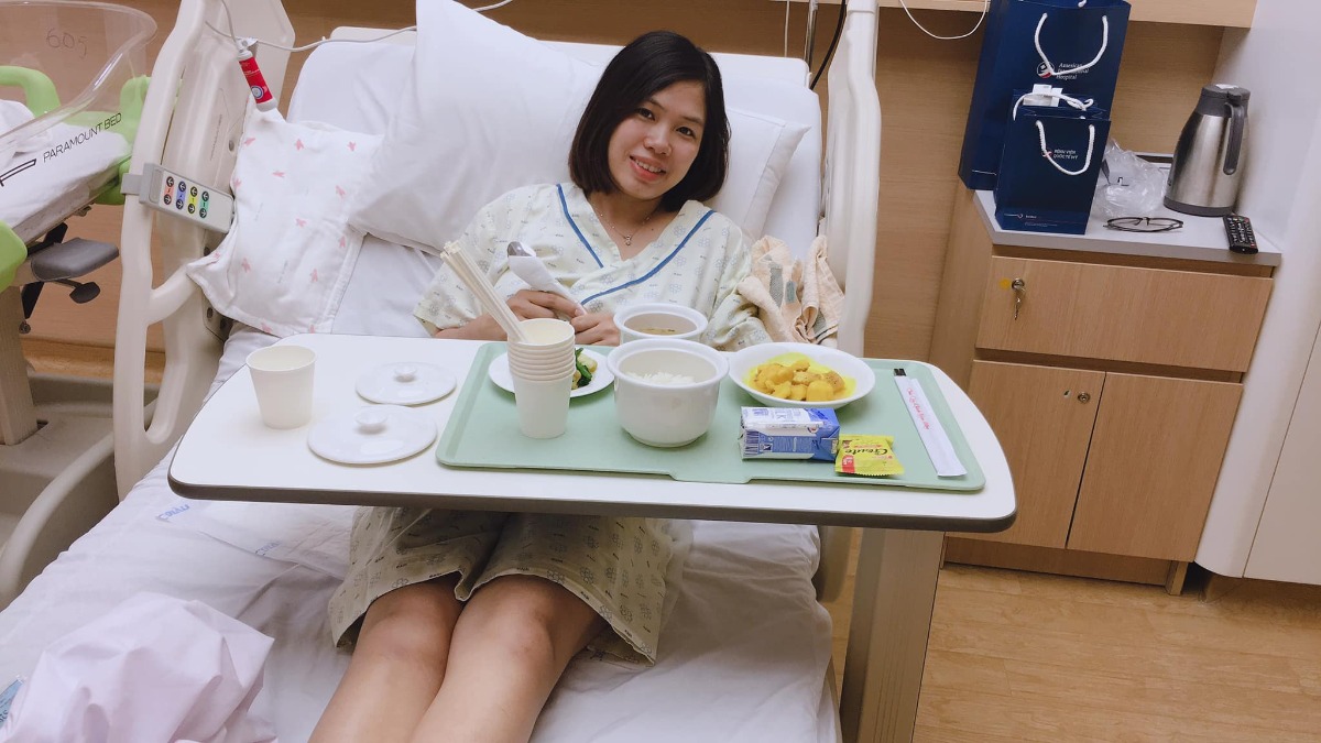 REVIEW ĐẺ TẠI BỆNH VIỆN QUỐC TẾ MỸ

Hôm nay nhân lúc em Xuka đang ngủ, mình kể lại quá trình đi sinh em ý cho các mẹ bầu tham khảo và có thêm sự lựa chọn nhé!🌸🌸🌸

1. CHUYỆN ĐI ĐẺ EM XUKA 👼👼👼
🎉Lần vượt cạn thứ hai của mình diễn ra khá bất ngờ, vì em bé đòi ra trước 10 ngày, khác với anh Tô quá dks đến cả 2 ngày mới chịu chui ra nên mẹ em vẫn chưa kịp chuẩn bị tinh thần. Thứ 7 đó, mẹ vẫn chăm chỉ đi làm với deadline cần hoàn thành trước khi nghỉ Tết, chiều tối về tranh thủ phụ bố em dọn nhà đón Tết, sau đó đi ăn SN chị Chích Bông và tất niên cuối năm nhà bác Xuyen Vu Ha
🎉Đến 11h pm mình và ox về nhà, lúc này anh hai đã ngủ lại nhà các bác vì hôm sau hai vợ chồng mình có lịch đi công tác SG lúc 4h sáng hôm sau, lúc đó mình xuất hiện cơn gò nhẹ, giống như mọi khi xuất hiện cơn gò giả, mình không mấy bận tâm đến nó và ung dung vào phòng nằm lướt fb 😁
🎉Lần đầu sinh Tô mình được báo trước bằng việc bong nút nhầy, và những cơn đau chuyển dạ kéo dài gần 30h đồng hồ anh hai mới chịu ra, nên lần này có phần chủ quan khi không có máu báo hay vỡ ối, cơn gò thì vẫn nằm trong tầm kiểm soát nên mình an tâm đi ngủ.
🎉Cho đến 11h30 đêm đó, các cơn gò xuất hiện ngày càng nhiều, liên tục thúc xuống dưới bụng dưới, tần suất 20’ một lần. Mình cuống lên kêu chồng, rồi thu xếp đi tắm gội sạch sẽ chuẩn bị lên đường (phần này là luật bất thành văn của các mẹ sắp lâm bồn, nên các bác đừng hỏi tại sao nhoé 😅). Anh chồng vui tính, còn cố động viên vợ: thôi em cố nhịn đi rồi 4h anh đưa em lên SG để họp báo cáo tổng Cty. Mẹ nào từng đau đẻ vào phát biểu cho chồng em sáng mắt ra chứ vợ đau đẻ mà kêu em nhịn thì em cũng thuaaaa 🤣🤣🤣... hâhhaa, lúc đó e cáu quát um lên rồi, kêu ổng ở nhà đi, tôi đi đẻ một mình. Thế là giời ko chịu đất thì đất phải chịu giời chứ biết sao giờ... 😎
🎊Hơn 12h mình bắt đầu xuất phát từ Vũng Tàu đi đến bệnh viện. Nói về bệnh viện đón em Xuka, thì lần này hai vc mình chọn bệnh viện quốc tế Mỹ (AIH) ở quận 2, lý do đó là bv quốc tế gần Vũng Tàu nhất ~ 90km (lúc đầu m chọn bv quốc tế Hạnh Phúc)
🚘Trên đường đi, các cơn gò liên tục và dồn dập: từ 15’ giảm dần còn 10’, 6’, 3’,.... cả quãng đường 90km mà mình đếm từng s, chưa kể hôm đó đội quân gia đình đưa mình đi viện, bác nào cũng say bí tỉ. Lúc tối ăn tất niên, bố Xuka với các bác dzô dzô nhiệt tình lắm :” nay tất niên năm cũ anh em uống hết mình nha “ vậy nên mị đau bụng lắm rồi mà không giám la, la lớn rồi nhỡ đâu lại lái không chuẩn 😊. Đành cắn răng mà cấu chồng vậy... (À chia sẻ thêm cho các bác là chở người đi cấp cứu là được xả trạm BOT, thông chốt trạm thu phí hết nha các bác 😂 em Xuka được thông chốt 4 trạm từ VT lên SG đó)

🎊Mình đến BV lúc 2h5’ sáng và được chuyển vào phòng cấp cứu. Lúc này mình đau và hét muốn banh cái BV 😂 bác sĩ khám và ôi thôi toang, ối vỡ tràn bờ đê, chuyển gấp sang phòng sanh, mình quằn quại đau, hỏi bs có chuyển mổ hay giảm đau bằng pp gây tê màng cứng được ko, vì lúc này mình đau quá rồi, nhưng bs từ chối vì em bé đã sắp ra đời, ko kịp làm các thủ thuật giảm đau 🤨 mị được hưởng trọn combo đau đẻ không thuốc tê 😆
❤️May mắn mình gặp bs Thuận và đội ngũ y tá, điều dưỡng trực hôm đó khích lệ tinh thần của mình rất nhiều, theo cảm nhận của mình là bs rất nhẹ nhàng, chuyên môn cao nên lúc sinh mình được hướng dẫn rất chi tiết cách rặn đẻ sao cho nhanh chóng, an toàn cho bé, giảm đau cho mẹ. Bác còn dặn dò cẩn thận, chú ý rặn theo hướng dẫn của bác không là mẹ mất sức. Sau 3 hơi rặn sâu thì em Xuka cất tiếng khóc đầu đời lúc 02h35’. Xuka được sinh thường và bất ngờ hơn là em nặng 3920g, vượt sức mong đợi của mình ( lúc này em mới chỉ hơn 38w) 😍
❤️Sau khi được cắt dây rốn, Xuka được skin to skin với mẹ và bú sữa non ngay sau đó. Cảm giác khi được ôm em ý vừa xúc động, vừa hạnh phúc, vừa “ đã” gì đâu 🥰🥰🥰

2. REVIEW BỆNH VIỆN QUỐC TẾ MỸ - QUẬN 2 - TPHCM 🏩🏩🏩
Mục này nhiều mẹ ở Vũng Tàu mình quan tâm nè vì ưu điểm là gần sịch Vũng Tàu luôn á, đi hết cao tốc là tới ~1,5h di chuyển, bệnh viện tuy mới đi vào hoạt động được hơn 1 năm thôi nhưng về đội ngũ y bác sĩ và chất lượng dịch vụ thì không chê được điểm nào, mình đánh giá 5/5* luôn, đi đẻ đúng như đi nghỉ dưỡng vậy đó, ai cũng nhỏ nhẹ từ bác sĩ, y tá đến nhân viên phục vụ phòng... 💕
🌸Lúc đầu mình chọn bv qt Hạnh Phúc ở Bình Dương, nhưng anh chồng nhất định không chịu vì lý do không muốn trên giấy khai sinh của con ghi nơi sinh là Bình Dương, trong khi con ở VTau nên nằng nặc chọn nơi sinh cho con hoặc ở TPHCM hoặc BRVT. Lý do trời ơi, nhưng ngẫm ra cũng thấy hợp lý nên em chuyển qua BV quốc tế Mỹ tại quận 2 luôn 😆

Cảm nhận đầu tiên khi đến BV AIH chính là cảm giác đang được ở trong một căn chung cư cao cấp, tất cả mọi thứ đều sạch tinh tươm, trang thiết bị hiện đại, từ phòng sinh đến phòng lưu viện, đúng chuẩn quốc tế 😍😍😍

🌸Mình chọn gói sinh thường, phòng sinh gia đình “4 trong1” tiêu chuẩn Mỹ, còn gọi là phòng LDRP ( chuyển dạ chờ sinh - sinh thường - hồi phục - theo dõi sau sinh. Cả gđ mình lưu trú tại một phòng duy nhất từ lúc vào viện đến khi ra viện
Mình sinh thường nên nằm lưu viện ~3 ngày, nếu sinh mổ thì 4 ngày.
🌸Mỗi ngày đều có bác sĩ khoa sản và bs khoa nhi đến khám cho mẹ và bé, các cô y tá điều dưỡng thường xuyên ghé động viên và hỏi han xem có cần hỗ trợ gì không?, có còn đau không? trong phòng và trong toilet đều có nút chuông khẩn cấp và chỉ 10s sau các cô y tá đã có mặt hỗ trợ cho mẹ và bé từ những việc nhỏ như: thay tã, dỗ bé, pha sữa hay súc rửa, tiệt trùng bình sữa,... lúc đầu mình cũng ngại, tâm lý sợ làm phiền, nhưng với thái độ siêu dịu dàng, dễ thương của các bạn ấy mình thực sự rất an tâm và hoàn toàn hài lòng với quyết định chọn sinh con BV AIH.
Chưa kể gặp bs giỏi, tâm lý thoải mái nên sau 2 tiếng hồi sức về phòng nội trú là mình có thể đi lại nhẹ nhàng và cho bé bú được rồi. Hôm sau cứ gọi là đi lại phà phà, cười phớ lớ luôn 🤣🤣🤣
🌸Mỗi ngày BV sẽ cung cấp cho mình 5 phần ăn đầy đủ dinh dưỡng, gồm 3 bữa chính và 2 bữa phụ. Mỗi buổi sáng là các bạn nhân viên mang menu hỏi xem mình muốn ăn gì để chuẩn bị, thực đơn thì đa dạng đủ các món Á, Âu, truyền thống, ... Đồ ăn với mình thì khá là ngon, trang trí đẹp mắt, lần nào ăn xong mình vẫn còn thèm 🤣🤣🤣

Thật chứ khi xuất viện ra về mình buồn thiu, chỉ muốn nằm viện hoài luôn vì sướng quá. Nói chung là mình và Gđ đã có những trải nghiệm sinh bạn Xuka trên cả tuyệt vời tại Bệnh viện quốc tế Mỹ AIH😝

Đi đẻ mà như đi nghỉ dưỡng tại ks 5* vậy đó. Mẹ chỉ cần ... đẻ thôi, mọi vấn đề khác đã có đội ngũ bác sĩ, điều dưỡng viên lo hết rồi. Các cô chú siêu có tâm, động viên, hỗ trợ từng li từng tí để mẹ được tự tin và thoải mái trong suốt quá trình vượt cạn. Không biết phải nói cảm ơn sao cho đủ ❤️❤️❤️

🎁5 tiêu chí khi chọn đi sinh tại Bệnh viện Quốc tế Mỹ:
1. Chuyên môn: khi chọn nơi sanh thì tiêu chí an toàn cho cả mẹ và con cần được đặt ra hàng đầu. Do vậy các mẹ nên chọn bệnh viện có chất lượng chuyên môn tốt, các quy trình, quy chuẩn chặt chẽ tránh những rủi ro có thể xảy ra.
- Về chuyên môn: Bệnh viện Quốc tế Mỹ (AIH) là bệnh viện đầu tiên tại Việt Nam có sự hợp tác chuyên môn với Johns Hopkins Medicine International (JHI), một trong những hệ thống chăm sóc sức khỏe hàng đầu tại Mỹ. Qua đó AIH đã nâng cao các tiêu chuẩn chăm sóc sức khỏe tại Việt Nam.
- Về quy trình, quy chuẩn: Với định hướng chất lượng đạt chuẩn JCI ngay từ những ngày đầu xây dựng, trong quá trình quản lý và vận hành, bệnh viện Quốc tế Mỹ AIH đã có những quy trình quy chuẩn nhằm đảm bảo an toàn cho mẹ và bé, thậm chí cả thân nhân thăm nuôi nhằm hạn chế những rủi ro, sai sót trong quá trình khám, điều trị.

2. Cơ sở vật chất, trang thiết bị: Bác sĩ giỏi nhưng cơ sở vật chất kém, thiếu thốn cũng khó cho cuộc vượt cạn an toàn. Bệnh viện Quốc tế Mỹ xây dựng ngay từ đầu với tiêu chuẩn của Mỹ ngay từ thiết kế cơ sở hạ tầng đến các trang thiết bị máy móc.

3. Dịch vụ: chăm sóc giúp các mẹ cảm thay an tâm vượt cạn. Đội ngũ chăm sóc khách hàng của Bệnh viện Quốc tế Mỹ được đào tạo bài bản, làm việc rất tận tâm, luôn hỗ trợ các mẹ bầu 1 cách tận tình. Thậm chí đội ngũ chăm sóc khách hàng còn luôn hỗ trợ nhắc hẹn và sắp xếp lịch hẹn cho các Bác sĩ làm việc 1 cách khoa học và hiệu quả.

4. Chi phí: Với những tiêu chuẩn trên thì AIH có thể nói là Bệnh viện đạt chuẩn quốc tế có giá hợp lý nhất hiện nay.

5. Vị trí địa lý: Nơi sinh thuận tiện cho việc di chuyển, đặc biệt những tình huống cấp cứu. AIH đặt ngay trung tâm Quận 2, đi đâu cũng gần, thuận tiện về giao thông, hiếm khi xảy ra kẹt xe.

Các mẹ đang có bầu, hoặc có kế hoạch sinh con đừng lo lắng gì hết nhé! Làm mẹ là thiên chức kỳ diệu mà tự nhiên trao tặng cho phụ nữ chúng mình, các mẹ cứ bình tĩnh và yên tâm, chuẩn bị tâm lý vững vàng và chọn được nơi vượt cạn như ý thì cơn đau đẻ sẽ qua mau như mẹ Xuka thôi 💕
Chúc các mẹ có thai kỳ khoẻ mạnh và chọn được nơi sinh ưng ý nhé ❤️

Cre: Sora Chan