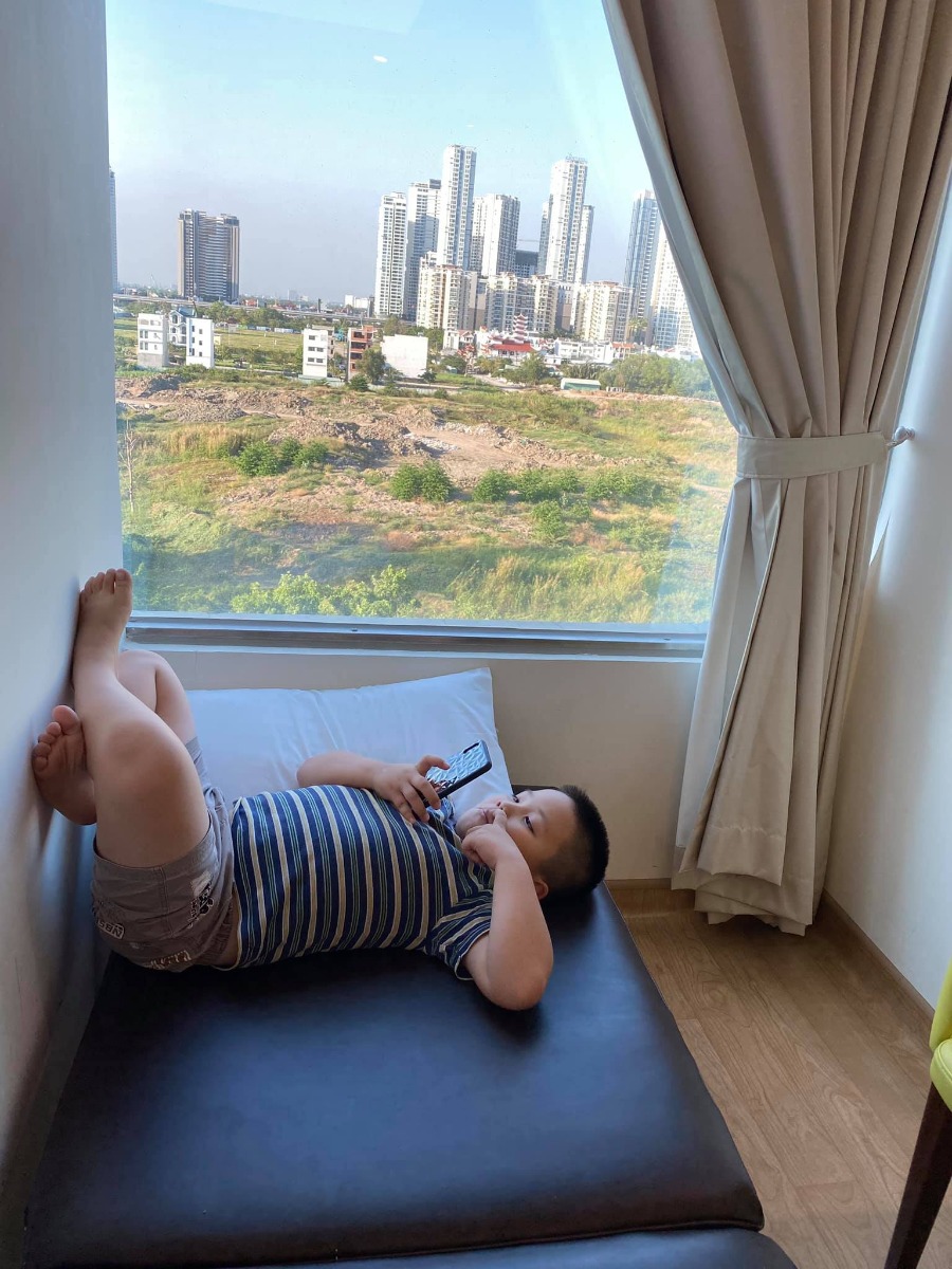 REVIEW ĐẺ TẠI BỆNH VIỆN QUỐC TẾ MỸ

Hôm nay nhân lúc em Xuka đang ngủ, mình kể lại quá trình đi sinh em ý cho các mẹ bầu tham khảo và có thêm sự lựa chọn nhé!🌸🌸🌸

1. CHUYỆN ĐI ĐẺ EM XUKA 👼👼👼
🎉Lần vượt cạn thứ hai của mình diễn ra khá bất ngờ, vì em bé đòi ra trước 10 ngày, khác với anh Tô quá dks đến cả 2 ngày mới chịu chui ra nên mẹ em vẫn chưa kịp chuẩn bị tinh thần. Thứ 7 đó, mẹ vẫn chăm chỉ đi làm với deadline cần hoàn thành trước khi nghỉ Tết, chiều tối về tranh thủ phụ bố em dọn nhà đón Tết, sau đó đi ăn SN chị Chích Bông và tất niên cuối năm nhà bác Xuyen Vu Ha
🎉Đến 11h pm mình và ox về nhà, lúc này anh hai đã ngủ lại nhà các bác vì hôm sau hai vợ chồng mình có lịch đi công tác SG lúc 4h sáng hôm sau, lúc đó mình xuất hiện cơn gò nhẹ, giống như mọi khi xuất hiện cơn gò giả, mình không mấy bận tâm đến nó và ung dung vào phòng nằm lướt fb 😁
🎉Lần đầu sinh Tô mình được báo trước bằng việc bong nút nhầy, và những cơn đau chuyển dạ kéo dài gần 30h đồng hồ anh hai mới chịu ra, nên lần này có phần chủ quan khi không có máu báo hay vỡ ối, cơn gò thì vẫn nằm trong tầm kiểm soát nên mình an tâm đi ngủ.
🎉Cho đến 11h30 đêm đó, các cơn gò xuất hiện ngày càng nhiều, liên tục thúc xuống dưới bụng dưới, tần suất 20’ một lần. Mình cuống lên kêu chồng, rồi thu xếp đi tắm gội sạch sẽ chuẩn bị lên đường (phần này là luật bất thành văn của các mẹ sắp lâm bồn, nên các bác đừng hỏi tại sao nhoé 😅). Anh chồng vui tính, còn cố động viên vợ: thôi em cố nhịn đi rồi 4h anh đưa em lên SG để họp báo cáo tổng Cty. Mẹ nào từng đau đẻ vào phát biểu cho chồng em sáng mắt ra chứ vợ đau đẻ mà kêu em nhịn thì em cũng thuaaaa 🤣🤣🤣... hâhhaa, lúc đó e cáu quát um lên rồi, kêu ổng ở nhà đi, tôi đi đẻ một mình. Thế là giời ko chịu đất thì đất phải chịu giời chứ biết sao giờ... 😎
🎊Hơn 12h mình bắt đầu xuất phát từ Vũng Tàu đi đến bệnh viện. Nói về bệnh viện đón em Xuka, thì lần này hai vc mình chọn bệnh viện quốc tế Mỹ (AIH) ở quận 2, lý do đó là bv quốc tế gần Vũng Tàu nhất ~ 90km (lúc đầu m chọn bv quốc tế Hạnh Phúc)
🚘Trên đường đi, các cơn gò liên tục và dồn dập: từ 15’ giảm dần còn 10’, 6’, 3’,.... cả quãng đường 90km mà mình đếm từng s, chưa kể hôm đó đội quân gia đình đưa mình đi viện, bác nào cũng say bí tỉ. Lúc tối ăn tất niên, bố Xuka với các bác dzô dzô nhiệt tình lắm :” nay tất niên năm cũ anh em uống hết mình nha “ vậy nên mị đau bụng lắm rồi mà không giám la, la lớn rồi nhỡ đâu lại lái không chuẩn 😊. Đành cắn răng mà cấu chồng vậy... (À chia sẻ thêm cho các bác là chở người đi cấp cứu là được xả trạm BOT, thông chốt trạm thu phí hết nha các bác 😂 em Xuka được thông chốt 4 trạm từ VT lên SG đó)

🎊Mình đến BV lúc 2h5’ sáng và được chuyển vào phòng cấp cứu. Lúc này mình đau và hét muốn banh cái BV 😂 bác sĩ khám và ôi thôi toang, ối vỡ tràn bờ đê, chuyển gấp sang phòng sanh, mình quằn quại đau, hỏi bs có chuyển mổ hay giảm đau bằng pp gây tê màng cứng được ko, vì lúc này mình đau quá rồi, nhưng bs từ chối vì em bé đã sắp ra đời, ko kịp làm các thủ thuật giảm đau 🤨 mị được hưởng trọn combo đau đẻ không thuốc tê 😆
❤️May mắn mình gặp bs Thuận và đội ngũ y tá, điều dưỡng trực hôm đó khích lệ tinh thần của mình rất nhiều, theo cảm nhận của mình là bs rất nhẹ nhàng, chuyên môn cao nên lúc sinh mình được hướng dẫn rất chi tiết cách rặn đẻ sao cho nhanh chóng, an toàn cho bé, giảm đau cho mẹ. Bác còn dặn dò cẩn thận, chú ý rặn theo hướng dẫn của bác không là mẹ mất sức. Sau 3 hơi rặn sâu thì em Xuka cất tiếng khóc đầu đời lúc 02h35’. Xuka được sinh thường và bất ngờ hơn là em nặng 3920g, vượt sức mong đợi của mình ( lúc này em mới chỉ hơn 38w) 😍
❤️Sau khi được cắt dây rốn, Xuka được skin to skin với mẹ và bú sữa non ngay sau đó. Cảm giác khi được ôm em ý vừa xúc động, vừa hạnh phúc, vừa “ đã” gì đâu 🥰🥰🥰

2. REVIEW BỆNH VIỆN QUỐC TẾ MỸ - QUẬN 2 - TPHCM 🏩🏩🏩
Mục này nhiều mẹ ở Vũng Tàu mình quan tâm nè vì ưu điểm là gần sịch Vũng Tàu luôn á, đi hết cao tốc là tới ~1,5h di chuyển, bệnh viện tuy mới đi vào hoạt động được hơn 1 năm thôi nhưng về đội ngũ y bác sĩ và chất lượng dịch vụ thì không chê được điểm nào, mình đánh giá 5/5* luôn, đi đẻ đúng như đi nghỉ dưỡng vậy đó, ai cũng nhỏ nhẹ từ bác sĩ, y tá đến nhân viên phục vụ phòng... 💕
🌸Lúc đầu mình chọn bv qt Hạnh Phúc ở Bình Dương, nhưng anh chồng nhất định không chịu vì lý do không muốn trên giấy khai sinh của con ghi nơi sinh là Bình Dương, trong khi con ở VTau nên nằng nặc chọn nơi sinh cho con hoặc ở TPHCM hoặc BRVT. Lý do trời ơi, nhưng ngẫm ra cũng thấy hợp lý nên em chuyển qua BV quốc tế Mỹ tại quận 2 luôn 😆

Cảm nhận đầu tiên khi đến BV AIH chính là cảm giác đang được ở trong một căn chung cư cao cấp, tất cả mọi thứ đều sạch tinh tươm, trang thiết bị hiện đại, từ phòng sinh đến phòng lưu viện, đúng chuẩn quốc tế 😍😍😍

🌸Mình chọn gói sinh thường, phòng sinh gia đình “4 trong1” tiêu chuẩn Mỹ, còn gọi là phòng LDRP ( chuyển dạ chờ sinh - sinh thường - hồi phục - theo dõi sau sinh. Cả gđ mình lưu trú tại một phòng duy nhất từ lúc vào viện đến khi ra viện
Mình sinh thường nên nằm lưu viện ~3 ngày, nếu sinh mổ thì 4 ngày.
🌸Mỗi ngày đều có bác sĩ khoa sản và bs khoa nhi đến khám cho mẹ và bé, các cô y tá điều dưỡng thường xuyên ghé động viên và hỏi han xem có cần hỗ trợ gì không?, có còn đau không? trong phòng và trong toilet đều có nút chuông khẩn cấp và chỉ 10s sau các cô y tá đã có mặt hỗ trợ cho mẹ và bé từ những việc nhỏ như: thay tã, dỗ bé, pha sữa hay súc rửa, tiệt trùng bình sữa,... lúc đầu mình cũng ngại, tâm lý sợ làm phiền, nhưng với thái độ siêu dịu dàng, dễ thương của các bạn ấy mình thực sự rất an tâm và hoàn toàn hài lòng với quyết định chọn sinh con BV AIH.
Chưa kể gặp bs giỏi, tâm lý thoải mái nên sau 2 tiếng hồi sức về phòng nội trú là mình có thể đi lại nhẹ nhàng và cho bé bú được rồi. Hôm sau cứ gọi là đi lại phà phà, cười phớ lớ luôn 🤣🤣🤣
🌸Mỗi ngày BV sẽ cung cấp cho mình 5 phần ăn đầy đủ dinh dưỡng, gồm 3 bữa chính và 2 bữa phụ. Mỗi buổi sáng là các bạn nhân viên mang menu hỏi xem mình muốn ăn gì để chuẩn bị, thực đơn thì đa dạng đủ các món Á, Âu, truyền thống, ... Đồ ăn với mình thì khá là ngon, trang trí đẹp mắt, lần nào ăn xong mình vẫn còn thèm 🤣🤣🤣

Thật chứ khi xuất viện ra về mình buồn thiu, chỉ muốn nằm viện hoài luôn vì sướng quá. Nói chung là mình và Gđ đã có những trải nghiệm sinh bạn Xuka trên cả tuyệt vời tại Bệnh viện quốc tế Mỹ AIH😝

Đi đẻ mà như đi nghỉ dưỡng tại ks 5* vậy đó. Mẹ chỉ cần ... đẻ thôi, mọi vấn đề khác đã có đội ngũ bác sĩ, điều dưỡng viên lo hết rồi. Các cô chú siêu có tâm, động viên, hỗ trợ từng li từng tí để mẹ được tự tin và thoải mái trong suốt quá trình vượt cạn. Không biết phải nói cảm ơn sao cho đủ ❤️❤️❤️

🎁5 tiêu chí khi chọn đi sinh tại Bệnh viện Quốc tế Mỹ:
1. Chuyên môn: khi chọn nơi sanh thì tiêu chí an toàn cho cả mẹ và con cần được đặt ra hàng đầu. Do vậy các mẹ nên chọn bệnh viện có chất lượng chuyên môn tốt, các quy trình, quy chuẩn chặt chẽ tránh những rủi ro có thể xảy ra.
- Về chuyên môn: Bệnh viện Quốc tế Mỹ (AIH) là bệnh viện đầu tiên tại Việt Nam có sự hợp tác chuyên môn với Johns Hopkins Medicine International (JHI), một trong những hệ thống chăm sóc sức khỏe hàng đầu tại Mỹ. Qua đó AIH đã nâng cao các tiêu chuẩn chăm sóc sức khỏe tại Việt Nam.
- Về quy trình, quy chuẩn: Với định hướng chất lượng đạt chuẩn JCI ngay từ những ngày đầu xây dựng, trong quá trình quản lý và vận hành, bệnh viện Quốc tế Mỹ AIH đã có những quy trình quy chuẩn nhằm đảm bảo an toàn cho mẹ và bé, thậm chí cả thân nhân thăm nuôi nhằm hạn chế những rủi ro, sai sót trong quá trình khám, điều trị.

2. Cơ sở vật chất, trang thiết bị: Bác sĩ giỏi nhưng cơ sở vật chất kém, thiếu thốn cũng khó cho cuộc vượt cạn an toàn. Bệnh viện Quốc tế Mỹ xây dựng ngay từ đầu với tiêu chuẩn của Mỹ ngay từ thiết kế cơ sở hạ tầng đến các trang thiết bị máy móc.

3. Dịch vụ: chăm sóc giúp các mẹ cảm thay an tâm vượt cạn. Đội ngũ chăm sóc khách hàng của Bệnh viện Quốc tế Mỹ được đào tạo bài bản, làm việc rất tận tâm, luôn hỗ trợ các mẹ bầu 1 cách tận tình. Thậm chí đội ngũ chăm sóc khách hàng còn luôn hỗ trợ nhắc hẹn và sắp xếp lịch hẹn cho các Bác sĩ làm việc 1 cách khoa học và hiệu quả.

4. Chi phí: Với những tiêu chuẩn trên thì AIH có thể nói là Bệnh viện đạt chuẩn quốc tế có giá hợp lý nhất hiện nay.

5. Vị trí địa lý: Nơi sinh thuận tiện cho việc di chuyển, đặc biệt những tình huống cấp cứu. AIH đặt ngay trung tâm Quận 2, đi đâu cũng gần, thuận tiện về giao thông, hiếm khi xảy ra kẹt xe.

Các mẹ đang có bầu, hoặc có kế hoạch sinh con đừng lo lắng gì hết nhé! Làm mẹ là thiên chức kỳ diệu mà tự nhiên trao tặng cho phụ nữ chúng mình, các mẹ cứ bình tĩnh và yên tâm, chuẩn bị tâm lý vững vàng và chọn được nơi vượt cạn như ý thì cơn đau đẻ sẽ qua mau như mẹ Xuka thôi 💕
Chúc các mẹ có thai kỳ khoẻ mạnh và chọn được nơi sinh ưng ý nhé ❤️

Cre: Sora Chan