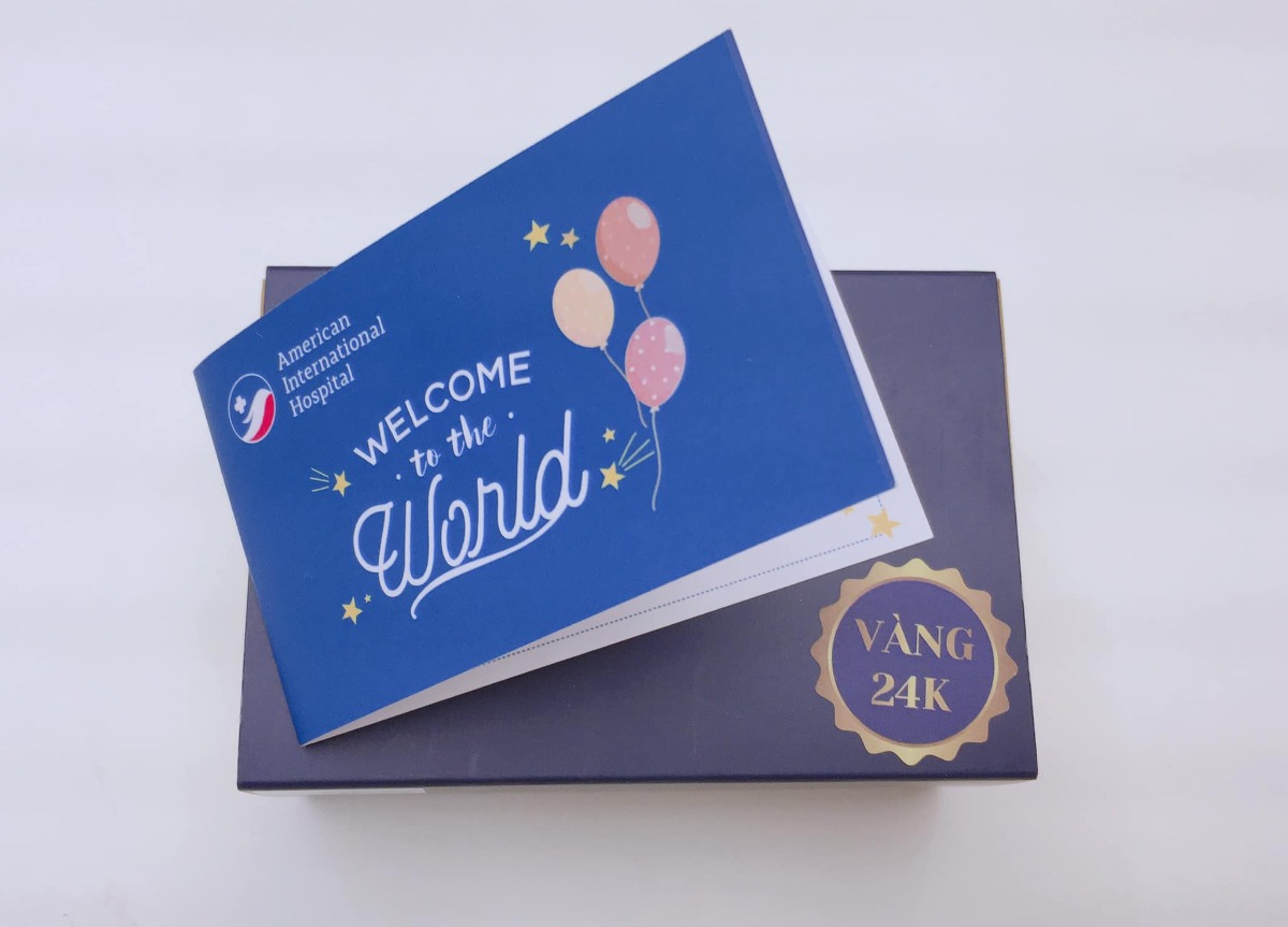 REVIEW ĐẺ TẠI BỆNH VIỆN QUỐC TẾ MỸ

Hôm nay nhân lúc em Xuka đang ngủ, mình kể lại quá trình đi sinh em ý cho các mẹ bầu tham khảo và có thêm sự lựa chọn nhé!🌸🌸🌸

1. CHUYỆN ĐI ĐẺ EM XUKA 👼👼👼
🎉Lần vượt cạn thứ hai của mình diễn ra khá bất ngờ, vì em bé đòi ra trước 10 ngày, khác với anh Tô quá dks đến cả 2 ngày mới chịu chui ra nên mẹ em vẫn chưa kịp chuẩn bị tinh thần. Thứ 7 đó, mẹ vẫn chăm chỉ đi làm với deadline cần hoàn thành trước khi nghỉ Tết, chiều tối về tranh thủ phụ bố em dọn nhà đón Tết, sau đó đi ăn SN chị Chích Bông và tất niên cuối năm nhà bác Xuyen Vu Ha
🎉Đến 11h pm mình và ox về nhà, lúc này anh hai đã ngủ lại nhà các bác vì hôm sau hai vợ chồng mình có lịch đi công tác SG lúc 4h sáng hôm sau, lúc đó mình xuất hiện cơn gò nhẹ, giống như mọi khi xuất hiện cơn gò giả, mình không mấy bận tâm đến nó và ung dung vào phòng nằm lướt fb 😁
🎉Lần đầu sinh Tô mình được báo trước bằng việc bong nút nhầy, và những cơn đau chuyển dạ kéo dài gần 30h đồng hồ anh hai mới chịu ra, nên lần này có phần chủ quan khi không có máu báo hay vỡ ối, cơn gò thì vẫn nằm trong tầm kiểm soát nên mình an tâm đi ngủ.
🎉Cho đến 11h30 đêm đó, các cơn gò xuất hiện ngày càng nhiều, liên tục thúc xuống dưới bụng dưới, tần suất 20’ một lần. Mình cuống lên kêu chồng, rồi thu xếp đi tắm gội sạch sẽ chuẩn bị lên đường (phần này là luật bất thành văn của các mẹ sắp lâm bồn, nên các bác đừng hỏi tại sao nhoé 😅). Anh chồng vui tính, còn cố động viên vợ: thôi em cố nhịn đi rồi 4h anh đưa em lên SG để họp báo cáo tổng Cty. Mẹ nào từng đau đẻ vào phát biểu cho chồng em sáng mắt ra chứ vợ đau đẻ mà kêu em nhịn thì em cũng thuaaaa 🤣🤣🤣... hâhhaa, lúc đó e cáu quát um lên rồi, kêu ổng ở nhà đi, tôi đi đẻ một mình. Thế là giời ko chịu đất thì đất phải chịu giời chứ biết sao giờ... 😎
🎊Hơn 12h mình bắt đầu xuất phát từ Vũng Tàu đi đến bệnh viện. Nói về bệnh viện đón em Xuka, thì lần này hai vc mình chọn bệnh viện quốc tế Mỹ (AIH) ở quận 2, lý do đó là bv quốc tế gần Vũng Tàu nhất ~ 90km (lúc đầu m chọn bv quốc tế Hạnh Phúc)
🚘Trên đường đi, các cơn gò liên tục và dồn dập: từ 15’ giảm dần còn 10’, 6’, 3’,.... cả quãng đường 90km mà mình đếm từng s, chưa kể hôm đó đội quân gia đình đưa mình đi viện, bác nào cũng say bí tỉ. Lúc tối ăn tất niên, bố Xuka với các bác dzô dzô nhiệt tình lắm :” nay tất niên năm cũ anh em uống hết mình nha “ vậy nên mị đau bụng lắm rồi mà không giám la, la lớn rồi nhỡ đâu lại lái không chuẩn 😊. Đành cắn răng mà cấu chồng vậy... (À chia sẻ thêm cho các bác là chở người đi cấp cứu là được xả trạm BOT, thông chốt trạm thu phí hết nha các bác 😂 em Xuka được thông chốt 4 trạm từ VT lên SG đó)

🎊Mình đến BV lúc 2h5’ sáng và được chuyển vào phòng cấp cứu. Lúc này mình đau và hét muốn banh cái BV 😂 bác sĩ khám và ôi thôi toang, ối vỡ tràn bờ đê, chuyển gấp sang phòng sanh, mình quằn quại đau, hỏi bs có chuyển mổ hay giảm đau bằng pp gây tê màng cứng được ko, vì lúc này mình đau quá rồi, nhưng bs từ chối vì em bé đã sắp ra đời, ko kịp làm các thủ thuật giảm đau 🤨 mị được hưởng trọn combo đau đẻ không thuốc tê 😆
❤️May mắn mình gặp bs Thuận và đội ngũ y tá, điều dưỡng trực hôm đó khích lệ tinh thần của mình rất nhiều, theo cảm nhận của mình là bs rất nhẹ nhàng, chuyên môn cao nên lúc sinh mình được hướng dẫn rất chi tiết cách rặn đẻ sao cho nhanh chóng, an toàn cho bé, giảm đau cho mẹ. Bác còn dặn dò cẩn thận, chú ý rặn theo hướng dẫn của bác không là mẹ mất sức. Sau 3 hơi rặn sâu thì em Xuka cất tiếng khóc đầu đời lúc 02h35’. Xuka được sinh thường và bất ngờ hơn là em nặng 3920g, vượt sức mong đợi của mình ( lúc này em mới chỉ hơn 38w) 😍
❤️Sau khi được cắt dây rốn, Xuka được skin to skin với mẹ và bú sữa non ngay sau đó. Cảm giác khi được ôm em ý vừa xúc động, vừa hạnh phúc, vừa “ đã” gì đâu 🥰🥰🥰

2. REVIEW BỆNH VIỆN QUỐC TẾ MỸ - QUẬN 2 - TPHCM 🏩🏩🏩
Mục này nhiều mẹ ở Vũng Tàu mình quan tâm nè vì ưu điểm là gần sịch Vũng Tàu luôn á, đi hết cao tốc là tới ~1,5h di chuyển, bệnh viện tuy mới đi vào hoạt động được hơn 1 năm thôi nhưng về đội ngũ y bác sĩ và chất lượng dịch vụ thì không chê được điểm nào, mình đánh giá 5/5* luôn, đi đẻ đúng như đi nghỉ dưỡng vậy đó, ai cũng nhỏ nhẹ từ bác sĩ, y tá đến nhân viên phục vụ phòng... 💕
🌸Lúc đầu mình chọn bv qt Hạnh Phúc ở Bình Dương, nhưng anh chồng nhất định không chịu vì lý do không muốn trên giấy khai sinh của con ghi nơi sinh là Bình Dương, trong khi con ở VTau nên nằng nặc chọn nơi sinh cho con hoặc ở TPHCM hoặc BRVT. Lý do trời ơi, nhưng ngẫm ra cũng thấy hợp lý nên em chuyển qua BV quốc tế Mỹ tại quận 2 luôn 😆

Cảm nhận đầu tiên khi đến BV AIH chính là cảm giác đang được ở trong một căn chung cư cao cấp, tất cả mọi thứ đều sạch tinh tươm, trang thiết bị hiện đại, từ phòng sinh đến phòng lưu viện, đúng chuẩn quốc tế 😍😍😍

🌸Mình chọn gói sinh thường, phòng sinh gia đình “4 trong1” tiêu chuẩn Mỹ, còn gọi là phòng LDRP ( chuyển dạ chờ sinh - sinh thường - hồi phục - theo dõi sau sinh. Cả gđ mình lưu trú tại một phòng duy nhất từ lúc vào viện đến khi ra viện
Mình sinh thường nên nằm lưu viện ~3 ngày, nếu sinh mổ thì 4 ngày.
🌸Mỗi ngày đều có bác sĩ khoa sản và bs khoa nhi đến khám cho mẹ và bé, các cô y tá điều dưỡng thường xuyên ghé động viên và hỏi han xem có cần hỗ trợ gì không?, có còn đau không? trong phòng và trong toilet đều có nút chuông khẩn cấp và chỉ 10s sau các cô y tá đã có mặt hỗ trợ cho mẹ và bé từ những việc nhỏ như: thay tã, dỗ bé, pha sữa hay súc rửa, tiệt trùng bình sữa,... lúc đầu mình cũng ngại, tâm lý sợ làm phiền, nhưng với thái độ siêu dịu dàng, dễ thương của các bạn ấy mình thực sự rất an tâm và hoàn toàn hài lòng với quyết định chọn sinh con BV AIH.
Chưa kể gặp bs giỏi, tâm lý thoải mái nên sau 2 tiếng hồi sức về phòng nội trú là mình có thể đi lại nhẹ nhàng và cho bé bú được rồi. Hôm sau cứ gọi là đi lại phà phà, cười phớ lớ luôn 🤣🤣🤣
🌸Mỗi ngày BV sẽ cung cấp cho mình 5 phần ăn đầy đủ dinh dưỡng, gồm 3 bữa chính và 2 bữa phụ. Mỗi buổi sáng là các bạn nhân viên mang menu hỏi xem mình muốn ăn gì để chuẩn bị, thực đơn thì đa dạng đủ các món Á, Âu, truyền thống, ... Đồ ăn với mình thì khá là ngon, trang trí đẹp mắt, lần nào ăn xong mình vẫn còn thèm 🤣🤣🤣

Thật chứ khi xuất viện ra về mình buồn thiu, chỉ muốn nằm viện hoài luôn vì sướng quá. Nói chung là mình và Gđ đã có những trải nghiệm sinh bạn Xuka trên cả tuyệt vời tại Bệnh viện quốc tế Mỹ AIH😝

Đi đẻ mà như đi nghỉ dưỡng tại ks 5* vậy đó. Mẹ chỉ cần ... đẻ thôi, mọi vấn đề khác đã có đội ngũ bác sĩ, điều dưỡng viên lo hết rồi. Các cô chú siêu có tâm, động viên, hỗ trợ từng li từng tí để mẹ được tự tin và thoải mái trong suốt quá trình vượt cạn. Không biết phải nói cảm ơn sao cho đủ ❤️❤️❤️

🎁5 tiêu chí khi chọn đi sinh tại Bệnh viện Quốc tế Mỹ:
1. Chuyên môn: khi chọn nơi sanh thì tiêu chí an toàn cho cả mẹ và con cần được đặt ra hàng đầu. Do vậy các mẹ nên chọn bệnh viện có chất lượng chuyên môn tốt, các quy trình, quy chuẩn chặt chẽ tránh những rủi ro có thể xảy ra.
- Về chuyên môn: Bệnh viện Quốc tế Mỹ (AIH) là bệnh viện đầu tiên tại Việt Nam có sự hợp tác chuyên môn với Johns Hopkins Medicine International (JHI), một trong những hệ thống chăm sóc sức khỏe hàng đầu tại Mỹ. Qua đó AIH đã nâng cao các tiêu chuẩn chăm sóc sức khỏe tại Việt Nam.
- Về quy trình, quy chuẩn: Với định hướng chất lượng đạt chuẩn JCI ngay từ những ngày đầu xây dựng, trong quá trình quản lý và vận hành, bệnh viện Quốc tế Mỹ AIH đã có những quy trình quy chuẩn nhằm đảm bảo an toàn cho mẹ và bé, thậm chí cả thân nhân thăm nuôi nhằm hạn chế những rủi ro, sai sót trong quá trình khám, điều trị.

2. Cơ sở vật chất, trang thiết bị: Bác sĩ giỏi nhưng cơ sở vật chất kém, thiếu thốn cũng khó cho cuộc vượt cạn an toàn. Bệnh viện Quốc tế Mỹ xây dựng ngay từ đầu với tiêu chuẩn của Mỹ ngay từ thiết kế cơ sở hạ tầng đến các trang thiết bị máy móc.

3. Dịch vụ: chăm sóc giúp các mẹ cảm thay an tâm vượt cạn. Đội ngũ chăm sóc khách hàng của Bệnh viện Quốc tế Mỹ được đào tạo bài bản, làm việc rất tận tâm, luôn hỗ trợ các mẹ bầu 1 cách tận tình. Thậm chí đội ngũ chăm sóc khách hàng còn luôn hỗ trợ nhắc hẹn và sắp xếp lịch hẹn cho các Bác sĩ làm việc 1 cách khoa học và hiệu quả.

4. Chi phí: Với những tiêu chuẩn trên thì AIH có thể nói là Bệnh viện đạt chuẩn quốc tế có giá hợp lý nhất hiện nay.

5. Vị trí địa lý: Nơi sinh thuận tiện cho việc di chuyển, đặc biệt những tình huống cấp cứu. AIH đặt ngay trung tâm Quận 2, đi đâu cũng gần, thuận tiện về giao thông, hiếm khi xảy ra kẹt xe.

Các mẹ đang có bầu, hoặc có kế hoạch sinh con đừng lo lắng gì hết nhé! Làm mẹ là thiên chức kỳ diệu mà tự nhiên trao tặng cho phụ nữ chúng mình, các mẹ cứ bình tĩnh và yên tâm, chuẩn bị tâm lý vững vàng và chọn được nơi vượt cạn như ý thì cơn đau đẻ sẽ qua mau như mẹ Xuka thôi 💕
Chúc các mẹ có thai kỳ khoẻ mạnh và chọn được nơi sinh ưng ý nhé ❤️

Cre: Sora Chan