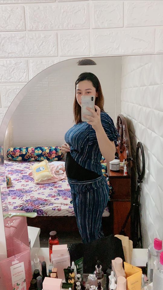 NHẬT KÍ Ở CỬ ❤️❤️❤️❤️

Cũng nhanh thật mới đây đã gần 2 tháng

Kinh nghiệm ở cử 2 đứa sanh liên tục của Dung sẽ chia sẽ thật nhất, ngắn gọn xúc tích 😉
Đợt rồi chỉ mới xuất viện về được 5-7 ngày là bụng Dung đã giảm rồi, kí vẫn còn nguyên nên các bạn có vẻ hoảng hốt qá nên chưa zám chia sẽ mạnh, nay cũng còn 5 ngày nữa là Dung sanh được 2 tháng rồi nên sẵn tiện viết bài cho các bạn tham khảo, này là những kinh nghiệm riêng và chân thật của Dung nên ai thích thì làm theo, ai ko vừa ý chỗ nào thì cũng đừng trách tại e ko có chia sẽ theo kiểu ở cữ của ông bà xưa 😃

Từ LÀM ĐẸP, XUỐNG BỤNG, GIẢM CÂN, ĂN UỐNG ntn D sẽ chia tẽ tất tần tật

Trước khi viết bài D sẽ nói rõ, mẹ sau sinh sẽ có các yếu tố khác những người bình thường nên khi giảm cân, xuống kí, ăn uống cũng sẽ rất khác so với những người chưa sanh vì có "dịch sản chưa ra hết, cơ thể tích nước nhiều trong lúc mang thai, da xạm do thai đổi nội tiết tố" và các yếu tố rạn nứt do tăng cân ko kiểm soát

Ở cử cũng phải theo 1 quy trình nha
Ăn uống 👉 giảm cân 👉 giảm bụng 👉 đẹp da

🤱 VẤN ĐỀ ĂN UỐNG
Này là mấu chốt quan trọng sau khi sinh
Sau sinh thì phụ nữ đã mất 1 lượng máu khá lớn, nên bà đẻ cần lượng dinh dưỡng cao hơn cả người thường. Thịt bò, tôm, cá chứa nguồn protein, canxi rất dồi dào nên cứ quất tới các mẹ ạ đừng kiêng khem . Sẹo lồi, co rút là do cơ địa, không phải tại ăn thịt bò và tôm, các món ăn đó D chỉ hấp, luộc, xào với rau ít dầu mỡ là chính
Mỗi sáng ăn 1 chén cơm kèm các món phụ trên, nhất là phải có canh hẹ, canh đu đủ hầm xương nha, rau lang luộc, rau mồng tơi nấu canh ko ( nhớ là đừng có phi tỏi mỡ vô canh nha các nàng) nên xíu muối thôi ăn xong là cứ sữa tràn trề con bú hông kịp... khỏi sợ tăng cân, thường bà đẻ ăn thịt heo thịt mỡ kho mặn chát ak rồi ăn xong uống nước nữa nên mập béo, tích nước nhiều là vậy

Đặc biệt ko được uống nước khác ngoài nước ấm, 2 lần sinh đẻ trong tháng D chỉ uống mỗi nước ấm nóng, vừa giúp cơ thể giữ ấm, lại còn giúp no hơi, thải nước trong cơ thể ra ngoài, lọc cơ thể ( nói chung hãy uống nước ấm 😹) vì nước ấm chẳng những có các công dụng trên nó laik là phương thức giảm cân thầm lặng của các mẹ sau sinh đó

😉 VẤN ĐỀ CÁI BỤNG TO TO, đây là cái kinh nghiệm dày dặn của Giun nhé

Trước khi sinh D 80 kí? Sau sinh còn 72 kí, ra tháng còn 67-68 kí chỉ giảm vỏn vẹn 4 kí
4 kí đó là gì (nước, sản dịch, và nếu nói giảm là chỉ giảm đúng 0,5kg đến 1kg mỡ thôi)

Nên bạn nào nói sau sinh tui giảm được 10-15-20 kí thì các eo sẽ xuống là chuyện đương nhiên, có khi giảm nhanh qá eo nó xập xệ như da bà già vậy rất mất thẫm mỹ
Làm thế nào để kí xuống hay ko kệ nó bụng là phải xuống cho nhanh 🤩🤩🤩

Cơ thể phụ nữ sau sinh hầu như đều bị phù nước, sản dịch trong tháng còn nhiều bụng cứ xệ xuống, sanh xong từ 1 các bụng bự e bé chui ra thì nó xẹp là điều hiển nhiên, ai bụng nhỏ thi giảm nhanh ( do cơ địa ) ai mà lên 25-30-40 kí rồi thì miễn bàn do cơ địa luôn 😔

NÊN cần phải có 1 đai định hình vòng eo để định hình lại vùng da bụng, 1 sản phẩm có thể tái tạo lại vùng da .... còn bạn nào bán sản phẩm nói là TAN MỠ BỤNG thì chắc các bạn vẫn chưa hiểu được cơ thể, làm gì có sản phẩm nào bôi lên tan được lớp mỡ bên trong, bụng bự sau sinh là do da nhé, nên phải triệt nó trước đã

👉 sáng kêu mẹ hay chồng rang muối hột với 1 củ gừng tươi sắt lát cho nóng, bỏ vào miếng khăn rồi lăn lên bụng lăn đều lăn đều đến khi hết nóng, kinh nghiệm 2 đứa đều làm cái này để da bụng săn chắc và hơi muối giữ ấm bụng, ngày làm 2 lần sáng chiều

👉 lăn muối xong nhớ là phải thoa Ủ NÓNG và NỊT BỤNG VÀO LIỀN, e nịt 24/24 trừ khi đi tắm mới tháo, xông hơi vẫn có khi ngồi đeo vì nghiện, sinh xong các bạn ko mua nịt nhưng nhớ là phải nịt bằng loại nịt co giãn cho cơ thể thoải mái nha ( ủ nóng đàn hồi và tái tạo da săn chắc) nên lúc nó đang tái tạo thì phải có nịt định hình thì mới giảm nhanh và da bụng được kéo căng lên nhờ nịt

Nên chỉ 4-5 ngày sử dụng cái bụng D đã phẳng lì là vậy, chỉ cần chịu khó là mọi thứ sẽ như mong đợi, chứ đeo có 3-4 tiếng nó chưa kịp định hình các mom tháo ra thì cũng công cốc 😔😔😔

🔴🔴🔴 XÔNG HƠI SAU SINH

👉👉 sinh thường: về xông hơi ngay sau khi xuất viện để thải bỏ nước trong cơ thể, giúp loại bỏ mùi tanh, mùi hôi sau khi sinh
🔶 các mom cần mua: lều và máy xông hơi, bỏ chanh cắt lát (chanh giúp khử mùi), vài tép xã vào chậu nước xông rồi bật máy xông hơi ngồi nghe nhạc hót líu lo 25-30p đi ra tinh thần sảng khoái vui vẻ, bước ra cái da nó hồng hào rờ vô kin kít thấy ham, xong chạy lẹ lẹ vô thoa serum kem body dưỡng lên liền ta nói như gái 18 🤣

Nhớ là xông xong lấy khăn lau sạch mồ hôi 15p sau hẵn tắm nhé
Tuần xong 3 lần, nhớ uống thật nhiều nước ấm khi xông

Còn sinh mổ thì khi xông chỉ cần lấy vải hoặc khăn che vết mổ laii là được nhé ❤️

🔴🔴🔴 XÔNG BÍM
Này mới quan trọng để giữ hạnh phúc gia đình nè 😁😁😁
Sinh mổ thì bím ko bị gì nhưng Giun đẻ thường 2 đứa nên phải chăm chút cẩn thận

👉 mua 1 cái bô ngồi, mỗi ngày xông 2 lần: đổ nước ấm nóng vào bô, cho 2-3 cục phèn chua, 3-4 muỗi muối hột trộn đều rồi ngồi lên tầm 10-15p ta nói dịch nó ra xối xã, máu đen nó ra hết trơn, bím thì khít mà lại sạch sẽ hồng hào...
Tầm 25-30 ngày sau sinh các mom mua thuốc đặt âm đạo đặt vào nhé 😀, đặt loai đó xong là nhét cả 1 ngón tay út còn ko lọt nổi dù cho có đẻ 3-4 đứa ( loại j d sẽ chia sẽ dưới hình )

🔴🔴🔴 TẮM GỘI SAU SINH

Này d khuyên các bạn xông xong lấy nước xông tắm gội luôn sau 10 ngày xuất viện, ko tắm ko gội người ngợm vi khuẩn là e bé nó cũng dơ theo, tắm rữa bằng nước ấm sạch sẽ là được nhé, gội đầu thì D chỉ gội dầu gội thảo dược.... tóc thì đẻ thì các mom yên tâm đi ai cũng rụng hết nhưng rồi sẽ mọc lại gấp đôi 😘😘😘
Đánh ăn thì đẻ xong là phải đánh liền với nước ấm hoặc súc nước muối đánh sạch lại chứ kêu D ko đánh răng là ko được rồi đó, răng D vẫn chắc khoẻ sáng bóng vì nhờ chăm đánh răng mỗi ngày mà kêu ở cử 2 tuần mới cho đánh là ko ổn đâu 😥, phải sạch sẽ rồi mới lại gần con nhé các mom

D ko có nằm than, nằm lò gì cả, cứ nhiệt độ phòng 27 độ cho mẹ và bé là ok, nhiệt độ phòng khác với nhiệt độ của máy lạnh, các mom có thể mua cây đo nhiệt để nhận biết

Nguồn: Dung Do