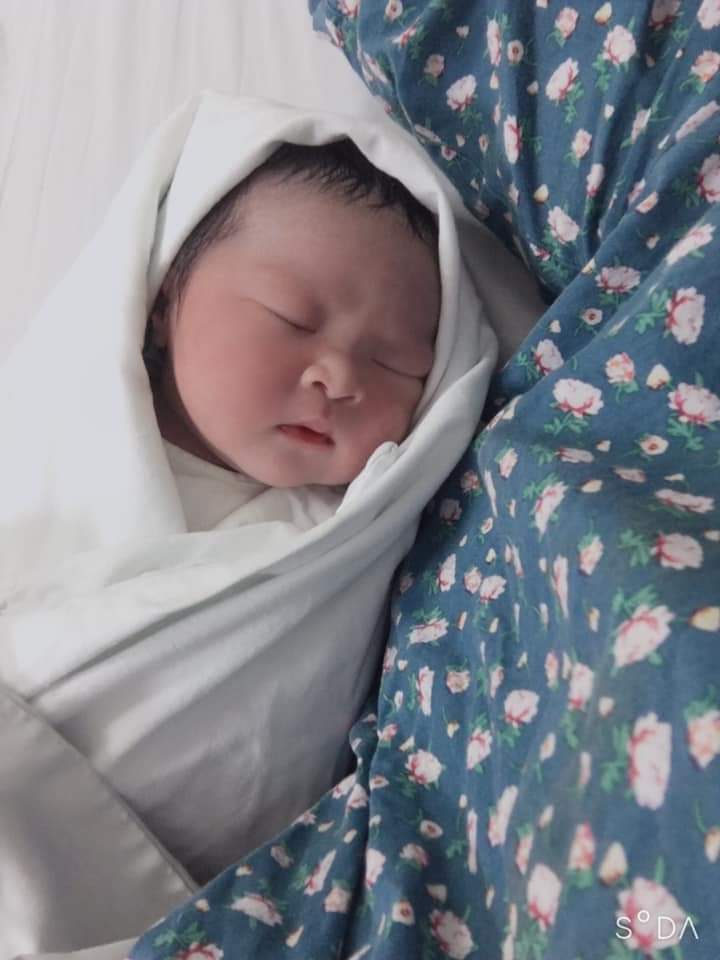 4/3 sinh thường tại Bv bưu điện. 
12h đêm nhập viện thì 4h42’ bé chuột oe oe rồi .
Bv sạch sẽ thoáng mát y bác sĩ nhiệt tình chăm sóc nhẹ nhàng e thấy rất hài lòng . Mỗi cái thấy phiền là sao ghét cái bóng điện quá chói mắt e toàn phải che mắt ngủ😆. 
Sinh thường bhiem trái tuyến hưởng 80% tiền viện tổng hết 5tr8 cả lấy máu gót chân (1tr8).  Trộm vía đi đẻ nhanh mà e bé ngoan nữa. 
Chúc các mẹ vượt cạn thành công nhé