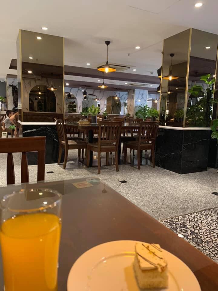 Nhiều mẹ ib mình k kịp trả lời hết, nên mình viết bài này để review sinh ở Hồng Ngọc, các mẹ thoải mái trao đổi thắc mắc nhé 😉

Lý do đầu tiên Hạnh chọn sinh ở Hồng Ngọc là bác sĩ và dịch vụ, tại sao lại thế, và đây là câu trả lời:

1. Làm hồ sơ sinh:
- Mình sinh thường nên làm HSS từ tuần 32 (trong gói ghi là từ 28w cơ).
*Đến làm HSS mang theo giấy tờ của mình, thẻ bảo hiểm nữa nhé (nên gọi trc cho hotline)
- Đi làm hss sẽ ký hợp đồng luôn và đặt cọc trước 1 khoản (cái này khi gặp nv sales họ sẽ nói rõ), r đi khám làm các xét nghiệm, lưu hồ sơ và hẹn tái khám theo bác sĩ chỉ định
- Trong thgian đợi kqua máu thì các mẹ có thể lên tầng 4 ăn buffet cho đỡ cảm giác chờ đợi 😉

2. Bác sĩ
- Hồng Ngọc được biết đến có khoa sản rất tốt, bác sĩ kinh nghiệm lâu năm trong nghề, chuyên môn cao, đặc biệt là khám có tâm, k xô bồ qua quýt, Hạnh theo dõi thai kỳ đăng ký bác Quyền lun nạ - bác sĩ nổi tiếng nhất HN và nhiều bệnh viện 😉
- Từ hôm làm hss các mẹ chọn bsi luôn nhé, họ sẽ đưa cho bảng lịch trực của tất cả các bsi để mn tiện theo dõi
- Chọn bác sĩ đỡ hay mổ các mẹ nên đặt hẹn với bsi trước, nhất là bác trưởng khoa, để có rơi vào ngày đẹp trời các mẹ sinh nhiều thì bác có thể sắp xếp

3. Giá cả và dịch vụ
- Hạnh vote 5/5 vì từ lúc đăng ký khám, làm hồ sơ, xét nghiệm... đc tiếp đón và hướng dẫn rất tận tình, trong qtrinh đợi khám mình có thể lên tầng 4 ăn buffet đỡ cảm giác đợi lâu
- Gói sinh thường là hơn 19tr bao gồm theo dõi từ 28w, nếu có phát sinh các mẹ ở thêm ngày, hoặc điều trị bệnh lý
- Phòng ốc, cơ sở vật chất hiện đại sạch sẽ, luôn có cô lao công lau dọn rất sạch
- Phòng sinh view thành phố mộng mer lắm nha :))
- Hạnh đi sinh k phải mang theo gì ngoài bộ quần áo ra viện, vì tr gói có hết cho mẹ bé r, còn đc tặng quà nữa

4. Chăm sóc mẹ bé
- Hạnh đau đẻ lúc 38w, 4h sáng thì 7h ung dung vào viện khám, mornitoring các kiểu thì chỉ định nhập viện, đen cái hôm đó thứ 3, bác Quyền k trực :)))). Nhưng phải nói là 2-3 bác sĩ khác take care Hạnh rất chu đáo và cực yên tâm
- Hạnh k gặp vấn đề gì, mọi thứ rất ok rất thuận, trừ khoản chịu đau kém :)) nên xin mổ, nhưng bác sĩ, y tá, điều dưỡng đều khuyên và làm tư tưởng sinh thường suốt từ trưa hôm trước đến 6h sáng hsau thì đẻ
- Phải nói là bác sĩ, y tá xử lý quá nhanh gọn, H đc truyền kích đẻ, nhưng chuyển dạ nhanh quá k kịp gây tê mang cứng, nên truyền giảm đau, quá trình đó diễn ra vô cùng nhanh và đến lúc vào sinh bác sĩ hướng dẫn tận tình từ cách lấy hơi đến động viên tinh thần
- Sinh xong em bé skin to skin (da kề da) luôn và ăn sữa non (nhõn tội lúc đó chưa có sữa :))), sợ bạn ý đói nên mình đồng ý y ta cho bé ăn sct.
- Tiếp đến khoản khâu: khâu khá lâu vì đây là khâu thẩm mỹ chỉ tự tiêu, riêng H ph tiêm 2 mũi tê vì k chịu đc :)). Khâu xong thì ok, k đau nữa luôn.
- Sau khi nằm theo dõi thì đc chuyển về phòng, phòng có thể phòng 1 - 2 - 3 tuỳ mình yêu cầu.
- Cơm cho mẹ rất ngon, đảm bảo 5 bữa (gồm 2 bữa phụ) thêm đc cốc sữa nóng nữa
- Bác sĩ sẽ đi buồng để theo dõi mẹ bé. Y tá điều dưỡng sẽ thay rửa vết khâu tại giường, tắm bé vào 9h sáng, cho bé ăn, dỗ bé khóc đêm nếu gia đình neo người và ycau 😉

5. Xuất viện
- Mẹ bé sẽ đc tặng quà sau sinh nhé, nên đây là lý do kp mang gì đi sinh
- Khi người nhà làm thủ tục mẹ nhớ mang giấy tờ kèm bảo hiểm nha

Trên đây là review cần thiết khi sinh ở Hồng Ngọc bản thân mình trải nghiệm 😉