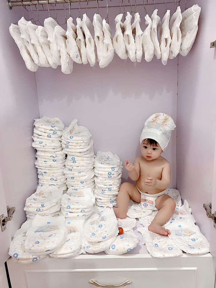 Khi mà mọi người đang tìm mua khẩu trang 😷 thì nhà tớ đây chẳng có gì ngoài bỉm tã các cậu ạ 🤣