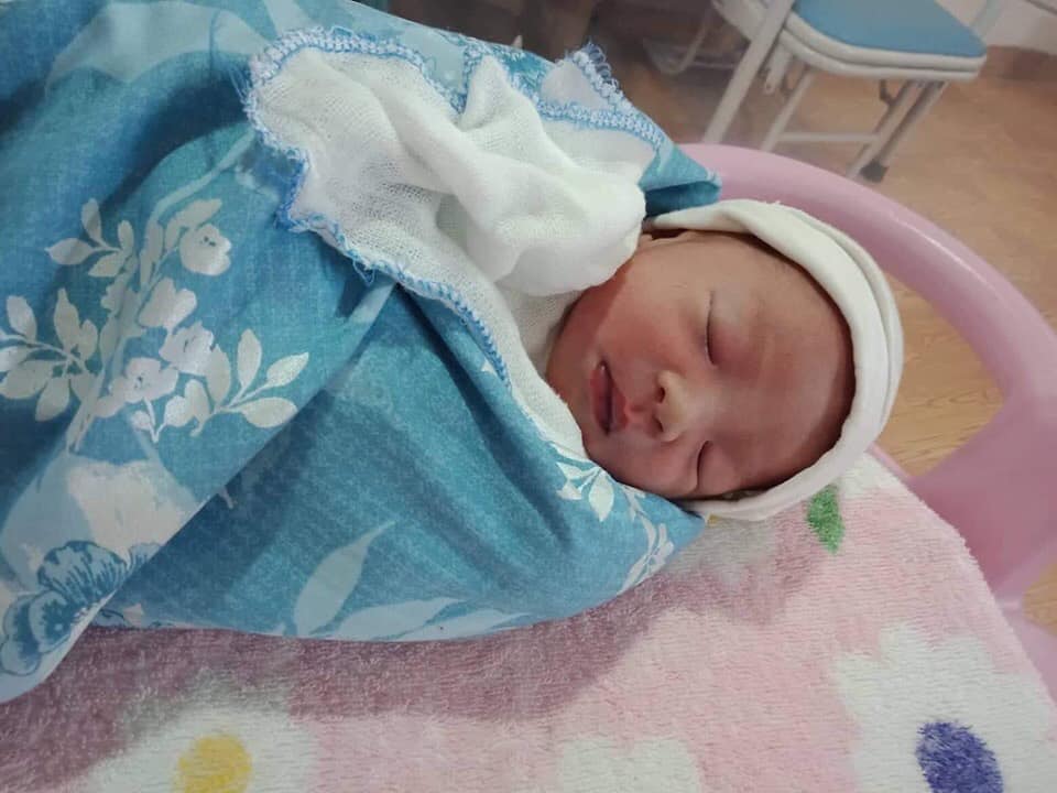 Nhiều mẹ ib mình k kịp trả lời hết, nên mình viết bài này để review sinh ở Hồng Ngọc, các mẹ thoải mái trao đổi thắc mắc nhé 😉

Lý do đầu tiên Hạnh chọn sinh ở Hồng Ngọc là bác sĩ và dịch vụ, tại sao lại thế, và đây là câu trả lời:

1. Làm hồ sơ sinh:
- Mình sinh thường nên làm HSS từ tuần 32 (trong gói ghi là từ 28w cơ).
*Đến làm HSS mang theo giấy tờ của mình, thẻ bảo hiểm nữa nhé (nên gọi trc cho hotline)
- Đi làm hss sẽ ký hợp đồng luôn và đặt cọc trước 1 khoản (cái này khi gặp nv sales họ sẽ nói rõ), r đi khám làm các xét nghiệm, lưu hồ sơ và hẹn tái khám theo bác sĩ chỉ định
- Trong thgian đợi kqua máu thì các mẹ có thể lên tầng 4 ăn buffet cho đỡ cảm giác chờ đợi 😉

2. Bác sĩ
- Hồng Ngọc được biết đến có khoa sản rất tốt, bác sĩ kinh nghiệm lâu năm trong nghề, chuyên môn cao, đặc biệt là khám có tâm, k xô bồ qua quýt, Hạnh theo dõi thai kỳ đăng ký bác Quyền lun nạ - bác sĩ nổi tiếng nhất HN và nhiều bệnh viện 😉
- Từ hôm làm hss các mẹ chọn bsi luôn nhé, họ sẽ đưa cho bảng lịch trực của tất cả các bsi để mn tiện theo dõi
- Chọn bác sĩ đỡ hay mổ các mẹ nên đặt hẹn với bsi trước, nhất là bác trưởng khoa, để có rơi vào ngày đẹp trời các mẹ sinh nhiều thì bác có thể sắp xếp

3. Giá cả và dịch vụ
- Hạnh vote 5/5 vì từ lúc đăng ký khám, làm hồ sơ, xét nghiệm... đc tiếp đón và hướng dẫn rất tận tình, trong qtrinh đợi khám mình có thể lên tầng 4 ăn buffet đỡ cảm giác đợi lâu
- Gói sinh thường là hơn 19tr bao gồm theo dõi từ 28w, nếu có phát sinh các mẹ ở thêm ngày, hoặc điều trị bệnh lý
- Phòng ốc, cơ sở vật chất hiện đại sạch sẽ, luôn có cô lao công lau dọn rất sạch
- Phòng sinh view thành phố mộng mer lắm nha :))
- Hạnh đi sinh k phải mang theo gì ngoài bộ quần áo ra viện, vì tr gói có hết cho mẹ bé r, còn đc tặng quà nữa

4. Chăm sóc mẹ bé
- Hạnh đau đẻ lúc 38w, 4h sáng thì 7h ung dung vào viện khám, mornitoring các kiểu thì chỉ định nhập viện, đen cái hôm đó thứ 3, bác Quyền k trực :)))). Nhưng phải nói là 2-3 bác sĩ khác take care Hạnh rất chu đáo và cực yên tâm
- Hạnh k gặp vấn đề gì, mọi thứ rất ok rất thuận, trừ khoản chịu đau kém :)) nên xin mổ, nhưng bác sĩ, y tá, điều dưỡng đều khuyên và làm tư tưởng sinh thường suốt từ trưa hôm trước đến 6h sáng hsau thì đẻ
- Phải nói là bác sĩ, y tá xử lý quá nhanh gọn, H đc truyền kích đẻ, nhưng chuyển dạ nhanh quá k kịp gây tê mang cứng, nên truyền giảm đau, quá trình đó diễn ra vô cùng nhanh và đến lúc vào sinh bác sĩ hướng dẫn tận tình từ cách lấy hơi đến động viên tinh thần
- Sinh xong em bé skin to skin (da kề da) luôn và ăn sữa non (nhõn tội lúc đó chưa có sữa :))), sợ bạn ý đói nên mình đồng ý y ta cho bé ăn sct.
- Tiếp đến khoản khâu: khâu khá lâu vì đây là khâu thẩm mỹ chỉ tự tiêu, riêng H ph tiêm 2 mũi tê vì k chịu đc :)). Khâu xong thì ok, k đau nữa luôn.
- Sau khi nằm theo dõi thì đc chuyển về phòng, phòng có thể phòng 1 - 2 - 3 tuỳ mình yêu cầu.
- Cơm cho mẹ rất ngon, đảm bảo 5 bữa (gồm 2 bữa phụ) thêm đc cốc sữa nóng nữa
- Bác sĩ sẽ đi buồng để theo dõi mẹ bé. Y tá điều dưỡng sẽ thay rửa vết khâu tại giường, tắm bé vào 9h sáng, cho bé ăn, dỗ bé khóc đêm nếu gia đình neo người và ycau 😉

5. Xuất viện
- Mẹ bé sẽ đc tặng quà sau sinh nhé, nên đây là lý do kp mang gì đi sinh
- Khi người nhà làm thủ tục mẹ nhớ mang giấy tờ kèm bảo hiểm nha

Trên đây là review cần thiết khi sinh ở Hồng Ngọc bản thân mình trải nghiệm 😉