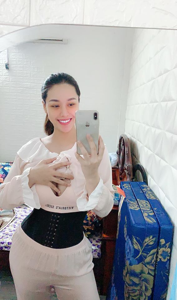 NHẬT KÍ Ở CỬ ❤️❤️❤️❤️

Cũng nhanh thật mới đây đã gần 2 tháng

Kinh nghiệm ở cử 2 đứa sanh liên tục của Dung sẽ chia sẽ thật nhất, ngắn gọn xúc tích 😉
Đợt rồi chỉ mới xuất viện về được 5-7 ngày là bụng Dung đã giảm rồi, kí vẫn còn nguyên nên các bạn có vẻ hoảng hốt qá nên chưa zám chia sẽ mạnh, nay cũng còn 5 ngày nữa là Dung sanh được 2 tháng rồi nên sẵn tiện viết bài cho các bạn tham khảo, này là những kinh nghiệm riêng và chân thật của Dung nên ai thích thì làm theo, ai ko vừa ý chỗ nào thì cũng đừng trách tại e ko có chia sẽ theo kiểu ở cữ của ông bà xưa 😃

Từ LÀM ĐẸP, XUỐNG BỤNG, GIẢM CÂN, ĂN UỐNG ntn D sẽ chia tẽ tất tần tật

Trước khi viết bài D sẽ nói rõ, mẹ sau sinh sẽ có các yếu tố khác những người bình thường nên khi giảm cân, xuống kí, ăn uống cũng sẽ rất khác so với những người chưa sanh vì có "dịch sản chưa ra hết, cơ thể tích nước nhiều trong lúc mang thai, da xạm do thai đổi nội tiết tố" và các yếu tố rạn nứt do tăng cân ko kiểm soát

Ở cử cũng phải theo 1 quy trình nha
Ăn uống 👉 giảm cân 👉 giảm bụng 👉 đẹp da

🤱 VẤN ĐỀ ĂN UỐNG
Này là mấu chốt quan trọng sau khi sinh
Sau sinh thì phụ nữ đã mất 1 lượng máu khá lớn, nên bà đẻ cần lượng dinh dưỡng cao hơn cả người thường. Thịt bò, tôm, cá chứa nguồn protein, canxi rất dồi dào nên cứ quất tới các mẹ ạ đừng kiêng khem . Sẹo lồi, co rút là do cơ địa, không phải tại ăn thịt bò và tôm, các món ăn đó D chỉ hấp, luộc, xào với rau ít dầu mỡ là chính
Mỗi sáng ăn 1 chén cơm kèm các món phụ trên, nhất là phải có canh hẹ, canh đu đủ hầm xương nha, rau lang luộc, rau mồng tơi nấu canh ko ( nhớ là đừng có phi tỏi mỡ vô canh nha các nàng) nên xíu muối thôi ăn xong là cứ sữa tràn trề con bú hông kịp... khỏi sợ tăng cân, thường bà đẻ ăn thịt heo thịt mỡ kho mặn chát ak rồi ăn xong uống nước nữa nên mập béo, tích nước nhiều là vậy

Đặc biệt ko được uống nước khác ngoài nước ấm, 2 lần sinh đẻ trong tháng D chỉ uống mỗi nước ấm nóng, vừa giúp cơ thể giữ ấm, lại còn giúp no hơi, thải nước trong cơ thể ra ngoài, lọc cơ thể ( nói chung hãy uống nước ấm 😹) vì nước ấm chẳng những có các công dụng trên nó laik là phương thức giảm cân thầm lặng của các mẹ sau sinh đó

😉 VẤN ĐỀ CÁI BỤNG TO TO, đây là cái kinh nghiệm dày dặn của Giun nhé

Trước khi sinh D 80 kí? Sau sinh còn 72 kí, ra tháng còn 67-68 kí chỉ giảm vỏn vẹn 4 kí
4 kí đó là gì (nước, sản dịch, và nếu nói giảm là chỉ giảm đúng 0,5kg đến 1kg mỡ thôi)

Nên bạn nào nói sau sinh tui giảm được 10-15-20 kí thì các eo sẽ xuống là chuyện đương nhiên, có khi giảm nhanh qá eo nó xập xệ như da bà già vậy rất mất thẫm mỹ
Làm thế nào để kí xuống hay ko kệ nó bụng là phải xuống cho nhanh 🤩🤩🤩

Cơ thể phụ nữ sau sinh hầu như đều bị phù nước, sản dịch trong tháng còn nhiều bụng cứ xệ xuống, sanh xong từ 1 các bụng bự e bé chui ra thì nó xẹp là điều hiển nhiên, ai bụng nhỏ thi giảm nhanh ( do cơ địa ) ai mà lên 25-30-40 kí rồi thì miễn bàn do cơ địa luôn 😔

NÊN cần phải có 1 đai định hình vòng eo để định hình lại vùng da bụng, 1 sản phẩm có thể tái tạo lại vùng da .... còn bạn nào bán sản phẩm nói là TAN MỠ BỤNG thì chắc các bạn vẫn chưa hiểu được cơ thể, làm gì có sản phẩm nào bôi lên tan được lớp mỡ bên trong, bụng bự sau sinh là do da nhé, nên phải triệt nó trước đã

👉 sáng kêu mẹ hay chồng rang muối hột với 1 củ gừng tươi sắt lát cho nóng, bỏ vào miếng khăn rồi lăn lên bụng lăn đều lăn đều đến khi hết nóng, kinh nghiệm 2 đứa đều làm cái này để da bụng săn chắc và hơi muối giữ ấm bụng, ngày làm 2 lần sáng chiều

👉 lăn muối xong nhớ là phải thoa Ủ NÓNG và NỊT BỤNG VÀO LIỀN, e nịt 24/24 trừ khi đi tắm mới tháo, xông hơi vẫn có khi ngồi đeo vì nghiện, sinh xong các bạn ko mua nịt nhưng nhớ là phải nịt bằng loại nịt co giãn cho cơ thể thoải mái nha ( ủ nóng đàn hồi và tái tạo da săn chắc) nên lúc nó đang tái tạo thì phải có nịt định hình thì mới giảm nhanh và da bụng được kéo căng lên nhờ nịt

Nên chỉ 4-5 ngày sử dụng cái bụng D đã phẳng lì là vậy, chỉ cần chịu khó là mọi thứ sẽ như mong đợi, chứ đeo có 3-4 tiếng nó chưa kịp định hình các mom tháo ra thì cũng công cốc 😔😔😔

🔴🔴🔴 XÔNG HƠI SAU SINH

👉👉 sinh thường: về xông hơi ngay sau khi xuất viện để thải bỏ nước trong cơ thể, giúp loại bỏ mùi tanh, mùi hôi sau khi sinh
🔶 các mom cần mua: lều và máy xông hơi, bỏ chanh cắt lát (chanh giúp khử mùi), vài tép xã vào chậu nước xông rồi bật máy xông hơi ngồi nghe nhạc hót líu lo 25-30p đi ra tinh thần sảng khoái vui vẻ, bước ra cái da nó hồng hào rờ vô kin kít thấy ham, xong chạy lẹ lẹ vô thoa serum kem body dưỡng lên liền ta nói như gái 18 🤣

Nhớ là xông xong lấy khăn lau sạch mồ hôi 15p sau hẵn tắm nhé
Tuần xong 3 lần, nhớ uống thật nhiều nước ấm khi xông

Còn sinh mổ thì khi xông chỉ cần lấy vải hoặc khăn che vết mổ laii là được nhé ❤️

🔴🔴🔴 XÔNG BÍM
Này mới quan trọng để giữ hạnh phúc gia đình nè 😁😁😁
Sinh mổ thì bím ko bị gì nhưng Giun đẻ thường 2 đứa nên phải chăm chút cẩn thận

👉 mua 1 cái bô ngồi, mỗi ngày xông 2 lần: đổ nước ấm nóng vào bô, cho 2-3 cục phèn chua, 3-4 muỗi muối hột trộn đều rồi ngồi lên tầm 10-15p ta nói dịch nó ra xối xã, máu đen nó ra hết trơn, bím thì khít mà lại sạch sẽ hồng hào...
Tầm 25-30 ngày sau sinh các mom mua thuốc đặt âm đạo đặt vào nhé 😀, đặt loai đó xong là nhét cả 1 ngón tay út còn ko lọt nổi dù cho có đẻ 3-4 đứa ( loại j d sẽ chia sẽ dưới hình )

🔴🔴🔴 TẮM GỘI SAU SINH

Này d khuyên các bạn xông xong lấy nước xông tắm gội luôn sau 10 ngày xuất viện, ko tắm ko gội người ngợm vi khuẩn là e bé nó cũng dơ theo, tắm rữa bằng nước ấm sạch sẽ là được nhé, gội đầu thì D chỉ gội dầu gội thảo dược.... tóc thì đẻ thì các mom yên tâm đi ai cũng rụng hết nhưng rồi sẽ mọc lại gấp đôi 😘😘😘
Đánh ăn thì đẻ xong là phải đánh liền với nước ấm hoặc súc nước muối đánh sạch lại chứ kêu D ko đánh răng là ko được rồi đó, răng D vẫn chắc khoẻ sáng bóng vì nhờ chăm đánh răng mỗi ngày mà kêu ở cử 2 tuần mới cho đánh là ko ổn đâu 😥, phải sạch sẽ rồi mới lại gần con nhé các mom

D ko có nằm than, nằm lò gì cả, cứ nhiệt độ phòng 27 độ cho mẹ và bé là ok, nhiệt độ phòng khác với nhiệt độ của máy lạnh, các mom có thể mua cây đo nhiệt để nhận biết

Nguồn: Dung Do