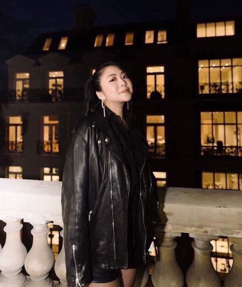 Hãy bình tĩnh và:
- Đeo khẩu trang + rửa tay thường xuyên.
- Giữ gìn sức khỏe, tập thể dục để nâng cao đề kháng.
- Không nên mua lương thực nhiều hơn mức cần thiết gây sốt ảo, rồi báo chí đưa tin làm hoang mang dư luận. Nhiều người cần ăn không riêng gì bản thân mình.
- Hạn chế đi tới những nơi đông người trong 1 tuần tới, nhà không hết gạo thì đừng đi siêu thị làm gì. Đây không phải năm 45, không có khủng hoảng lương thực, các đại siêu thị và công ty thực phẩm thừa sức cung ứng cho hơn 11 triệu cái miệng ăn ở Thủ Đô
- Không đi mua vàng vì đang có dấu hiệu sốt ảo.
- Không nên chạy trốn khỏi Hà Nội lúc này vì bến xe, sân tàu, sân bay là nơi nguy cơ cao nhất.
- Không đăng tải, share thông tin chưa xác thực kẻo lại được bế lên phường uống trà.
- Nếu bạn từng gặp mặt cô gái trong ảnh trong khoảng thời gian từ 2-6/32020. Hoặc bay trên chuyến bay VN0054 của Vietnam Airlines từ London về Nội Bài lúc 4h30 ngày 2/3, thì hãy trình diện tại cơ sở y tế gần nhất (Chuyện này vì gia đình và xã hội xin hãy vượt qua sợ hãi, lo lắng).
- Tạm thời nhịn phở cuốn Ngũ Xã :((
- Thay vì lên mạng xã hội chửi em Nhung thì share STT này sẽ hữu ích hơn