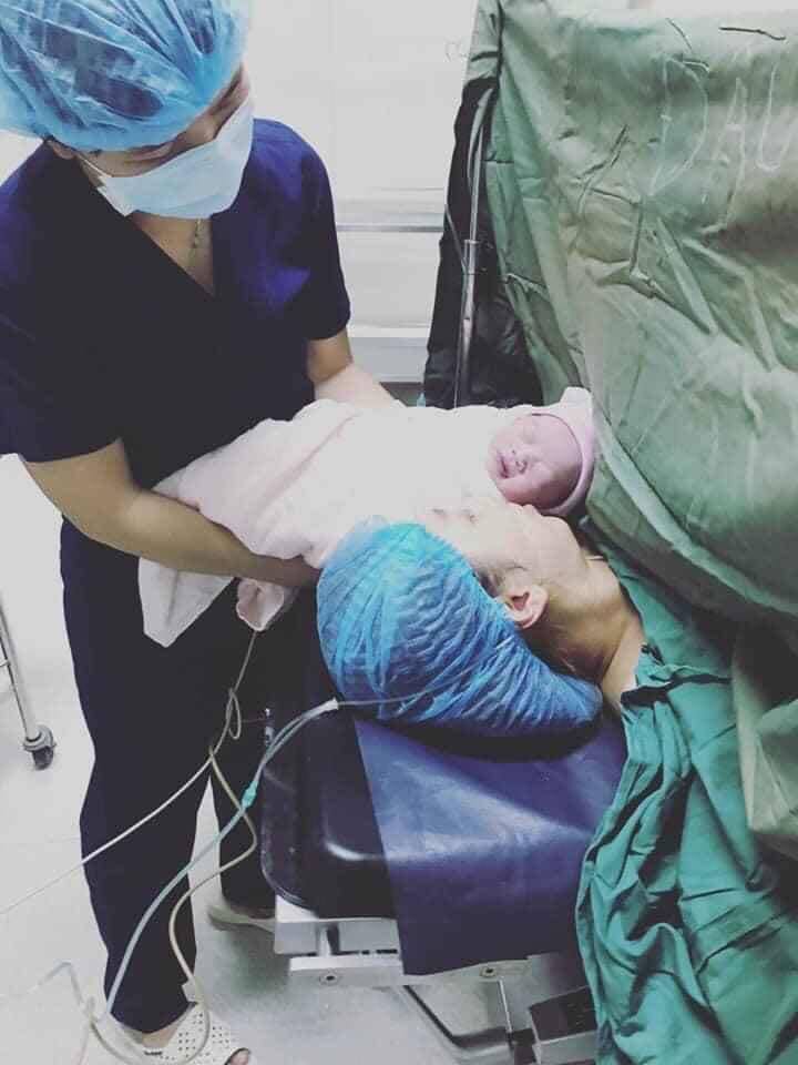 Điểm danh các mẹ sinh mổ
Có lẽ chỉ ai mổ đẻ mới hiểu đc cảm giác sợ hãi đến mức nào. Vừa đau vừa sợ. Nhưng mở miệng ra là coi thường những người sinh mổ. Mở miệng ra là nói: đẻ thường là tốt nhất, đẻ mổ là đồ không biết đẻ các thứ 😒

AI SINH MỔ SẼ HIỂU
👍Nhìn tấm ảnh này cảm giác ngày hôm đó lại về.

👍👍Là cái cảm giác vừa lo sợ, vừa trông được gặp con.
👍👍Là cảm giác cô đơn nằm trong phòng mổ
Cảm giác cứ sờ vào vết mổ như kiểu muốn tách ra nữa vậy
Rất sợ mùi bệnh viện - sợ phải thấy bệnh viện - vẫn còn ám ảnh luôn 😞 ..
Vào phòng mổ :
- Cởi bỏ quần áo, nằm dạng hai chân hai tay lên bàn .
- Bác sĩ làm các thủ tục thăm khám - Huyết áp, vệ sinh vùng bụng các kiểu
- Còng hết lưng ôm trọn bụng để tiêm gây tê, bác sĩ chọc đi chọc lại tủy sống mấy lần mới được.
- Cảm thấy mất cảm giác từ lưng xuống chân
Đầu vẫn hoàn toàn tỉnh táo
- Và bắt đầu nghe tiếng dao kéo rạch , mổ , xẻ 😩 cảm nhận đc từng lưỡi dao kéo lia trên thớ da thịt
- Bác sĩ đón con ra, nhẹ bẫng người !
- Phòng hồi sức lạnh ngắt như nhà ma. Rét run như lên cơn sốt 😥
Và dã man nhất là cái cơn đau sau mổ - khi hết gây tê - như muốn chết luôn đc - đau như đúng kiểu chết đi sống lại 😭
Vết mổ đau cho tới mãi sau này - lưng đau nhức - mũi gây tê ảnh hưởng thần kinh nên quên trước quên sau 😪 ai hiểu , ai thông cảm cho thì mừng không thì ăn chửi suốt ngày vì chứng đãng trí sau sinh
Chỉ có những người mẹ từng sinh mổ mới thấm thía thật sự..