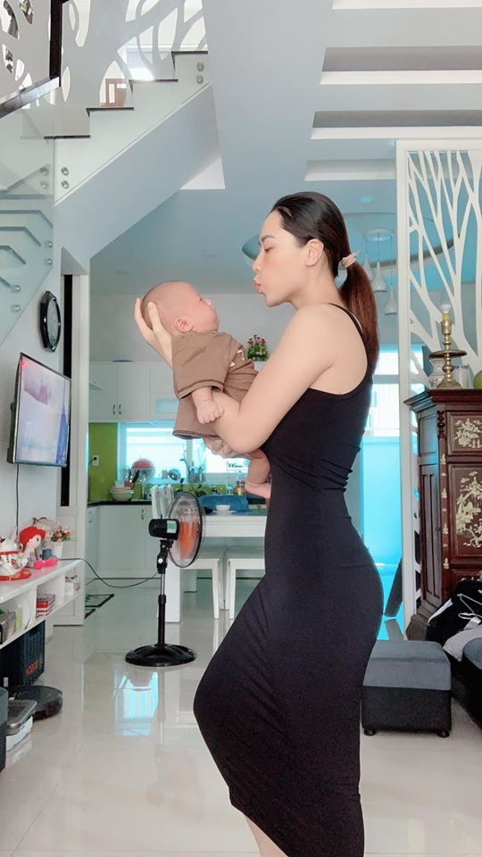 NHẬT KÍ Ở CỬ ❤️❤️❤️❤️

Cũng nhanh thật mới đây đã gần 2 tháng

Kinh nghiệm ở cử 2 đứa sanh liên tục của Dung sẽ chia sẽ thật nhất, ngắn gọn xúc tích 😉
Đợt rồi chỉ mới xuất viện về được 5-7 ngày là bụng Dung đã giảm rồi, kí vẫn còn nguyên nên các bạn có vẻ hoảng hốt qá nên chưa zám chia sẽ mạnh, nay cũng còn 5 ngày nữa là Dung sanh được 2 tháng rồi nên sẵn tiện viết bài cho các bạn tham khảo, này là những kinh nghiệm riêng và chân thật của Dung nên ai thích thì làm theo, ai ko vừa ý chỗ nào thì cũng đừng trách tại e ko có chia sẽ theo kiểu ở cữ của ông bà xưa 😃

Từ LÀM ĐẸP, XUỐNG BỤNG, GIẢM CÂN, ĂN UỐNG ntn D sẽ chia tẽ tất tần tật

Trước khi viết bài D sẽ nói rõ, mẹ sau sinh sẽ có các yếu tố khác những người bình thường nên khi giảm cân, xuống kí, ăn uống cũng sẽ rất khác so với những người chưa sanh vì có "dịch sản chưa ra hết, cơ thể tích nước nhiều trong lúc mang thai, da xạm do thai đổi nội tiết tố" và các yếu tố rạn nứt do tăng cân ko kiểm soát

Ở cử cũng phải theo 1 quy trình nha
Ăn uống 👉 giảm cân 👉 giảm bụng 👉 đẹp da

🤱 VẤN ĐỀ ĂN UỐNG
Này là mấu chốt quan trọng sau khi sinh
Sau sinh thì phụ nữ đã mất 1 lượng máu khá lớn, nên bà đẻ cần lượng dinh dưỡng cao hơn cả người thường. Thịt bò, tôm, cá chứa nguồn protein, canxi rất dồi dào nên cứ quất tới các mẹ ạ đừng kiêng khem . Sẹo lồi, co rút là do cơ địa, không phải tại ăn thịt bò và tôm, các món ăn đó D chỉ hấp, luộc, xào với rau ít dầu mỡ là chính
Mỗi sáng ăn 1 chén cơm kèm các món phụ trên, nhất là phải có canh hẹ, canh đu đủ hầm xương nha, rau lang luộc, rau mồng tơi nấu canh ko ( nhớ là đừng có phi tỏi mỡ vô canh nha các nàng) nên xíu muối thôi ăn xong là cứ sữa tràn trề con bú hông kịp... khỏi sợ tăng cân, thường bà đẻ ăn thịt heo thịt mỡ kho mặn chát ak rồi ăn xong uống nước nữa nên mập béo, tích nước nhiều là vậy

Đặc biệt ko được uống nước khác ngoài nước ấm, 2 lần sinh đẻ trong tháng D chỉ uống mỗi nước ấm nóng, vừa giúp cơ thể giữ ấm, lại còn giúp no hơi, thải nước trong cơ thể ra ngoài, lọc cơ thể ( nói chung hãy uống nước ấm 😹) vì nước ấm chẳng những có các công dụng trên nó laik là phương thức giảm cân thầm lặng của các mẹ sau sinh đó

😉 VẤN ĐỀ CÁI BỤNG TO TO, đây là cái kinh nghiệm dày dặn của Giun nhé

Trước khi sinh D 80 kí? Sau sinh còn 72 kí, ra tháng còn 67-68 kí chỉ giảm vỏn vẹn 4 kí
4 kí đó là gì (nước, sản dịch, và nếu nói giảm là chỉ giảm đúng 0,5kg đến 1kg mỡ thôi)

Nên bạn nào nói sau sinh tui giảm được 10-15-20 kí thì các eo sẽ xuống là chuyện đương nhiên, có khi giảm nhanh qá eo nó xập xệ như da bà già vậy rất mất thẫm mỹ
Làm thế nào để kí xuống hay ko kệ nó bụng là phải xuống cho nhanh 🤩🤩🤩

Cơ thể phụ nữ sau sinh hầu như đều bị phù nước, sản dịch trong tháng còn nhiều bụng cứ xệ xuống, sanh xong từ 1 các bụng bự e bé chui ra thì nó xẹp là điều hiển nhiên, ai bụng nhỏ thi giảm nhanh ( do cơ địa ) ai mà lên 25-30-40 kí rồi thì miễn bàn do cơ địa luôn 😔

NÊN cần phải có 1 đai định hình vòng eo để định hình lại vùng da bụng, 1 sản phẩm có thể tái tạo lại vùng da .... còn bạn nào bán sản phẩm nói là TAN MỠ BỤNG thì chắc các bạn vẫn chưa hiểu được cơ thể, làm gì có sản phẩm nào bôi lên tan được lớp mỡ bên trong, bụng bự sau sinh là do da nhé, nên phải triệt nó trước đã

👉 sáng kêu mẹ hay chồng rang muối hột với 1 củ gừng tươi sắt lát cho nóng, bỏ vào miếng khăn rồi lăn lên bụng lăn đều lăn đều đến khi hết nóng, kinh nghiệm 2 đứa đều làm cái này để da bụng săn chắc và hơi muối giữ ấm bụng, ngày làm 2 lần sáng chiều

👉 lăn muối xong nhớ là phải thoa Ủ NÓNG và NỊT BỤNG VÀO LIỀN, e nịt 24/24 trừ khi đi tắm mới tháo, xông hơi vẫn có khi ngồi đeo vì nghiện, sinh xong các bạn ko mua nịt nhưng nhớ là phải nịt bằng loại nịt co giãn cho cơ thể thoải mái nha ( ủ nóng đàn hồi và tái tạo da săn chắc) nên lúc nó đang tái tạo thì phải có nịt định hình thì mới giảm nhanh và da bụng được kéo căng lên nhờ nịt

Nên chỉ 4-5 ngày sử dụng cái bụng D đã phẳng lì là vậy, chỉ cần chịu khó là mọi thứ sẽ như mong đợi, chứ đeo có 3-4 tiếng nó chưa kịp định hình các mom tháo ra thì cũng công cốc 😔😔😔

🔴🔴🔴 XÔNG HƠI SAU SINH

👉👉 sinh thường: về xông hơi ngay sau khi xuất viện để thải bỏ nước trong cơ thể, giúp loại bỏ mùi tanh, mùi hôi sau khi sinh
🔶 các mom cần mua: lều và máy xông hơi, bỏ chanh cắt lát (chanh giúp khử mùi), vài tép xã vào chậu nước xông rồi bật máy xông hơi ngồi nghe nhạc hót líu lo 25-30p đi ra tinh thần sảng khoái vui vẻ, bước ra cái da nó hồng hào rờ vô kin kít thấy ham, xong chạy lẹ lẹ vô thoa serum kem body dưỡng lên liền ta nói như gái 18 🤣

Nhớ là xông xong lấy khăn lau sạch mồ hôi 15p sau hẵn tắm nhé
Tuần xong 3 lần, nhớ uống thật nhiều nước ấm khi xông

Còn sinh mổ thì khi xông chỉ cần lấy vải hoặc khăn che vết mổ laii là được nhé ❤️

🔴🔴🔴 XÔNG BÍM
Này mới quan trọng để giữ hạnh phúc gia đình nè 😁😁😁
Sinh mổ thì bím ko bị gì nhưng Giun đẻ thường 2 đứa nên phải chăm chút cẩn thận

👉 mua 1 cái bô ngồi, mỗi ngày xông 2 lần: đổ nước ấm nóng vào bô, cho 2-3 cục phèn chua, 3-4 muỗi muối hột trộn đều rồi ngồi lên tầm 10-15p ta nói dịch nó ra xối xã, máu đen nó ra hết trơn, bím thì khít mà lại sạch sẽ hồng hào...
Tầm 25-30 ngày sau sinh các mom mua thuốc đặt âm đạo đặt vào nhé 😀, đặt loai đó xong là nhét cả 1 ngón tay út còn ko lọt nổi dù cho có đẻ 3-4 đứa ( loại j d sẽ chia sẽ dưới hình )

🔴🔴🔴 TẮM GỘI SAU SINH

Này d khuyên các bạn xông xong lấy nước xông tắm gội luôn sau 10 ngày xuất viện, ko tắm ko gội người ngợm vi khuẩn là e bé nó cũng dơ theo, tắm rữa bằng nước ấm sạch sẽ là được nhé, gội đầu thì D chỉ gội dầu gội thảo dược.... tóc thì đẻ thì các mom yên tâm đi ai cũng rụng hết nhưng rồi sẽ mọc lại gấp đôi 😘😘😘
Đánh ăn thì đẻ xong là phải đánh liền với nước ấm hoặc súc nước muối đánh sạch lại chứ kêu D ko đánh răng là ko được rồi đó, răng D vẫn chắc khoẻ sáng bóng vì nhờ chăm đánh răng mỗi ngày mà kêu ở cử 2 tuần mới cho đánh là ko ổn đâu 😥, phải sạch sẽ rồi mới lại gần con nhé các mom

D ko có nằm than, nằm lò gì cả, cứ nhiệt độ phòng 27 độ cho mẹ và bé là ok, nhiệt độ phòng khác với nhiệt độ của máy lạnh, các mom có thể mua cây đo nhiệt để nhận biết

Nguồn: Dung Do