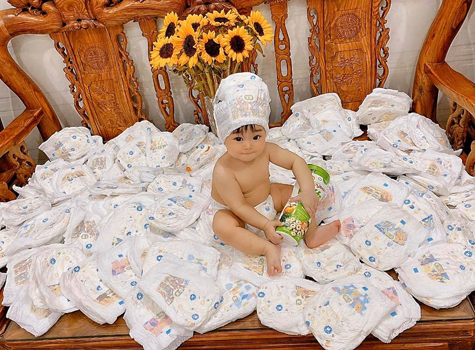 Khi mà mọi người đang tìm mua khẩu trang 😷 thì nhà tớ đây chẳng có gì ngoài bỉm tã các cậu ạ 🤣