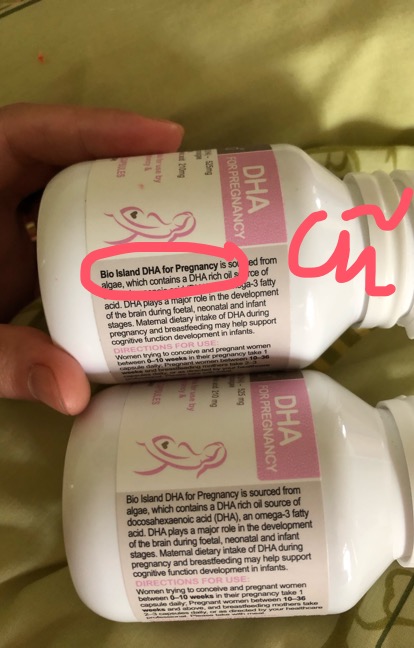Các mẹ ơi giúp em phân biệt DHA bầu Úc thật với, em mua 2 lọ uống mà về so nó khác nhau. Hoang mang lắm ạ! Khác nhau ở nơi sản xuất... Và cái nắp mới mua nghiêng dưới ánh sáng thấy chữ Bioisland phát sáng ạ!
