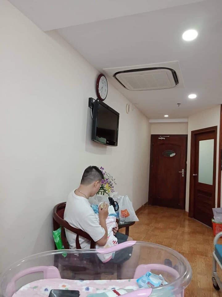 Nhiều mẹ ib mình k kịp trả lời hết, nên mình viết bài này để review sinh ở Hồng Ngọc, các mẹ thoải mái trao đổi thắc mắc nhé 😉

Lý do đầu tiên Hạnh chọn sinh ở Hồng Ngọc là bác sĩ và dịch vụ, tại sao lại thế, và đây là câu trả lời:

1. Làm hồ sơ sinh:
- Mình sinh thường nên làm HSS từ tuần 32 (trong gói ghi là từ 28w cơ).
*Đến làm HSS mang theo giấy tờ của mình, thẻ bảo hiểm nữa nhé (nên gọi trc cho hotline)
- Đi làm hss sẽ ký hợp đồng luôn và đặt cọc trước 1 khoản (cái này khi gặp nv sales họ sẽ nói rõ), r đi khám làm các xét nghiệm, lưu hồ sơ và hẹn tái khám theo bác sĩ chỉ định
- Trong thgian đợi kqua máu thì các mẹ có thể lên tầng 4 ăn buffet cho đỡ cảm giác chờ đợi 😉

2. Bác sĩ
- Hồng Ngọc được biết đến có khoa sản rất tốt, bác sĩ kinh nghiệm lâu năm trong nghề, chuyên môn cao, đặc biệt là khám có tâm, k xô bồ qua quýt, Hạnh theo dõi thai kỳ đăng ký bác Quyền lun nạ - bác sĩ nổi tiếng nhất HN và nhiều bệnh viện 😉
- Từ hôm làm hss các mẹ chọn bsi luôn nhé, họ sẽ đưa cho bảng lịch trực của tất cả các bsi để mn tiện theo dõi
- Chọn bác sĩ đỡ hay mổ các mẹ nên đặt hẹn với bsi trước, nhất là bác trưởng khoa, để có rơi vào ngày đẹp trời các mẹ sinh nhiều thì bác có thể sắp xếp

3. Giá cả và dịch vụ
- Hạnh vote 5/5 vì từ lúc đăng ký khám, làm hồ sơ, xét nghiệm... đc tiếp đón và hướng dẫn rất tận tình, trong qtrinh đợi khám mình có thể lên tầng 4 ăn buffet đỡ cảm giác đợi lâu
- Gói sinh thường là hơn 19tr bao gồm theo dõi từ 28w, nếu có phát sinh các mẹ ở thêm ngày, hoặc điều trị bệnh lý
- Phòng ốc, cơ sở vật chất hiện đại sạch sẽ, luôn có cô lao công lau dọn rất sạch
- Phòng sinh view thành phố mộng mer lắm nha :))
- Hạnh đi sinh k phải mang theo gì ngoài bộ quần áo ra viện, vì tr gói có hết cho mẹ bé r, còn đc tặng quà nữa

4. Chăm sóc mẹ bé
- Hạnh đau đẻ lúc 38w, 4h sáng thì 7h ung dung vào viện khám, mornitoring các kiểu thì chỉ định nhập viện, đen cái hôm đó thứ 3, bác Quyền k trực :)))). Nhưng phải nói là 2-3 bác sĩ khác take care Hạnh rất chu đáo và cực yên tâm
- Hạnh k gặp vấn đề gì, mọi thứ rất ok rất thuận, trừ khoản chịu đau kém :)) nên xin mổ, nhưng bác sĩ, y tá, điều dưỡng đều khuyên và làm tư tưởng sinh thường suốt từ trưa hôm trước đến 6h sáng hsau thì đẻ
- Phải nói là bác sĩ, y tá xử lý quá nhanh gọn, H đc truyền kích đẻ, nhưng chuyển dạ nhanh quá k kịp gây tê mang cứng, nên truyền giảm đau, quá trình đó diễn ra vô cùng nhanh và đến lúc vào sinh bác sĩ hướng dẫn tận tình từ cách lấy hơi đến động viên tinh thần
- Sinh xong em bé skin to skin (da kề da) luôn và ăn sữa non (nhõn tội lúc đó chưa có sữa :))), sợ bạn ý đói nên mình đồng ý y ta cho bé ăn sct.
- Tiếp đến khoản khâu: khâu khá lâu vì đây là khâu thẩm mỹ chỉ tự tiêu, riêng H ph tiêm 2 mũi tê vì k chịu đc :)). Khâu xong thì ok, k đau nữa luôn.
- Sau khi nằm theo dõi thì đc chuyển về phòng, phòng có thể phòng 1 - 2 - 3 tuỳ mình yêu cầu.
- Cơm cho mẹ rất ngon, đảm bảo 5 bữa (gồm 2 bữa phụ) thêm đc cốc sữa nóng nữa
- Bác sĩ sẽ đi buồng để theo dõi mẹ bé. Y tá điều dưỡng sẽ thay rửa vết khâu tại giường, tắm bé vào 9h sáng, cho bé ăn, dỗ bé khóc đêm nếu gia đình neo người và ycau 😉

5. Xuất viện
- Mẹ bé sẽ đc tặng quà sau sinh nhé, nên đây là lý do kp mang gì đi sinh
- Khi người nhà làm thủ tục mẹ nhớ mang giấy tờ kèm bảo hiểm nha

Trên đây là review cần thiết khi sinh ở Hồng Ngọc bản thân mình trải nghiệm 😉