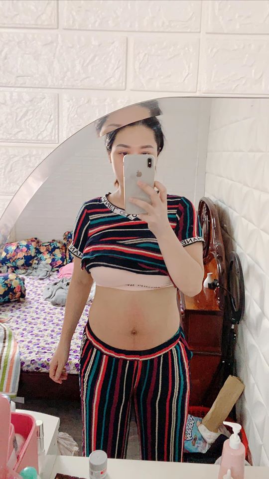 NHẬT KÍ Ở CỬ ❤️❤️❤️❤️

Cũng nhanh thật mới đây đã gần 2 tháng

Kinh nghiệm ở cử 2 đứa sanh liên tục của Dung sẽ chia sẽ thật nhất, ngắn gọn xúc tích 😉
Đợt rồi chỉ mới xuất viện về được 5-7 ngày là bụng Dung đã giảm rồi, kí vẫn còn nguyên nên các bạn có vẻ hoảng hốt qá nên chưa zám chia sẽ mạnh, nay cũng còn 5 ngày nữa là Dung sanh được 2 tháng rồi nên sẵn tiện viết bài cho các bạn tham khảo, này là những kinh nghiệm riêng và chân thật của Dung nên ai thích thì làm theo, ai ko vừa ý chỗ nào thì cũng đừng trách tại e ko có chia sẽ theo kiểu ở cữ của ông bà xưa 😃

Từ LÀM ĐẸP, XUỐNG BỤNG, GIẢM CÂN, ĂN UỐNG ntn D sẽ chia tẽ tất tần tật

Trước khi viết bài D sẽ nói rõ, mẹ sau sinh sẽ có các yếu tố khác những người bình thường nên khi giảm cân, xuống kí, ăn uống cũng sẽ rất khác so với những người chưa sanh vì có "dịch sản chưa ra hết, cơ thể tích nước nhiều trong lúc mang thai, da xạm do thai đổi nội tiết tố" và các yếu tố rạn nứt do tăng cân ko kiểm soát

Ở cử cũng phải theo 1 quy trình nha
Ăn uống 👉 giảm cân 👉 giảm bụng 👉 đẹp da

🤱 VẤN ĐỀ ĂN UỐNG
Này là mấu chốt quan trọng sau khi sinh
Sau sinh thì phụ nữ đã mất 1 lượng máu khá lớn, nên bà đẻ cần lượng dinh dưỡng cao hơn cả người thường. Thịt bò, tôm, cá chứa nguồn protein, canxi rất dồi dào nên cứ quất tới các mẹ ạ đừng kiêng khem . Sẹo lồi, co rút là do cơ địa, không phải tại ăn thịt bò và tôm, các món ăn đó D chỉ hấp, luộc, xào với rau ít dầu mỡ là chính
Mỗi sáng ăn 1 chén cơm kèm các món phụ trên, nhất là phải có canh hẹ, canh đu đủ hầm xương nha, rau lang luộc, rau mồng tơi nấu canh ko ( nhớ là đừng có phi tỏi mỡ vô canh nha các nàng) nên xíu muối thôi ăn xong là cứ sữa tràn trề con bú hông kịp... khỏi sợ tăng cân, thường bà đẻ ăn thịt heo thịt mỡ kho mặn chát ak rồi ăn xong uống nước nữa nên mập béo, tích nước nhiều là vậy

Đặc biệt ko được uống nước khác ngoài nước ấm, 2 lần sinh đẻ trong tháng D chỉ uống mỗi nước ấm nóng, vừa giúp cơ thể giữ ấm, lại còn giúp no hơi, thải nước trong cơ thể ra ngoài, lọc cơ thể ( nói chung hãy uống nước ấm 😹) vì nước ấm chẳng những có các công dụng trên nó laik là phương thức giảm cân thầm lặng của các mẹ sau sinh đó

😉 VẤN ĐỀ CÁI BỤNG TO TO, đây là cái kinh nghiệm dày dặn của Giun nhé

Trước khi sinh D 80 kí? Sau sinh còn 72 kí, ra tháng còn 67-68 kí chỉ giảm vỏn vẹn 4 kí
4 kí đó là gì (nước, sản dịch, và nếu nói giảm là chỉ giảm đúng 0,5kg đến 1kg mỡ thôi)

Nên bạn nào nói sau sinh tui giảm được 10-15-20 kí thì các eo sẽ xuống là chuyện đương nhiên, có khi giảm nhanh qá eo nó xập xệ như da bà già vậy rất mất thẫm mỹ
Làm thế nào để kí xuống hay ko kệ nó bụng là phải xuống cho nhanh 🤩🤩🤩

Cơ thể phụ nữ sau sinh hầu như đều bị phù nước, sản dịch trong tháng còn nhiều bụng cứ xệ xuống, sanh xong từ 1 các bụng bự e bé chui ra thì nó xẹp là điều hiển nhiên, ai bụng nhỏ thi giảm nhanh ( do cơ địa ) ai mà lên 25-30-40 kí rồi thì miễn bàn do cơ địa luôn 😔

NÊN cần phải có 1 đai định hình vòng eo để định hình lại vùng da bụng, 1 sản phẩm có thể tái tạo lại vùng da .... còn bạn nào bán sản phẩm nói là TAN MỠ BỤNG thì chắc các bạn vẫn chưa hiểu được cơ thể, làm gì có sản phẩm nào bôi lên tan được lớp mỡ bên trong, bụng bự sau sinh là do da nhé, nên phải triệt nó trước đã

👉 sáng kêu mẹ hay chồng rang muối hột với 1 củ gừng tươi sắt lát cho nóng, bỏ vào miếng khăn rồi lăn lên bụng lăn đều lăn đều đến khi hết nóng, kinh nghiệm 2 đứa đều làm cái này để da bụng săn chắc và hơi muối giữ ấm bụng, ngày làm 2 lần sáng chiều

👉 lăn muối xong nhớ là phải thoa Ủ NÓNG và NỊT BỤNG VÀO LIỀN, e nịt 24/24 trừ khi đi tắm mới tháo, xông hơi vẫn có khi ngồi đeo vì nghiện, sinh xong các bạn ko mua nịt nhưng nhớ là phải nịt bằng loại nịt co giãn cho cơ thể thoải mái nha ( ủ nóng đàn hồi và tái tạo da săn chắc) nên lúc nó đang tái tạo thì phải có nịt định hình thì mới giảm nhanh và da bụng được kéo căng lên nhờ nịt

Nên chỉ 4-5 ngày sử dụng cái bụng D đã phẳng lì là vậy, chỉ cần chịu khó là mọi thứ sẽ như mong đợi, chứ đeo có 3-4 tiếng nó chưa kịp định hình các mom tháo ra thì cũng công cốc 😔😔😔

🔴🔴🔴 XÔNG HƠI SAU SINH

👉👉 sinh thường: về xông hơi ngay sau khi xuất viện để thải bỏ nước trong cơ thể, giúp loại bỏ mùi tanh, mùi hôi sau khi sinh
🔶 các mom cần mua: lều và máy xông hơi, bỏ chanh cắt lát (chanh giúp khử mùi), vài tép xã vào chậu nước xông rồi bật máy xông hơi ngồi nghe nhạc hót líu lo 25-30p đi ra tinh thần sảng khoái vui vẻ, bước ra cái da nó hồng hào rờ vô kin kít thấy ham, xong chạy lẹ lẹ vô thoa serum kem body dưỡng lên liền ta nói như gái 18 🤣

Nhớ là xông xong lấy khăn lau sạch mồ hôi 15p sau hẵn tắm nhé
Tuần xong 3 lần, nhớ uống thật nhiều nước ấm khi xông

Còn sinh mổ thì khi xông chỉ cần lấy vải hoặc khăn che vết mổ laii là được nhé ❤️

🔴🔴🔴 XÔNG BÍM
Này mới quan trọng để giữ hạnh phúc gia đình nè 😁😁😁
Sinh mổ thì bím ko bị gì nhưng Giun đẻ thường 2 đứa nên phải chăm chút cẩn thận

👉 mua 1 cái bô ngồi, mỗi ngày xông 2 lần: đổ nước ấm nóng vào bô, cho 2-3 cục phèn chua, 3-4 muỗi muối hột trộn đều rồi ngồi lên tầm 10-15p ta nói dịch nó ra xối xã, máu đen nó ra hết trơn, bím thì khít mà lại sạch sẽ hồng hào...
Tầm 25-30 ngày sau sinh các mom mua thuốc đặt âm đạo đặt vào nhé 😀, đặt loai đó xong là nhét cả 1 ngón tay út còn ko lọt nổi dù cho có đẻ 3-4 đứa ( loại j d sẽ chia sẽ dưới hình )

🔴🔴🔴 TẮM GỘI SAU SINH

Này d khuyên các bạn xông xong lấy nước xông tắm gội luôn sau 10 ngày xuất viện, ko tắm ko gội người ngợm vi khuẩn là e bé nó cũng dơ theo, tắm rữa bằng nước ấm sạch sẽ là được nhé, gội đầu thì D chỉ gội dầu gội thảo dược.... tóc thì đẻ thì các mom yên tâm đi ai cũng rụng hết nhưng rồi sẽ mọc lại gấp đôi 😘😘😘
Đánh ăn thì đẻ xong là phải đánh liền với nước ấm hoặc súc nước muối đánh sạch lại chứ kêu D ko đánh răng là ko được rồi đó, răng D vẫn chắc khoẻ sáng bóng vì nhờ chăm đánh răng mỗi ngày mà kêu ở cử 2 tuần mới cho đánh là ko ổn đâu 😥, phải sạch sẽ rồi mới lại gần con nhé các mom

D ko có nằm than, nằm lò gì cả, cứ nhiệt độ phòng 27 độ cho mẹ và bé là ok, nhiệt độ phòng khác với nhiệt độ của máy lạnh, các mom có thể mua cây đo nhiệt để nhận biết

Nguồn: Dung Do
