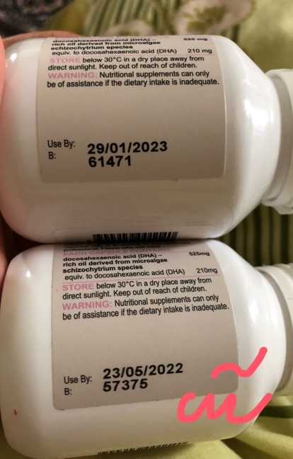 Các mẹ ơi giúp em phân biệt DHA bầu Úc thật với, em mua 2 lọ uống mà về so nó khác nhau. Hoang mang lắm ạ! Khác nhau ở nơi sản xuất... Và cái nắp mới mua nghiêng dưới ánh sáng thấy chữ Bioisland phát sáng ạ!