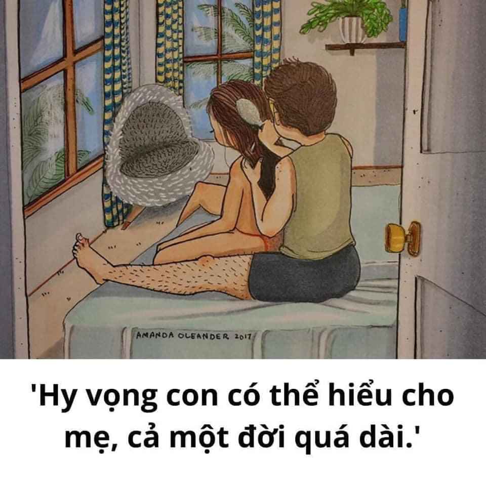 MXH đang đồng loạt lên án Mâu Thuỷ chia tay bạn trai 8 năm vì mua giày nhầm size để tặng cho Mâu Thuỷ. Đối với bản thân mình lại ko thể lên án bởi vì mình đã từng đọc câu truyện này. Hôm nay share lại cho mọi ng cùng đọc. Tất cả đều có lý do của nó chứ ko phải ngẫu nhiên. Dù chỉ là hôm nay tại sao lại ăn bát bún bò chứ ko phải phở bò nó cũng phải có lý do đấy mọi người ạ.

 "Bạn tôi kể, lúc mẹ cô ấy li hôn có nói với cô ấy một câu: ''Một đời quá dài.''

Cô ấy nói: Ba mẹ ly hôn, bởi vì ba gảy tàn thuốc lá vào chậu lan mẹ trồng.

Mẹ tôi là kiểu phụ nữ có xuống lầu đổ rác cũng phải ăn mặc chỉnh tề, lúc tôi 12 tuổi, mẹ và ba ly hôn, cũng bởi vì ba ném tàn thuốc vào chậu lan mẹ trồng, nhiều lần mẹ nói cũng vô ích.

Bạn bè khuyên nhủ, mẹ chỉ nói một câu:'' Anh ấy rất tốt, chỉ là không hợp đi cùng nhau nữa.''
Bà ngoại tức giận mắng mẹ: '' Mày cứ đọc nhiều sách vào rồi vẽ thêm chuyện.''

Trong mắt bà ngoại: con rể anh tuấn cao lớn, có thể kiếm tiền, hiếu thuận lo cho gia đình, ngược lại là con gái bản thân tùy hứng, không chịu nghĩ đến cảm nhận của con cái và cha mẹ.

Mẹ cũng rất khó giải thích cho bà rằng ba không thích tắm rửa, quần áo bít tất ném loạn, ăn cơm như hổ đói, không nhớ được sinh nhật của mẹ,không nhớ những ngày kỉ niệm, sao có thể xem như khuyết điểm đây, đàn ông đều như thế này sao ?

Tôi nhớ rất kỹ lúc mẹ mang theo tôi rời nhà, từng chảy nước mắt nói với tôi: 'Hy vọng con có thể hiểu cho mẹ, cả một đời quá dài.'

Lúc tôi 16 tuổi, ba dượng xuất hiện, vóc dáng ba không cao, tướng mạo bình thường, nhưng cả người sạch sẽ khoan khoái nhẹ nhàng, cười lên rất ôn hòa, tôi đối với ba dượng không có cảm giác bài xích.

Ba sẽ vì mẹ mà thay đổi những chậu hoa xinh đẹp, sẽ mua khăn trải bàn màu xanh nhạt hợp với bát đũa mới, sẽ vì mẹ mua một đôi giày da trắng sữa hợp với chiếc đầm đỏ của mẹ,sẽ thay mấy cái móc khóa đáng yêu cho tôi.

Ba dượng sẽ nắm tay mẹ đến bờ sông tản bộ, ngắm trời chiều và mặt trời mọc, đến những công viên đầm lầy để chụp hoa và chim, kể cho mẹ nghe tên của những loại cây cỏ và câu chuyện ẩn trong nó, mang về nhà những nhánh cây rơi, sau đó cắm trong bình cổ, bày trên bàn sách của tôi.

Mẹ thích tìm tòi sách dạy nấu ăn, mỗi lần mẹ long trọng làm món mới, ba dượng sẽ kéo tôi lại ngồi ngay ngắn, sẽ bắt chước những giám khảo và bắt đầu nhận xét về màu sắc và mùi thơm trong ánh mắt mong chờ của mẹ, đùa khiến mẹ cười khanh khách không ngừng.

Có một lần mẹ bệnh phải nằm viện, tôi đến chăm liền thấy trên đầu giường đặt một bó bách hợp, hoa quả cắt thành miếng nhỏ đặt trong bát sứ màu xanh nhạt.

Ba dượng ngồi bên giường, đọc sách cho mẹ nghe. Bên cạnh giường bệnh có mấy dì nghiêng đầu hâm mộ xem cảnh này, bỗng nhiên mũi tôi chua chua, rốt cuộc cũng hiểu rõ câu nói kia: ''Cả một đời quá dài.'', cả một đời quá dài - nên không muốn tạm bợ.

Nếu người và người ở cùng nhau, chỉ vì cuộc sống, mà trong cuộc sống không có kỳ nghỉ, không có vui vẻ, không có cảm động, không có lãng mạn, vậy đó cũng coi như đối tác cuộc sống thôi.

Tình nguyện yêu không lối về, cũng không muốn vui vẻ hời hợt trở thành tình cảm nhạt nhoà
St